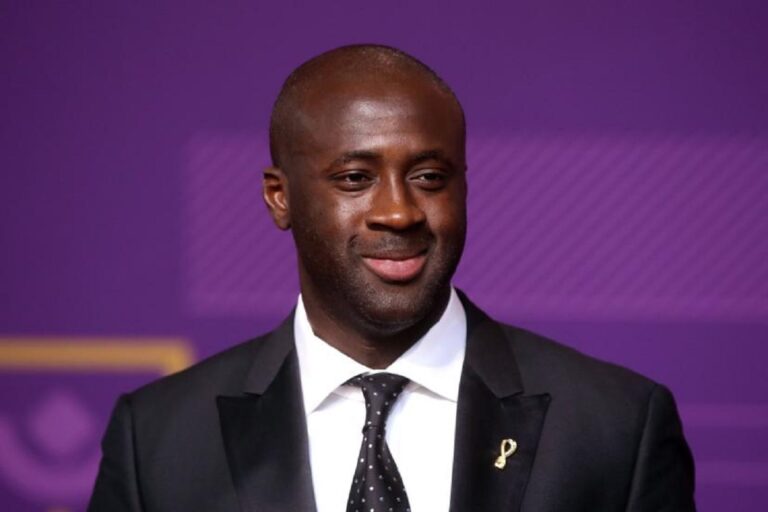 Image de Football. Yaya Touré, légende incontestée du football ivoirien, a récemment partagé avec ses abonnés sur Instagram une vidéo dans laquelle il évoque les personnalités ayant le plus marqué sa carrière. Ce récit personnel offre un éclairage unique sur son parcours et révèle des relations parfois complexes avec certaines figures emblématiques du football mondial. Une omission remarquée : l’absence de Pep Guardiola Dans cette rétrospective de carrière, une absence a rapidement attiré l’attention : celle de Pep Guardiola. Malgré leurs collaborations au FC Barcelone et à Manchester City, l’entraîneur espagnol ne figure pas parmi les noms cités par Yaya Touré. Leur relation, souvent qualifiée de tumultueuse, semble avoir laissé des cicatrices indélébiles. Ce rapport tendu contraste avec le rôle souvent central qu’occupait Yaya Touré dans les équipes dirigées par Guardiola. Au FC Barcelone, il était une pièce maîtresse de l’équipe qui a remporté le triplé historique en 2009. Toutefois, son départ du club catalan pour Manchester City en 2010 fut perçu comme une conséquence directe de divergences avec le technicien espagnol. Plus tard, leurs chemins se croisèrent à nouveau à City, où des frictions similaires se manifestèrent. Ces tensions soulèvent des questions sur la gestion des égos dans les grandes équipes et sur la manière dont elles influencent les performances individuelles. Roberto Mancini : un mentor respecté Contrairement à Guardiola, Roberto Mancini, qui a dirigé Manchester City entre 2009 et 2013, occupe une place de choix dans le cœur de Yaya Touré. « Il a une forte personnalité et est très direct. Il dit tout ce qu’il pense sans détour. Je l’apprécie énormément », a confié l’ancien international ivoirien. Sous la houlette de Mancini, Touré a joué un rôle central dans la conquête du titre de Premier League en 2012, le premier du club en 44 ans. Ce succès historique a consolidé son statut de légende à Manchester City. Le respect mutuel entre les deux hommes illustre une dynamique positive entre joueur et entraîneur. Mancini a su exploiter au maximum le potentiel de Touré, lui permettant de briller aussi bien en tant que milieu créatif qu’en tant que buteur décisif lors de matchs cruciaux. Leur collaboration réussie met en lumière l’importance d’une communication ouverte et d’une reconnaissance des compétences individuelles pour atteindre des objectifs collectifs. Des coéquipiers inoubliables : Puyol et Kompany Outre les entraîneurs, Yaya Touré a également rendu hommage à plusieurs de ses coéquipiers qui ont marqué sa carrière. Au FC Barcelone, il cite Carles Puyol comme une figure inspirante. « Un immense personnage. Jouer avec lui me donnait l’impression qu’il pouvait résoudre toutes les situations », a-t-il déclaré. Capitaine emblématique, Puyol incarnait le leadership et la détermination, des qualités qui ont contribué à créer une des équipes les plus dominantes de l’histoire du football. De même, à Manchester City, Vincent Kompany occupe une place particulière dans le panthéon personnel de Touré. « Une personne très ouverte et intelligente », a-t-il affirmé. Leader naturel, Kompany a joué un rôle crucial dans l’émergence de Manchester City comme une force incontournable en Premier League. Leur complicité sur et en dehors du terrain témoigne de l’importance des relations humaines dans le succès collectif. En partageant ces souvenirs, Yaya Touré offre un aperçu unique des coulisses de sa carrière, marquée par des triomphes mais aussi par des défis relationnels. Son parcours illustre l’importance des relations interpersonnelles dans la réussite sportive, qu’il s’agisse de mentors inspirants ou de coéquipiers exemplaires. Mais il soulève également des questions sur la manière dont les tensions avec certains entraîneurs peuvent affecter la trajectoire d’un joueur. Alors que Yaya Touré continue de partager son expérience et ses réflexions, une question demeure : comment les joueurs et entraîneurs peuvent-ils mieux collaborer pour éviter les conflits et maximiser leur potentiel commun ?