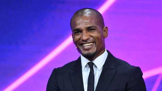 Image de Football. Florent Malouda, ancienne icône du football français et international, a surpris le monde sportif en annonçant son engagement dans la réserve citoyenne du 3e régiment étranger d’infanterie (3e REI) en Guyane. Cette décision, qui marque un tournant significatif dans sa vie, révèle son désir de transmettre des valeurs d’engagement et de citoyenneté à travers une nouvelle mission. Originaire de Cayenne, l’ancien joueur de l’Olympique Lyonnais et de Chelsea retourne sur ses terres natales avec l’ambition d’impacter positivement la jeunesse. Un retour aux sources porteur de valeurs Après une carrière prolifique dans le football, couronnée par des titres de champion en Ligue 1 et en Premier League, ainsi que des sélections avec l’équipe de France, Florent Malouda fait le choix de se rapprocher de ses racines. Rejoindre la réserve citoyenne du 3e REI n’est pas seulement un geste symbolique, mais une démarche profonde de reconnection avec sa terre natale. En tant que Guyanais, Malouda souhaite offrir à la jeunesse de sa région un modèle d’inspiration et d’espoir. Selon le communiqué de l’armée française, l’ancien footballeur participera à des missions visant à sensibiliser les jeunes aux valeurs d’engagement, de discipline et de travail en équipe. Il sera également impliqué dans des activités de communication pour promouvoir les actions du 3e REI. Cette unité prestigieuse de la Légion étrangère, implantée en Guyane, est connue pour ses opérations en milieu tropical et son rôle essentiel dans la protection des frontières de la France. Un engagement en phase avec les défis de la jeunesse guyanaise Le choix de Malouda intervient dans un contexte où la Guyane fait face à des défis socio-économiques majeurs. Le taux de chômage chez les jeunes y est plus élevé que dans le reste de la France, et les perspectives d’avenir sont souvent compromises par un accès limité à l’éducation et à la formation. En rejoignant la réserve citoyenne, Malouda souhaite encourager la jeunesse à croire en son potentiel et à s’investir dans des projets constructifs. À travers son rôle de réserviste, il aura l’opportunité de partager des expériences de vie marquantes, tout en montrant que le succès peut être atteint grâce à la persévérance et à l’engagement. Son implication auprès des jeunes Guyanais pourrait contribuer à renforcer leur sentiment d’appartenance et leur donner des outils pour surmonter les obstacles. Une nouvelle vision de l’impact sportif Florent Malouda rejoint un cercle restreint d’anciens sportifs ayant choisi de s’engager dans des causes sociales et citoyennes après leur carrière. Ce virage reflète une tendance croissante chez les athlètes à utiliser leur notoriété pour initier des changements positifs dans leurs communautés d’origine. En choisissant la réserve citoyenne, il montre que l’impact d’un sportif ne se limite pas à ses exploits sur le terrain. Cette initiative pourrait inspirer d’autres athlètes à explorer des voies similaires, en mettant leurs compétences et leur réputation au service de causes d’intérêt général. Alors que Florent Malouda entame ce nouveau chapitre de sa vie, une question se pose : jusqu’où les sportifs peuvent-ils aller pour influencer positivement les sociétés et relever les défis de leurs communautés ?