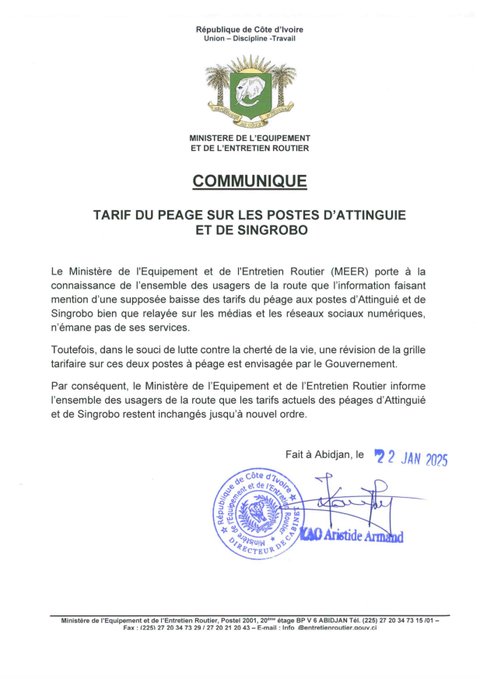 Image de Société. En Côte d’Ivoire, une vague de rumeurs a récemment envahi les réseaux sociaux, annonçant une baisse des tarifs des péages d’Attinguié et de Singrobo. Face à cette désinformation, le ministère de l’Équipement et de l’Entretien Routier (MEER) a réagi promptement pour éclairer l’opinion publique et préserver la confiance des usagers de la route. Dans un contexte où la circulation d’informations erronées peut semer le doute et alimenter les tensions sociales, le démenti du gouvernement intervient comme une nécessité pour dissiper les malentendus. Une réponse claire pour éteindre les rumeurs Le mercredi 22 janvier 2025, le ministère de l’Équipement et de l’Entretien Routier (MEER) a publié un communiqué officiel confirmant que les tarifs des péages d’Attinguié et de Singrobo demeurent inchangés. Ce message clair et direct visait à contrer la propagation de fausses informations circulant sur les plateformes numériques. Cette initiative n’est pas anodine dans un contexte où les réseaux sociaux jouent un rôle central dans la diffusion d’actualités, souvent sans vérification préalable. La rapidité avec laquelle ces rumeurs se sont propagées illustre à quel point les fake news peuvent impacter les décisions des citoyens, notamment dans des secteurs aussi sensibles que les infrastructures routières. En rétablissant la vérité, le MEER rappelle aux usagers de se référer exclusivement à ses canaux officiels pour toute question relative aux tarifs ou à la gestion des infrastructures. Cette démarche vise à instaurer une relation de confiance durable entre les citoyens et les autorités publiques, tout en renforçant la lutte contre les méfaits des rumeurs. Vers une éventuelle révision tarifaire ? Bien que les tarifs actuels restent inchangés, le gouvernement ivoirien examine la possibilité d’une révision de la grille tarifaire des péages. Cette démarche s’inscrit dans le cadre des politiques visant à réduire le coût de la vie, un engagement pris par les autorités pour répondre aux attentes des populations. Cependant, aucune décision concrète n’a encore été annoncée. À travers cette perspective, le MEER envisage des solutions qui concilieraient la nécessité d’entretenir les infrastructures existantes et celle d’alléger les charges financières des usagers. Les autorités devront donc prendre en compte plusieurs paramètres, notamment le coût d’entretien des routes, les revenus actuels des péages et les revendications des citoyens. Il est à noter que toute révision de cette nature devra s’accompagner d’une communication claire et pédagogique pour éviter de nouvelles désinformations. Le dialogue entre les institutions publiques et les citoyens s’avère être un levier essentiel pour assurer la transparence et l’adhésion aux futures mesures. Les défis de la lutte contre les fake news L’épisode des fausses informations sur les péages révèle un enjeu majeur pour les autorités ivoiriennes : la gestion de la communication en époque numérique. Dans un environnement où les réseaux sociaux dominent l’écosystème informationnel, il devient crucial d’établir des stratégies efficaces pour contrecarrer la propagation des fausses nouvelles. Les fake news ne sont pas seulement un problème ivoirien ; elles touchent l’ensemble des nations, perturbant les relations sociales et fragilisant la crédibilité des institutions. En réponse, le MEER, à l’instar d’autres ministères, pourrait intensifier ses efforts pour sensibiliser la population à la nécessité de vérifier les sources d’information. Par ailleurs, l’implication des acteurs médiatiques et des influenceurs numériques pourrait contribuer à limiter l’impact des rumeurs. Ces derniers jouent un rôle central dans la construction de l’opinion publique et pourraient servir de relais pour des campagnes de vérification et de diffusion d’informations officielles. Face à la montée en puissance des réseaux sociaux comme principal vecteur d’information, comment les autorités publiques peuvent-elles instaurer un environnement numérique de confiance et de véracité ?