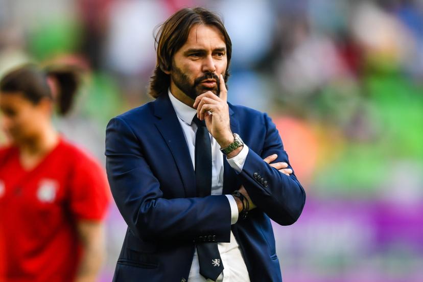 Image de Football. L’ancien international français Reynald Pedros, fort d’une carrière brillante dans le football masculin et d’une expertise confirmée dans le football féminin, a été nommé à la tête de l’équipe nationale féminine de Côte d’Ivoire. Cette décision, annoncée par la Fédération Ivoirienne de Football (FIF), marque une nouvelle ère pour les « Eléphantes », alors que le pays aspire à redorer le blason de son football féminin au niveau continental et mondial. Une nomination porteuse d’espoir pour le football ivoirien Le 53ème anniversaire de Reynald Pedros coïncide avec un nouveau défi de taille : redynamiser l’équipe nationale féminine de Côte d’Ivoire. L’ancien milieu international français, qui comptabilise 25 sélections, succède à Clémentine Touré, figure emblématique qui dirigeait l’équipe depuis 2010. La transition signale une volonté de renouvellement et une ambition accrue pour les « Eléphantes ». La FIF a officialisé la nomination de Reynald Pedros comme « coach équipe nationale A féminine », un choix salué pour l’expérience et la compétence de ce technicien. Ayant signé un contrat de quatre ans, il aura pour mission principale de guider les Ivoiriennes vers la prochaine Coupe d’Afrique des Nations (CAN), un objectif essentiel pour une équipe qui n’a plus brillé sur la scène continentale depuis sa troisième place en 2014. Reynald Pedros : Une expérience riche et diversifiée Reynald Pedros n’est pas un inconnu dans le paysage footballistique. Après une carrière de joueur qui l’a vu évoluer dans des clubs prestigieux comme Nantes, Lyon et Marseille, il s’est tourné vers le coaching avec succès. Son palmarès en tant qu’entraîneur de l’Olympique Lyonnais féminin est éloquent : deux Ligues des Champions remportées consécutivement en 2018 et 2019, consolidant son statut parmi les meilleurs techniciens du football féminin. Son expérience au Maroc a également marqué les esprits. Sous sa direction, la sélection féminine marocaine a atteint les huitièmes de finale de la Coupe du Monde 2023, un exploit historique pour le pays. Ce parcours impressionnant illustre sa capacité à construire des équipes compétitives et à inspirer la confiance de ses joueuses. Quels enjeux pour les "Eléphantes" ? La nomination de Reynald Pedros s’inscrit dans un contexte où le football féminin ivoirien cherche à se réinventer. Depuis leur unique participation à la Coupe du Monde en 2015, les « Eléphantes » ont peiné à retrouver le chemin de l’élite mondiale. Les attentes sont immenses, et les défis nombreux. Outre la qualification à la CAN, l’entraîneur devra travailler sur plusieurs fronts : la formation des jeunes talents, le renforcement de la compétitivité locale et la mise en place d’une vision tactique claire. Il s’agit également de créer une dynamique où les joueuses se sentent impliquées et valorisées, condition essentielle pour atteindre les sommets. Avec un contrat courant jusqu’en 2028, Reynald Pedros dispose du temps nécessaire pour poser des bases solides. Toutefois, le succès dépendra également de la collaboration avec la FIF et des investissements dans le développement du football féminin en Côte d’Ivoire. Alors que Reynald Pedros prend les rênes des « Eléphantes », comment cette nomination transformera-t-elle le paysage du football féminin en Côte d’Ivoire et au-delà ?