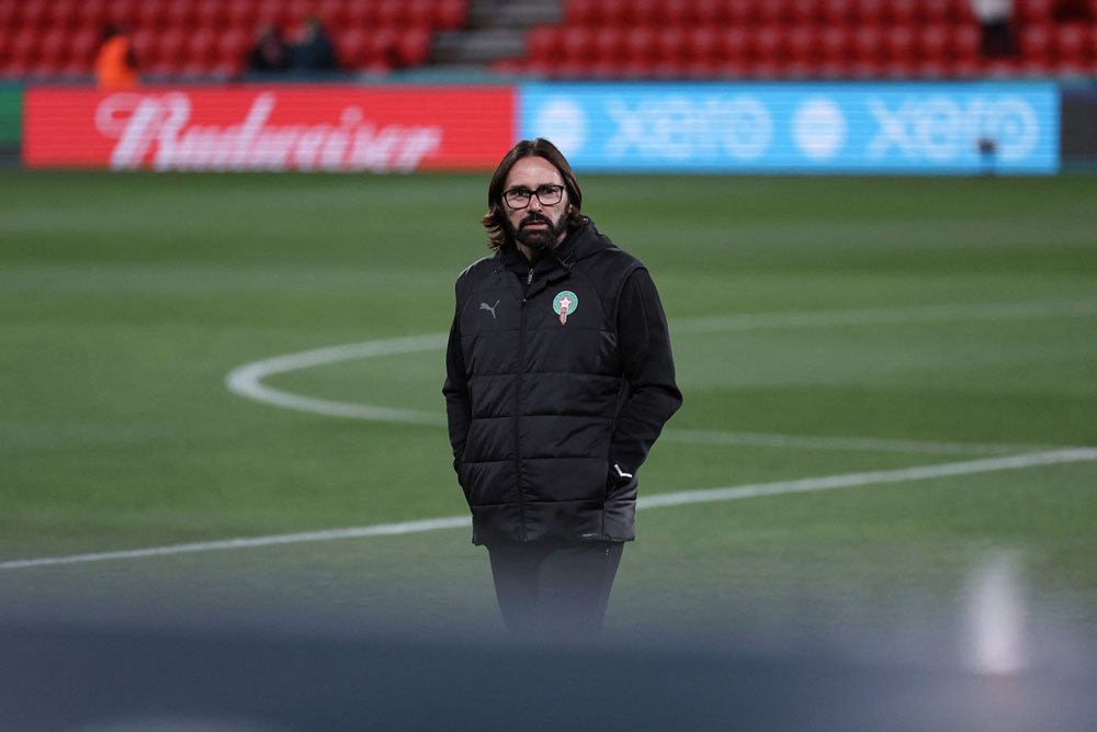 Deuxième Image de Football. L’ancien international français Reynald Pedros, fort d’une carrière brillante dans le football masculin et d’une expertise confirmée dans le football féminin, a été nommé à la tête de l’équipe nationale féminine de Côte d’Ivoire. Cette décision, annoncée par la Fédération Ivoirienne de Football (FIF), marque une nouvelle ère pour les « Eléphantes », alors que le pays aspire à redorer le blason de son football féminin au niveau continental et mondial. Une nomination porteuse d’espoir pour le football ivoirien Le 53ème anniversaire de Reynald Pedros coïncide avec un nouveau défi de taille : redynamiser l’équipe nationale féminine de Côte d’Ivoire. L’ancien milieu international français, qui comptabilise 25 sélections, succède à Clémentine Touré, figure emblématique qui dirigeait l’équipe depuis 2010. La transition signale une volonté de renouvellement et une ambition accrue pour les « Eléphantes ». La FIF a officialisé la nomination de Reynald Pedros comme « coach équipe nationale A féminine », un choix salué pour l’expérience et la compétence de ce technicien. Ayant signé un contrat de quatre ans, il aura pour mission principale de guider les Ivoiriennes vers la prochaine Coupe d’Afrique des Nations (CAN), un objectif essentiel pour une équipe qui n’a plus brillé sur la scène continentale depuis sa troisième place en 2014. Reynald Pedros : Une expérience riche et diversifiée Reynald Pedros n’est pas un inconnu dans le paysage footballistique. Après une carrière de joueur qui l’a vu évoluer dans des clubs prestigieux comme Nantes, Lyon et Marseille, il s’est tourné vers le coaching avec succès. Son palmarès en tant qu’entraîneur de l’Olympique Lyonnais féminin est éloquent : deux Ligues des Champions remportées consécutivement en 2018 et 2019, consolidant son statut parmi les meilleurs techniciens du football féminin. Son expérience au Maroc a également marqué les esprits. Sous sa direction, la sélection féminine marocaine a atteint les huitièmes de finale de la Coupe du Monde 2023, un exploit historique pour le pays. Ce parcours impressionnant illustre sa capacité à construire des équipes compétitives et à inspirer la confiance de ses joueuses. Quels enjeux pour les "Eléphantes" ? La nomination de Reynald Pedros s’inscrit dans un contexte où le football féminin ivoirien cherche à se réinventer. Depuis leur unique participation à la Coupe du Monde en 2015, les « Eléphantes » ont peiné à retrouver le chemin de l’élite mondiale. Les attentes sont immenses, et les défis nombreux. Outre la qualification à la CAN, l’entraîneur devra travailler sur plusieurs fronts : la formation des jeunes talents, le renforcement de la compétitivité locale et la mise en place d’une vision tactique claire. Il s’agit également de créer une dynamique où les joueuses se sentent impliquées et valorisées, condition essentielle pour atteindre les sommets. Avec un contrat courant jusqu’en 2028, Reynald Pedros dispose du temps nécessaire pour poser des bases solides. Toutefois, le succès dépendra également de la collaboration avec la FIF et des investissements dans le développement du football féminin en Côte d’Ivoire. Alors que Reynald Pedros prend les rênes des « Eléphantes », comment cette nomination transformera-t-elle le paysage du football féminin en Côte d’Ivoire et au-delà ?