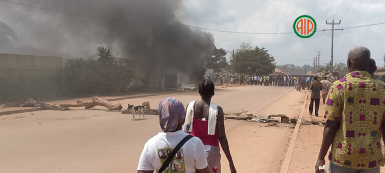 Image de Faits Divers. Le 22 janvier 2025, la ville de Bettié, située dans l’Est de la Côte d’Ivoire, a été le théâtre d’affrontements violents suite à une intervention des forces de gendarmerie. Cette altercation, qui a démarré par un contrôle de routine sur une motocyclette, a rapidement dégénéré, transformant une opération de police en une véritable insurrection. Après plusieurs heures de chaos, une centaine de personnes ont été interpellées pour leur implication dans l’attaque et le saccage de la brigade de gendarmerie locale. Cette situation interpelle sur les tensions sociales croissantes et la gestion de l’ordre public dans certaines régions du pays. Un contrôle de routine qui dégénère en insurrection Les événements survenus à Bettié viennent souligner les défis complexes auxquels sont confrontées les autorités ivoiriennes dans la gestion des relations entre les forces de sécurité et la population. Bien que les affrontements aient éclaté après un contrôle de routine, la réaction violente des habitants met en lumière des frustrations qui vont au-delà de l’incident immédiat. Les habitants de Bettié, excédés par ce qu'ils perçoivent comme un abus de pouvoir de la part des forces de l'ordre, ont réagi par la violence, donnant lieu à des scènes de chaos. L’origine des affrontements à Bettié remonte à un simple contrôle de routine effectué par la gendarmerie sur une motocyclette. Bien que ce genre de contrôle soit habituel dans de nombreuses villes ivoiriennes, il a pris une tournure inattendue. La situation a rapidement échappé à tout contrôle lorsque les habitants, estimant que l’intervention des gendarmes de Bettié était abusive, ont pris d’assaut la brigade locale. Ce n’était pas un simple cas de résistance à l’autorité ; c’était un soulèvement massif contre ce qui était perçu comme une oppression. Les assaillants, armés de machettes, de fusils de chasse et d’autres armes rudimentaires, ont défiguré le paysage urbain de Bettié. Ils ont incendié plusieurs véhicules et saccagé les locaux de la brigade. La riposte des forces de sécurité a été immédiate, mais les affrontements ont été d’une violence inouïe. En un temps record, l’incident est devenu un symbole des tensions sociales qui secouent de nombreuses régions rurales de la Côte d’Ivoire, où la relation entre la population et les forces de l’ordre semble de plus en plus tendue. Cet affrontement est un indicateur des fractures sociales qui existent dans certaines communautés ivoiriennes. Alors que les autorités se concentrent sur le maintien de l’ordre, une partie de la population se sent de plus en plus exclue, marginalisée et victime de l’abus d’autorité. Ce climat de mécontentement pourrait bien se propager si des mesures de réconciliation et de dialogue ne sont pas rapidement mises en place. Une enquête ouverte et des peines sévères en perspective À la suite des violents affrontements, le procureur de la République a ouvert une enquête pour identifier les responsables de ces actes. Une centaine d’individus ont été interpellés et sont actuellement en détention. Ceux-ci risquent des peines de prison sévères en vertu des articles 162, 179, 277, 278, 485 et 486 du Code Pénal ivoirien, qui traitent des violences, de la destruction de biens publics et de l’outrage aux agents de l’ordre. Ces actes, aussi violents qu’injustifiables, n’ont pas échappé à l’attention des autorités judiciaires, qui se sont engagées à faire toute la lumière sur cette affaire. Mais au-delà des arrestations par la gendarmerie de Bettié et des peines prévues, cette situation soulève la question de la gestion de l’ordre public dans les régions rurales. Le contrôle des forces de sécurité est-il perçu comme légitime par les habitants ? Pourquoi cette violence systématique à l'égard des institutions de l'État ? Cette enquête pourrait également mettre en lumière des dysfonctionnements plus profonds dans la manière dont les forces de l’ordre interagissent avec la population, mais aussi dans la manière dont les citoyens comprennent et vivent l’autorité de l’État. Une tension qui, si elle n’est pas rapidement apaisée, pourrait engendrer d’autres violences à l’avenir. Un appel au calme et à la responsabilité Face à l’escalade de violence qui a secoué Bettié, les autorités ivoiriennes ont lancé un appel au calme et à la responsabilité. Elles insistent sur le fait que la violence n’est jamais une solution aux problèmes sociaux et qu’il est primordial de privilégier le dialogue pour trouver des solutions pacifiques. Le gouvernement a également souligné l’importance de la coopération entre la population et les forces de sécurité pour garantir la stabilité et la paix sociale dans le pays. Cet appel au calme intervient à un moment où la Côte d’Ivoire, après des années de tensions post-conflit, semble avoir renoué avec une certaine stabilité politique et économique. Cependant, des incidents comme celui de Bettié rappellent que cette stabilité reste fragile. Le développement économique, l’amélioration des conditions de vie et la réconciliation nationale doivent aller de pair avec un renforcement de la confiance mutuelle entre les citoyens et les autorités. Si cette confiance est fragilisée, des événements comme ceux de Bettié risquent de se reproduire dans d’autres villes du pays. Alors que l’enquête se poursuit, et que des mesures sont prises pour prévenir de futurs affrontements, il reste à savoir si la Côte d’Ivoire sera capable de résoudre ces tensions profondes, qui ne cessent de s’aggraver à mesure que les fractures sociales se creusent. Les autorités réussiront-elles à instaurer un climat de paix durable entre la population et les forces de l’ordre, ou les affrontements violents deviendront-ils la norme dans certaines régions du pays ?