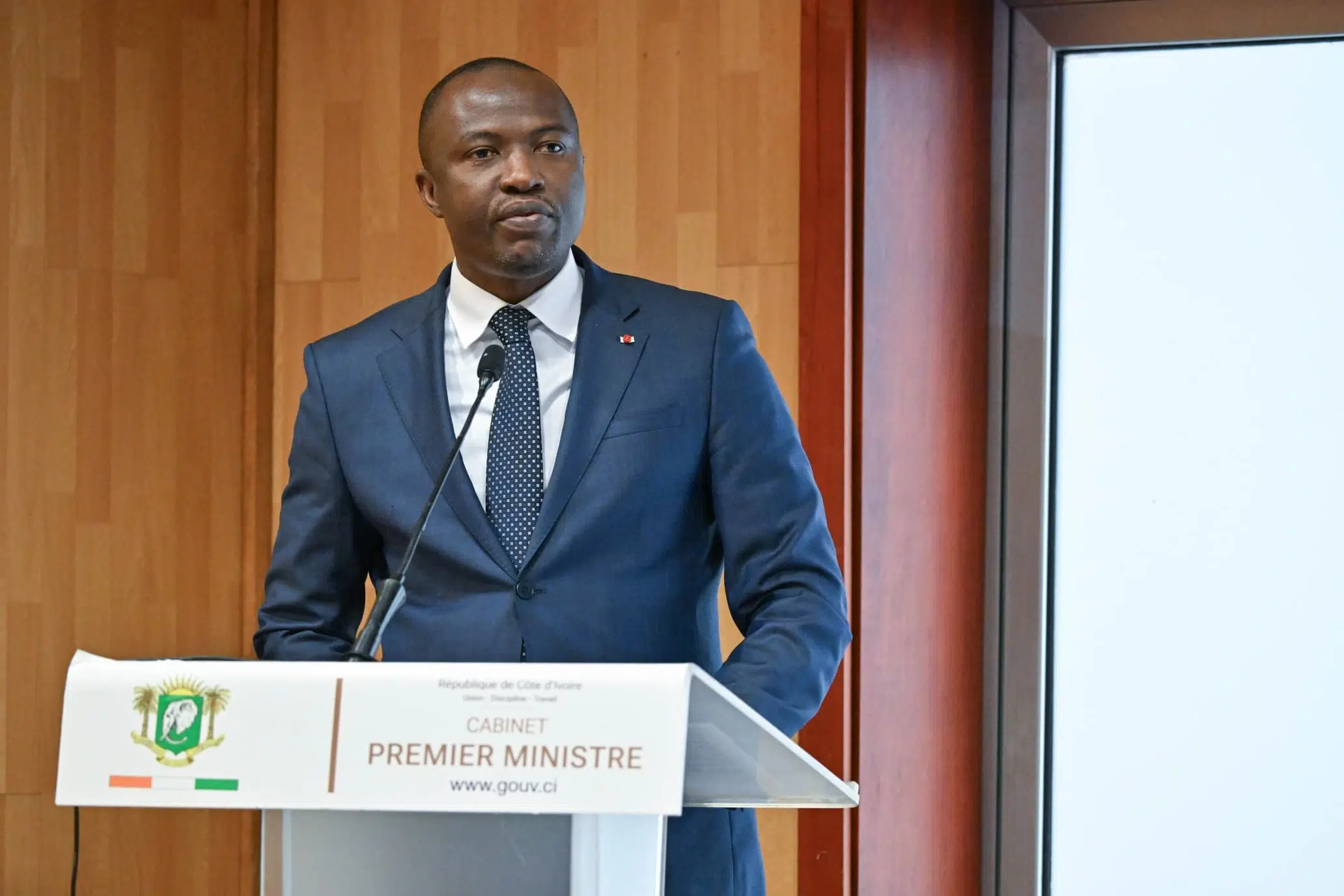 Image de Société. Le 24 janvier 2025, Abidjan a vibré au rythme du lancement officiel de la 12ème édition du Prix National d’Excellence. Cet événement prestigieux est devenu un rendez-vous annuel incontournable, visant à célébrer et encourager les contributions exceptionnelles au développement de la Côte d’Ivoire. Entre innovations, transparence et ouverture accrue, cette édition promet de marquer un tournant significatif dans la valorisation des talents locaux. Transparence et inclusion : des innovations au cœur de l’édition 2025 Sous l’impulsion du président Alassane Ouattara, la 12ème édition du Prix National d’Excellence introduit des réformes majeures. Parmi celles-ci, une révision minutieuse des critères d’attribution des prix a été mise en place pour garantir une sélection équitable et transparente. « Nous voulons attribuer des Prix à des personnes physiques ou morales qui emportent l’adhésion de leurs pairs, de la population et la reconnaissance du professionnalisme de leur parcours », a déclaré Karim Traoré, directeur de cabinet du Premier ministre. Cette volonté de transparence s’accompagne d’un processus de candidature modernisé. Dès le 1er février 2025, une plateforme en ligne sera disponible pour les inscriptions, simplifiant les démarches et favorisant une plus grande participation. La période de candidature s’étendra jusqu’au 30 avril, offrant aux postulants un temps suffisant pour préparer leurs dossiers. Une campagne de sensibilisation nationale est parallèlement lancée pour inciter les entreprises, associations et individus à s’engager. Cette approche inclusive vise à toucher des candidats issus de tous les secteurs et de toutes les régions, renforçant ainsi l’impact et la représentativité de ce prix emblématique. 812 lauréats honorés : un bilan inspirant Depuis sa création, le Prix National d’Excellence a mis en lumière 812 lauréats, à travers un large éventail de domaines. Ces figures exemplaires, issues aussi bien du secteur public que privé, incarnent l’engagement, l’innovation et la persévérance. Selon Karim Traoré, ces lauréats comprennent « 153 structures publiques, 201 entreprises privées, 293 hommes et 151 femmes de valeur qui ont contribué au développement du pays ». L’impact de cette reconnaissance va bien au-delà des distinctions individuelles. En soulignant les réalisations exceptionnelles, le Prix National d’Excellence contribue à la construction d’un modèle de réussite nationale. Il offre une plateforme pour inspirer la jeunesse ivoirienne et promouvoir les valeurs d’excellence, de discipline et d’engagement citoyen. En outre, cette célébration annuelle sert d’outil diplomatique et économique, renforçant l’image de la Côte d’Ivoire sur la scène internationale. Les réalisations des lauréats participent à attirer des investissements et à élargir les opportunités à l’échelle nationale et régionale. Une dynamique collective pour un avenir prometteur Plus qu’une simple remise de prix, le Prix National d’Excellence est devenu un moteur de développement et de cohésion sociale. En reconnaissant les contributions des acteurs de tous horizons, cette initiative encourage l’émergence d’une nouvelle génération de leaders capables de relever les défis actuels et futurs. Pour les entreprises, associations ou individus ayant mené des projets novateurs, cet appel à candidatures représente une opportunité unique. La reconnaissance obtenue lors de cette cérémonie peut non seulement renforcer leur crédibilité, mais également ouvrir des portes vers de nouvelles collaborations. Avec l’accès simplifié offert par la plateforme en ligne, chaque postulant a la possibilité de mettre en avant ses réalisations et de participer activement au développement de la Côte d’Ivoire. Ce dispositif inclusif répond à un besoin pressant de mobiliser toutes les forces vives du pays pour une prospérité durable. En quoi cette édition 2025 du Prix National d’Excellence saura-t-elle insuffler un nouvel élan à l’économie et à la société ivoiriennes ?