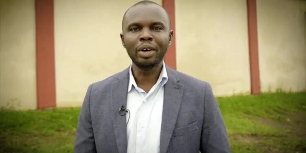 Image de Affaires Etrangères. Le journaliste ivoirien Moustapha Maïga, connu pour ses reportages incisifs, se retrouve actuellement en détention au commissariat de Gaya, au Niger. Alors qu’il se rendait à Gao, au Mali, pour assister aux obsèques de son père, un contrôle de routine s’est transformé en une situation pour le moins inexplicable. Cette arrestation soulève des interrogations sur les pratiques des autorités nigériennes et met une fois de plus en lumière les difficultés auxquelles sont confrontés les journalistes en Afrique. Les Circonstances Troubles de l'Arrestation Lors d’un contrôle d’identité dans un bus reliant Niamey à Gao, le journaliste ivoirien Moustapha Maïga a été en garde à vue pour des vérifications supplémentaires. Selon ses propres mots, relayés lors d’un appel avec son confrère Hermann Aboa, les forces de l’ordre nigériennes auraient relevé ses empreintes digitales et pris des photos d’identité, sans fournir d’explications précises. « C’est comme si j’avais commis un délit lié à mes documents », a déclaré le journaliste Moustapha Maïga, visiblement perplexe. Le fait qu’il ait indiqué être journaliste sur sa carte d’identité pourrait avoir joué un rôle dans cette situation. Pourtant, Moustapha Maïga en garde à vue assure n’avoir publié aucun article critique envers le Niger ou ses autorités. Cette justification semble insuffisante pour expliquer une mesure aussi drastique. Le flou qui entoure cette arrestation alimente les spéculations et les interrogations parmi les observateurs. Un Détournement de Voyage Qui Tourne au Cauchemar Si Moustapha Maïga se trouvait dans un bus en direction de Gao, c’est en raison de l’annulation répétée des vols intérieurs au Mali, une situation qui complique la mobilité dans la région. Sous les conseils d’agences de voyage, il avait choisi de passer par Niamey pour rejoindre sa destination. Ce qui devait être une solution pratique s’est transformé en une expérience angoissante. Les arrestations de journalistes dans de telles conditions ne sont pas rares en Afrique de l’Ouest, région où les libertés fondamentales sont parfois mises à mal par des régimes autoritaires ou des pratiques administratives arbitraires. Ce type d’incident souligne à quel point les journalistes sont exposés, même lorsqu’ils ne sont pas en exercice. En outre, il met en lumière les défis de la circulation transfrontalière dans des contextes où la sécurité prédomine souvent sur les droits individuels. Les Répercussions d’une Arrestation sur la Liberté de Presse La détention de Moustapha Maïga a immédiatement suscité l’inquiétude de ses confrères et des organisations de défense des droits des journalistes. Pour eux, cette affaire s’inscrit dans une longue liste de violations de la liberté de presse en Afrique. Alors que les autorités nigériennes n’ont fourni aucune explication claire sur les raisons de son arrestation, cette situation alimente un sentiment de méfiance envers les institutions chargées de faire respecter l’état de droit. Les experts rappellent que les journalistes jouent un rôle crucial dans la promotion de la transparence et de la responsabilité. Leur criminalisation ou intimidation a des effets dévastateurs non seulement sur leur liberté individuelle, mais aussi sur l’accès à l’information pour le grand public. Dans ce contexte, l’affaire Maïga pose une question cruciale : comment les journalistes peuvent-ils continuer à exercer leur métier sans craindre pour leur sécurité, surtout lorsqu’ils traversent des zones sensibles ? Dans un monde où la liberté de presse reste une condition essentielle pour des sociétés démocratiques, quelles mesures devraient être prises pour garantir la protection des journalistes, en Afrique et au-delà ?