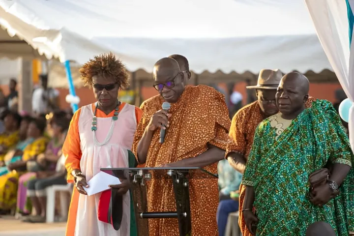 Image de Politique. L'ancien président de la République de Côte d’Ivoire, Laurent Gbagbo, a été accueilli en héros à Adjamé le 25 janvier 2025, dans le cadre de sa tournée nationale baptisée « Côcôcô ». Cette visite a été marquée par un dialogue poignant avec la chefferie Atchan, qui a rappelé les tragiques événements de juin 2024 ayant endeuillé la communauté locale. Face aux enjeux politiques et sociaux, cette étape a été un moment de réflexion et de mobilisation nationale. Un rappel des blessures profondes : la tragédie d’Adjamé Adjamé, une commune au cœur de la capitale économique ivoirienne, reste marquée par une tragédie qui a laissé des cicatrices indélébiles. En juin 2024, une attaque brutale a frappé les populations autochtones Atchan à Adjamé. À l’aube, à 4 h 30, des assaillants armés de machettes, de fusils et de pierres ont pris pour cible des familles sans défense. Ce raid a entraîné la mort de six personnes et blessé plus de soixante autres. Les survivants, dépouillés de tout, ont été contraints à l’exil dans leur propre pays. « Ce jour-là, notre population a été traumatisée. Nos moyens de subsistance ont été détruits, et nos familles ont été dispersées », a témoigné M. Mobio Prosper, secrétaire général de la chefferie Atchan à l'endroit de Gbagbo. Cette intervention a été l’occasion d’interpeller Laurent Gbagbo sur la nécessité d’une action rapide et concrète pour restaurer la dignité de cette communauté meurtrie. Cette tragédie, encore fraîche dans les esprits, est évoquée comme un symbole des tensions sociales et des injustices auxquelles sont confrontées les populations autochtones en milieu urbain. À travers son discours, le président Gbagbo a cherché à répondre aux attentes de cette communauté en affirmant son engagement pour la justice et la paix. La tournée « Côcôcô » : une stratégie politique ambitieuse L’initiative de Laurent Gbagbo, baptisée « Côcôcô », s’inscrit dans un contexte politique particulier. Élu candidat officiel du Parti des Peuples Africains - Côte d’Ivoire (PPA-CI) pour l’élection présidentielle de 2025, l’ancien président fait face à des obstacles juridiques considérables. Une condamnation par contumace à 20 ans de prison, prononcée dans le cadre de la crise post-électorale de 2010-2011, le rend actuellement inéligible. Malgré cet obstacle, Gbagbo reste déterminé à regagner la confiance du peuple ivoirien. « Votre présence ici est symbolique et porteuse d’espoir », a souligné M. Mobio Prosper, en reconnaissant le rôle unique de l’ancien président dans la réconciliation nationale. La tournée, qui couvre plusieurs localités du pays, vise à mobiliser les foules, à répondre aux attentes des populations et à renforcer l’image d’un leader proche des préoccupations sociales. Cette démarche marque un tournant dans la stratégie politique de Gbagbo, qui semble vouloir transcender les divisions partisanes pour s’imposer comme un homme d’État au service de tous. En dépit des contraintes, cette tournée offre une plateforme pour rallier un soutien massif et réaffirmer son influence sur la scène politique ivoirienne. Une opportunité pour la réconciliation nationale La visite de Laurent Gbagbo à Adjamé met en lumière des questions fondamentales liées à la réconciliation nationale et à la stabilité sociale. Alors que le pays continue de guérir des blessures de la crise post-électorale, cette tournée se présente comme une opportunité unique pour rassembler les citoyens autour d’un projet commun. Les tensions communautaires, exacerbées par des inégalités économiques et sociales, demeurent un défi majeur. L’engagement de Gbagbo à écouter les doléances des populations locales et à travailler pour une solution durable est perçu comme un pas important vers une paix durable. Dans ce contexte, les promesses faites lors de la tournée « Côcôcô » doivent se traduire par des actions concrètes. Il est essentiel que les efforts de réconciliation soient accompagnés d’initiatives pour réduire les inégalités, améliorer l’accès aux services publics et promouvoir un dialogue inclusif entre toutes les composantes de la société. Alors que le pays se prépare à une élection présidentielle cruciale, quelle sera la capacité de Laurent Gbagbo à transformer ces visites en un catalyseur de changement véritable ?