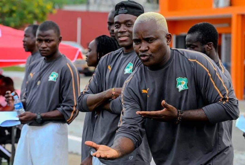 Image de Football. Jacques Silver Bah, plus connu sous le pseudonyme de Le Magnific, ne cesse de surprendre. Après avoir conquis le public ivoirien avec son talent d’humoriste et de comédien, l’artiste vient d’ajouter une nouvelle corde à son arc : celle d’entraîneur de football. Le jeudi 30 janvier 2025, il a obtenu sa « Licence D Caf » à l’issue d’une formation intensive au Centre national technique de Bingerville, sous la supervision d’Alain Gouaméné, directeur technique national adjoint. Cette nouvelle étape dans la vie de Le Magnific soulève une question : comment concilier carrière artistique et passion pour le football ? Une passion pour le football qui se concrétise Le Magnific n’a jamais caché son amour pour le football. Pour lui, ce sport est bien plus qu’un simple passe-temps : c’est une véritable passion qui l’anime depuis des années. C’est donc tout naturellement qu’il a décidé de se former pour devenir entraîneur, afin de transformer cette passion en expertise. « Quand tu veux choisir une activité, il faut apprendre les bases et c’est ce que nous sommes venus faire. On est venu prendre toutes les instructions afin de pouvoir changer notre manière de travailler... Nous sommes des éducateurs, pas encore des entraîneurs », a-t-il confié avec humilité. Cette déclaration reflète sa volonté de s’investir pleinement dans cette nouvelle voie, tout en reconnaissant que le chemin est encore long avant de prétendre au titre d’entraîneur confirmé. La formation s’est déroulée du 27 au 30 janvier 2025, a rassemblé 30 apprentis entraîneurs. L’international burkinabè Alain Traoré a pris part à la formation, actuellement joueur en Ligue 2 au Sporting club de Gagnoa. Cette diversité de profils a enrichi l’expérience de Le Magnific, qui a pu échanger avec des passionnés de football venus d’horizons différents. Un rêve : devenir sélectionneur national Pour Le Magnific, l’obtention de la Licence D Caf n’est qu’une première étape. L’artiste-entraîneur a des ambitions bien plus grandes : il envisage de poursuivre sa formation pour obtenir la Licence Pro, un diplôme qui lui ouvrirait les portes des plus grands clubs et, pourquoi pas, de la sélection nationale. « On espère franchir toutes ces étapes, pour devenir sélectionneur national un jour », a-t-il déclaré avec détermination. Un rêve qui peut sembler audacieux, mais qui témoigne de sa volonté de s’imposer dans le monde du football, au même titre qu’il l’a fait dans celui du divertissement. Cette ambition n’est pas sans rappeler le parcours de certains entraîneurs célèbres, qui ont su gravir les échelons grâce à leur passion et leur travail acharné. Le Magnific, avec son charisme et son esprit d’équipe, pourrait bien suivre leurs traces. L’une des questions qui se posent est de savoir comment Le Magnific compte concilier ses deux carrières. En effet, l’artiste est déjà très occupé par ses projets humoristiques et ses représentations théâtrales. Pourtant, il reste confiant et affirme que les deux activités peuvent parfaitement coexister. « C’est une histoire de calendrier. Il faut savoir planifier les choses. Quand tu veux vraiment réaliser un rêve, il faut mettre tous les ingrédients et c’est ce que nous allons faire. L’humour a un calendrier, de même que le coaching. Ce sont des programmes différents. Les deux ne se marchent pas dessus », a-t-il expliqué. Actuellement coach adjoint à l’Association sportive des anges (Asa), Le Magnific a déjà commencé à mettre en pratique ses nouvelles compétences. Son expérience sur le terrain, combinée à son talent de communicateur, pourrait faire de lui un entraîneur hors pair, capable de motiver ses joueurs tout en gardant une ambiance positive au sein de l’équipe. L’obtention de la Licence D Caf marque un tournant dans la vie de Jacques Silver Bah, alias Le Magnific. En se lançant dans une carrière d’entraîneur, il prouve que l’on peut concilier passion et professionnalisme, même dans des domaines aussi différents que l’humour et le football. Alors que l’artiste-entraîneur envisage déjà les prochaines étapes de sa formation, une question se pose : sa double carrière sera-t-elle un atout pour briller à la fois sur scène et sur le terrain, ou représentera-t-elle un défi trop difficile à relever ? Une chose est sûre : Le Magnific a déjà montré qu’il n’avait pas peur de repousser les limites.