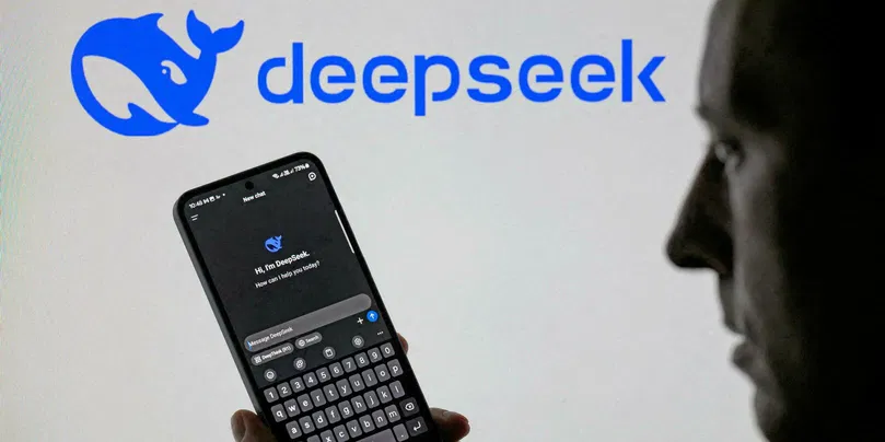 Image de Développeurs. Le monde de l’intelligence artificielle (IA) assiste à l’ascension fulgurante de DeepSeek, une application chinoise qui se positionne en rivale sérieuse des géants américains du secteur. Avec une approche disruptive, un budget modeste et une puissance de calcul optimisée, DeepSeek démontre que l’innovation ne dépend pas uniquement des investissements massifs ni de l’accès aux technologies les plus avancées. Cette montée en puissance suscite des réactions en chaîne, entre admiration et inquiétude, révélant des enjeux économiques, stratégiques et politiques majeurs. DeepSeek : une montée en puissance inattendue Lancée le 20 janvier, l'IA chinoise DeepSeek s’est imposée comme une des applications les plus téléchargées sur l’App Store d’Apple. Son succès fulgurant a surpris l’ensemble de l’écosystème technologique, provoquant une onde de choc jusqu’aux marchés financiers. Contrairement aux autres modèles de langage génératif développés par les géants de la tech, DeepSeek a été conçu avec un budget bien inférieur, prouvant ainsi que l’innovation ne se limite pas aux seules entreprises américaines aux moyens colossaux. Son architecture repose sur un modèle de langage à code source ouvert comptant 670 milliards de paramètres, le plus grand jamais développé dans ce format. Cette approche lui permet d’offrir des performances de haut niveau en mathématiques, en programmation et en raisonnement logique, le plaçant en concurrence directe avec le modèle O1 d’OpenAI, qui alimente ChatGPT. Ce succès ne repose pas seulement sur sa puissance technologique. L’accessibilité de DeepSeek est un facteur clé de son adoption rapide : l’application est gratuite et disponible en libre accès, une stratégie qui contraste avec celle des entreprises occidentales, qui tendent à monétiser progressivement leurs outils d’IA avancés. L’intelligence artificielle sous influence : DeepSeek et la question de la censure DeepSeek, à l’instar des autres modèles chinois d’intelligence artificielle, est conçu pour éviter certains sujets sensibles. Lorsqu’un utilisateur tente d’aborder des thèmes politiquement délicats, comme les événements du 4 juin 1989 sur la place Tiananmen, l’IA refuse de répondre, invoquant des restrictions de contenu. Cette censure, qui a longtemps été perçue comme un frein au développement des modèles chinois, semble ici intégrée sans entraver l’efficacité de l’outil. En évitant les questions politiques et en se concentrant sur des applications pratiques, DeepSeek parvient à séduire un large public tout en restant conforme aux directives du gouvernement chinois. D’un point de vue géopolitique, cette réussite illustre la capacité de la Chine à développer une IA indépendante des technologies occidentales. La création de DeepSeek avec un budget réduit – 6 millions de dollars seulement, contre plusieurs milliards pour OpenAI – remet en question l’idée selon laquelle les États-Unis conserveraient une avance structurelle dans le domaine de l’IA. Un autre élément notable concerne les restrictions américaines sur l’exportation de puces avancées vers la Chine. Depuis septembre 2022, Washington a interdit la vente de certaines technologies, dont les puces Nvidia A100, indispensables au développement de modèles d’IA de pointe. Pourtant, le fondateur de DeepSeek aurait réussi à contourner ces restrictions en constituant un stock de 50 000 puces avant l’entrée en vigueur de l’embargo, combinant ces composants avec d’autres alternatives moins coûteuses pour parvenir à un résultat compétitif. Une menace pour la Silicon Valley et Wall Street ? L’essor de DeepSeek ne passe pas inaperçu dans la Silicon Valley et Wal Street. Le 27 janvier, le Nasdaq, l’indice phare des valeurs technologiques, a chuté de plus de 3 %, emportant dans sa baisse les fabricants de puces et les centres de données. Nvidia, l’un des grands bénéficiaires de la ruée vers l’IA, a vu son action s’effondrer de 17 % en une seule journée, une correction brutale qui témoigne de l’inquiétude des investisseurs face à la montée en puissance des alternatives chinoises. Les analystes s’interrogent désormais sur la capacité de DeepSeek à maintenir cette dynamique. Si l’application continue de gagner en popularité, elle pourrait inciter d’autres acteurs chinois à adopter une approche similaire, accélérant ainsi l’autonomie technologique de la Chine dans un secteur stratégique. Pour Pékin, cette avancée est une victoire éclatante : elle prouve que le pays est en mesure de rivaliser avec les États-Unis sans dépendre des infrastructures et des ressources occidentales. Cependant, la réussite de DeepSeek ne doit pas masquer certains défis. La qualité de ses réponses, bien qu’impressionnante, reste en deçà des meilleurs modèles américains sur certains aspects, notamment la créativité et la compréhension contextuelle avancée. Par ailleurs, l’évolution rapide de l’IA générative impose une mise à jour constante des modèles, ce qui nécessite des ressources conséquentes, tant en termes de données que de puissance de calcul. L’un des enjeux majeurs reste la confiance des utilisateurs. Alors que des entreprises comme OpenAI et Google se heurtent à des questions éthiques et réglementaires sur la transparence et les biais de leurs modèles, DeepSeek devra démontrer sa capacité à garantir des interactions fiables et sécurisées. Le succès de DeepSeek marque-t-il le début d’une nouvelle ère dans la course à l’intelligence artificielle ? Pourra-t-il véritablement s’imposer face aux géants américains et influencer durablement l’équilibre des forces dans la tech mondiale ?