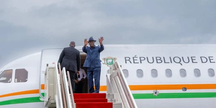 Image de Politique. Le président ivoirien Alassane Ouattara est rentré à Abidjan dimanche 2 février 2025, après un séjour de deux semaines en France. Ce déplacement, entamé le 17 janvier, a été marqué par des rencontres diplomatiques de haut niveau, notamment avec le président français Emmanuel Macron. Les échanges ont porté sur des sujets cruciaux tels que le retrait des forces françaises, la sécurité régionale et la crise en République démocratique du Congo (RDC). De retour sur le sol ivoirien, le chef de l’État a été accueilli par les plus hautes autorités du pays et s’apprête à reprendre les rênes du pouvoir avec un conseil des ministres prévu le 13 février. Un séjour en France axé sur la coopération bilatérale et les enjeux régionaux Le séjour d’Alassane Ouattara en France a été l’occasion de renforcer les liens entre la Côte d’Ivoire et son partenaire historique. Le point d’orgue de cette visite a été la rencontre avec Emmanuel Macron, jeudi 30 janvier 2025, autour d’un dîner officiel. Les deux dirigeants ont abordé des sujets d’une importance capitale pour les deux nations, mais aussi pour la stabilité de l’Afrique de l’Ouest. Parmi les thèmes discutés, le processus de retrait des forces françaises de la Côte d’Ivoire a occupé une place centrale. Cette question, sensible et symbolique, s’inscrit dans un contexte plus large de redéfinition des relations militaires entre la France et ses anciennes colonies. Alassane Ouattara et Emmanuel Macron ont également évoqué la sécurité dans la sous-région, notamment face à la montée des groupes armés et des menaces terroristes. Enfin, la crise en République démocratique du Congo (RDC) a fait l’objet d’échanges approfondis. Les deux présidents ont réaffirmé leur engagement à soutenir les efforts de paix dans la région, tout en appelant à une coordination accrue entre les pays africains et la communauté internationale. Un retour marqué par des défis nationaux et régionaux De retour de France Alassane Ouattara a été accueilli à Abidjan par une délégation composée du vice-président, du Premier ministre Robert Beugré Mambé, des présidents des institutions et de plusieurs membres du gouvernement. Cet accueil chaleureux témoigne de l’importance de ce retour, alors que le pays fait face à des défis économiques, sociaux et sécuritaires. Le président ivoirien reprend les rênes du pouvoir après une absence de plusieurs semaines, durant laquelle plusieurs dossiers ont été laissés en suspens. Parmi les priorités figurent la relance économique post-pandémie, la gestion des tensions sociales et la sécurisation des frontières face aux menaces terroristes. Un conseil des ministres est prévu le jeudi 13 février 2025 pour examiner les dossiers en attente et prendre des décisions stratégiques. Ce rendez-vous gouvernemental sera crucial pour relancer les réformes et répondre aux attentes des Ivoiriens, notamment en matière de création d’emplois, d’accès aux services de base et de lutte contre l’inflation. Les enjeux de la coopération franco-ivoirienne à l’ère post-coloniale La visite d’Alassane Ouattara en France s’inscrit dans un contexte de redéfinition des relations entre la France et l’Afrique. Depuis plusieurs années, les pays africains réclament une coopération plus équilibrée et respectueuse de leur souveraineté. Le retrait progressif des forces françaises de la Côte d’Ivoire, initié en 2022, symbolise cette nouvelle ère. Cependant, cette transition ne se fait pas sans défis. La Côte d’Ivoire doit renforcer ses capacités militaires et sécuritaires pour faire face aux menaces régionales, tout en maintenant une coopération étroite avec la France et d’autres partenaires internationaux. Les discussions entre Ouattara et Macron ont permis de poser les bases d’une collaboration renouvelée, axée sur le développement économique, la sécurité et la stabilité régionale. Par ailleurs, la crise en RDC et les tensions dans la sous-région soulignent la nécessité d’une approche collective pour résoudre les conflits. Alassane Ouattara, en tant que figure influente en Afrique de l’Ouest, a un rôle clé à jouer dans la promotion du dialogue et de la coopération entre les États africains. Conclusion : quelle place pour la Côte d’Ivoire dans le nouvel ordre mondial ? Le retour d’Alassane Ouattara en Côte d’Ivoire marque le début d’une nouvelle phase pour le pays, tant sur le plan national qu’international. Les discussions avec Emmanuel Macron ont permis de renforcer les liens entre les deux nations, tout en posant les jalons d’une coopération plus équilibrée et mutuellement bénéfique. Cependant, des questions cruciales demeurent. Comment la Côte d’Ivoire peut-elle concilier ses ambitions de souveraineté avec les défis sécuritaires et économiques auxquels elle fait face ? Quel rôle doit-elle jouer dans la résolution des crises régionales, comme celle en RDC ? Et surtout, comment peut-elle s’adapter aux mutations géopolitiques mondiales pour garantir un avenir prospère à ses citoyens ? Alors que le conseil des ministres du 13 février approche, les Ivoiriens attendent des réponses concrètes à ces questions. Et vous, quelle vision avez-vous pour l’avenir de la Côte d’Ivoire dans ce contexte en pleine évolution ?