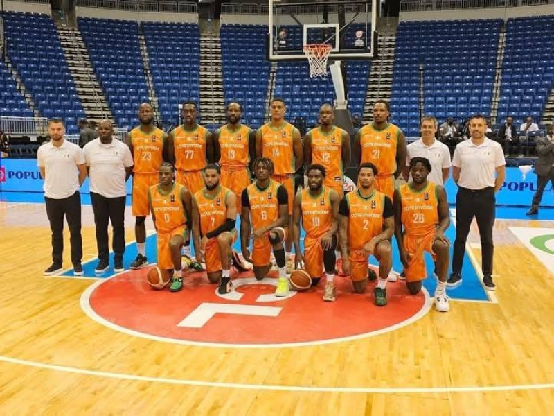 Image de Sport. Du 21 au 23 février 2025, l’équipe nationale de basket-ball de Côte d’Ivoire, surnommée les Éléphants basketteurs, s’envolera pour Madagascar afin de disputer la manche retour des éliminatoires de l’Afrobasket masculin Angola 2025. Déjà qualifiés grâce à un parcours impeccable lors de la manche aller, les Ivoiriens, deux fois champions d’Afrique, entendent maintenir leur dynamique et renforcer leur statut de favoris avant le tournoi continental. Retour sur les enjeux de cette phase décisive et les ambitions d’une équipe qui rêve de retrouver la gloire passée. Un programme chargé pour les Éléphants basketteurs Les Éléphants basketteurs entameront leur campagne malgache le vendredi 21 février 2025 face au pays hôte, Madagascar. Ce match inaugural sera crucial pour asseoir leur domination dans le groupe D et envoyer un message fort à leurs concurrents. Le lendemain, samedi 22 février, ils affronteront la Centrafrique, une équipe déterminée à se rattraper après une manche aller décevante. Enfin, le dimanche 23 février, le clou du spectacle opposera la Côte d’Ivoire à l’Égypte, dans un duel qui promet d’être intense et stratégique. Bien que déjà qualifiés, les Eléphants se donnent à fond pour le reste des éliminatoires de l’Afrobasket 2025. Pour Nisré Zouzoua et ses coéquipiers, l’objectif est clair : maintenir un capital confiance maximal et affiner leur jeu collectif avant le tournoi continental. Ces matchs serviront également à tester de nouvelles stratégies et à intégrer des joueurs présélectionnés dans les semaines à venir. Un héritage glorieux à préserver La Côte d’Ivoire est l’une des nations les plus titrées du basket-ball africain, avec deux titres de championne d’Afrique (1981 et 1985) et quatre finales perdues (1978, 1980, 2009 et 2021). Cette riche histoire place les Éléphants basketteurs parmi les favoris de chaque édition de l’Afrobasket, et l’édition 2025 ne fait pas exception. Cependant, malgré ce palmarès impressionnant, l’équipe ivoirienne n’a pas remporté de titre continental depuis près de quatre décennies. Cette sécheresse pèse sur les épaules des joueurs et du staff, qui voient en l’Afrobasket 2025 une opportunité de renouer avec le succès. Pour y parvenir, ils devront s’appuyer sur une combinaison d’expérience et de jeunesse, avec des leaders comme Nisré Zouzoua et des talents émergents prêts à briller sur la scène continentale. Le classement actuel du groupe D reflète la domination ivoirienne : la Côte d’Ivoire occupe la première place avec 6 points (3 victoires en 3 matchs), suivie de l’Égypte (5 points), de Madagascar (4 points) et de la Centrafrique (3 points). Ce leadership conforte les ambitions des Éléphants, mais rappelle aussi la nécessité de rester vigilants face à des adversaires déterminés à créer la surprise. Les enjeux stratégiques et sportifs Au-delà des résultats, ces éliminatoires représentent une occasion idéale pour le sélectionneur de peaufiner sa tactique et d’expérimenter différentes combinaisons de jeu. La liste des présélectionnés, qui sera dévoilée dans les semaines à venir, devrait inclure des joueurs évoluant à la fois sur le continent et à l’étranger, offrant ainsi un mélange de styles et d’expériences. L’un des défis majeurs sera de gérer la pression et les attentes, tant des supporters que des médias. Les Éléphants basketteurs, classés deuxième au ranking FIBA Afrique, portent le poids d’une nation entière qui rêve de voir son équipe briller à nouveau. Pour y répondre, ils devront faire preuve de discipline, de cohésion et de résilience, des qualités qui ont fait leur force lors de la manche aller. Par ailleurs, ces matchs offrent une opportunité de renforcer les liens entre les joueurs et de consolider l’esprit d’équipe. Dans un sport collectif comme le basket-ball, la synergie entre les joueurs est souvent le facteur décisif dans les moments clés. Les éliminatoires de Madagascar seront donc un véritable test de maturité et de préparation pour les Éléphants. Alors que la Côte d’Ivoire s’apprête à affronter Madagascar, la Centrafrique et l’Égypte, les enjeux dépassent largement la simple qualification pour l’Afrobasket 2025. Il s’agit de confirmer leur statut de favoris, de renforcer leur confiance et de poser les bases d’une campagne victorieuse en Angola. Cependant, des questions subsistent. Les Éléphants basketteurs parviendront-ils à transformer leur domination en éliminatoires en succès continental ? Comment intégrer au mieux les nouveaux talents tout en s’appuyant sur l’expérience des leaders ? Et surtout, peuvent-ils enfin mettre fin à une attente de près de 40 ans en remportant un nouveau titre africain ? Alors que les fans trépignent d’impatience, une chose est certaine : les Éléphants basketteurs ont tout pour écrire un nouveau chapitre glorieux de leur histoire. Et vous, croyez-vous en leur capacité à reconquérir l’Afrique en 2025 ?