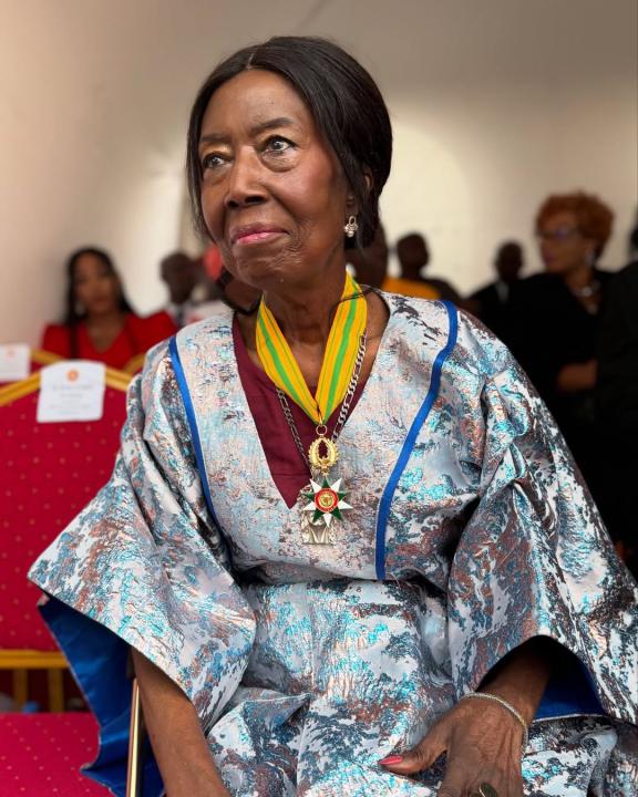 Image de Études/Devoirs. Ce mardi, Mme Koffi Ahou Claudine, figure emblématique de l’éducation en Côte d’Ivoire, a été honorée par le président Alassane Ouattara, qui l’a élevée au rang de Commandeur National de l’Ordre du Mérite. Une distinction qui récompense son parcours exceptionnel et son engagement indéfectible pour l’enseignement, notamment en tant que l’une des premières femmes à avoir créé une école secondaire technique privée dans les années 1970. Sa petite-fille, Aurélie Eliam, a partagé son émotion et sa fierté sur les réseaux sociaux, saluant ce moment historique pour sa famille et pour la Côte d’Ivoire. Un hommage présidentiel pour une pionnière de l’éducation La cérémonie de distinction, organisée par la Grande Chancellerie de l’Ordre National a mis en lumière le parcours remarquable de Mme Koffi Ahou Claudine. Dans les années 1970, à une époque où les femmes entrepreneures étaient rares, elle a osé briser les barrières en fondant l’une des premières écoles secondaires techniques privées du pays. Son initiative a non seulement ouvert la voie à des générations de jeunes Ivoiriens, mais elle a aussi inspiré de nombreuses femmes à s’engager dans le secteur éducatif. Le président Alassane Ouattara, en lui décernant le titre de Commandeur National de l’Ordre du Mérite, a salué son « engagement inlassable au service de l’éducation et de la jeunesse ivoirienne ». Cette distinction, l’une des plus hautes de la République, récompense les personnalités ayant contribué de manière significative au développement du pays. Pour Mme Koffi Ahou Claudine, c’est la reconnaissance d’une vie dédiée à l’enseignement et à l’émancipation par le savoir. Aurélie Eliam, une petite-fille émue et inspirée Aurélie Eliam, petite-fille de Mme Koffi Ahou Claudine et personnalité publique bien connue en Côte d’Ivoire, a partagé son émotion sur Instagram. « Je suis si fière d’avoir pu assister à ce grand moment et si fière de ma Mamie, qui est une des pionnières de l’éducation en Côte d’Ivoire », a-t-elle écrit. Dans son message, elle a également exprimé sa gratitude envers le président Ouattara, le gouvernement ivoirien et la Grande Chancellerie pour cet honneur. Aurélie Eliam, qui incarne elle-même une jeunesse ambitieuse et engagée, a confié espérer « avoir la grâce de suivre les pas » de sa grand-mère. Un héritage qui dépasse le cadre familial, car Mme Koffi Ahou Claudine a marqué des milliers de vies à travers son école et son dévouement à l’éducation. Pour Aurélie, cette distinction est une source d’inspiration et un rappel de l’importance de poursuivre les valeurs transmises par sa grand-mère. L’éducation, pilier du développement ivoirien Le parcours de Mme Koffi Ahou Claudine s’inscrit dans une dynamique plus large de promotion de l’éducation en Côte d’Ivoire. Depuis l’indépendance, le pays a fait de l’enseignement une priorité, avec des réformes visant à améliorer l’accès à l’éducation pour tous. Cependant, des défis subsistent, notamment en matière d’égalité des genres et de qualité de l’enseignement dans les zones rurales. L’histoire de Mme Koffi Ahou Claudine rappelle que l’éducation est un levier puissant pour transformer les sociétés. En formant des générations de jeunes Ivoiriens, elle a contribué à bâtir les fondations d’une nation plus prospère et inclusive. Son exemple montre aussi que les femmes ont un rôle crucial à jouer dans le développement économique et social du pays. Aujourd’hui, alors que la Côte d’Ivoire continue de se moderniser, des figures comme Mme Koffi Ahou Claudine inspirent les jeunes générations à s’engager pour l’avenir de leur pays. Son parcours est une preuve que, grâce à la détermination et à la vision, il est possible de laisser une empreinte durable. La distinction de Mme Koffi Ahou Claudine comme Commandeur National de l’Ordre du Mérite est bien plus qu’un hommage personnel : c’est une célébration des valeurs d’éducation, de persévérance et de leadership féminin. Alors que la Côte d’Ivoire continue de se développer, son histoire rappelle l’importance de soutenir les initiatives qui favorisent l’accès au savoir et l’émancipation des femmes. Cependant, des questions demeurent. Comment perpétuer cet héritage dans un monde en constante évolution ? Quelles initiatives mettre en place pour encourager davantage de femmes à s’engager dans l’éducation et l’entrepreneuriat ? Et surtout, comment s’assurer que les générations futures continuent de valoriser et de défendre ces principes fondamentaux ?