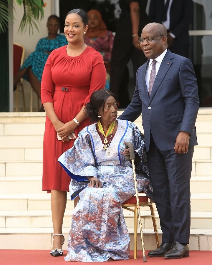 Deuxième Image de Études/Devoirs. Ce mardi, Mme Koffi Ahou Claudine, figure emblématique de l’éducation en Côte d’Ivoire, a été honorée par le président Alassane Ouattara, qui l’a élevée au rang de Commandeur National de l’Ordre du Mérite. Une distinction qui récompense son parcours exceptionnel et son engagement indéfectible pour l’enseignement, notamment en tant que l’une des premières femmes à avoir créé une école secondaire technique privée dans les années 1970. Sa petite-fille, Aurélie Eliam, a partagé son émotion et sa fierté sur les réseaux sociaux, saluant ce moment historique pour sa famille et pour la Côte d’Ivoire. Un hommage présidentiel pour une pionnière de l’éducation La cérémonie de distinction, organisée par la Grande Chancellerie de l’Ordre National a mis en lumière le parcours remarquable de Mme Koffi Ahou Claudine. Dans les années 1970, à une époque où les femmes entrepreneures étaient rares, elle a osé briser les barrières en fondant l’une des premières écoles secondaires techniques privées du pays. Son initiative a non seulement ouvert la voie à des générations de jeunes Ivoiriens, mais elle a aussi inspiré de nombreuses femmes à s’engager dans le secteur éducatif. Le président Alassane Ouattara, en lui décernant le titre de Commandeur National de l’Ordre du Mérite, a salué son « engagement inlassable au service de l’éducation et de la jeunesse ivoirienne ». Cette distinction, l’une des plus hautes de la République, récompense les personnalités ayant contribué de manière significative au développement du pays. Pour Mme Koffi Ahou Claudine, c’est la reconnaissance d’une vie dédiée à l’enseignement et à l’émancipation par le savoir. Aurélie Eliam, une petite-fille émue et inspirée Aurélie Eliam, petite-fille de Mme Koffi Ahou Claudine et personnalité publique bien connue en Côte d’Ivoire, a partagé son émotion sur Instagram. « Je suis si fière d’avoir pu assister à ce grand moment et si fière de ma Mamie, qui est une des pionnières de l’éducation en Côte d’Ivoire », a-t-elle écrit. Dans son message, elle a également exprimé sa gratitude envers le président Ouattara, le gouvernement ivoirien et la Grande Chancellerie pour cet honneur. Aurélie Eliam, qui incarne elle-même une jeunesse ambitieuse et engagée, a confié espérer « avoir la grâce de suivre les pas » de sa grand-mère. Un héritage qui dépasse le cadre familial, car Mme Koffi Ahou Claudine a marqué des milliers de vies à travers son école et son dévouement à l’éducation. Pour Aurélie, cette distinction est une source d’inspiration et un rappel de l’importance de poursuivre les valeurs transmises par sa grand-mère. L’éducation, pilier du développement ivoirien Le parcours de Mme Koffi Ahou Claudine s’inscrit dans une dynamique plus large de promotion de l’éducation en Côte d’Ivoire. Depuis l’indépendance, le pays a fait de l’enseignement une priorité, avec des réformes visant à améliorer l’accès à l’éducation pour tous. Cependant, des défis subsistent, notamment en matière d’égalité des genres et de qualité de l’enseignement dans les zones rurales. L’histoire de Mme Koffi Ahou Claudine rappelle que l’éducation est un levier puissant pour transformer les sociétés. En formant des générations de jeunes Ivoiriens, elle a contribué à bâtir les fondations d’une nation plus prospère et inclusive. Son exemple montre aussi que les femmes ont un rôle crucial à jouer dans le développement économique et social du pays. Aujourd’hui, alors que la Côte d’Ivoire continue de se moderniser, des figures comme Mme Koffi Ahou Claudine inspirent les jeunes générations à s’engager pour l’avenir de leur pays. Son parcours est une preuve que, grâce à la détermination et à la vision, il est possible de laisser une empreinte durable. La distinction de Mme Koffi Ahou Claudine comme Commandeur National de l’Ordre du Mérite est bien plus qu’un hommage personnel : c’est une célébration des valeurs d’éducation, de persévérance et de leadership féminin. Alors que la Côte d’Ivoire continue de se développer, son histoire rappelle l’importance de soutenir les initiatives qui favorisent l’accès au savoir et l’émancipation des femmes. Cependant, des questions demeurent. Comment perpétuer cet héritage dans un monde en constante évolution ? Quelles initiatives mettre en place pour encourager davantage de femmes à s’engager dans l’éducation et l’entrepreneuriat ? Et surtout, comment s’assurer que les générations futures continuent de valoriser et de défendre ces principes fondamentaux ?