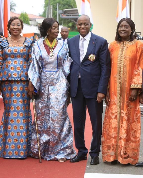 Troisième Image de Études/Devoirs. Ce mardi, Mme Koffi Ahou Claudine, figure emblématique de l’éducation en Côte d’Ivoire, a été honorée par le président Alassane Ouattara, qui l’a élevée au rang de Commandeur National de l’Ordre du Mérite. Une distinction qui récompense son parcours exceptionnel et son engagement indéfectible pour l’enseignement, notamment en tant que l’une des premières femmes à avoir créé une école secondaire technique privée dans les années 1970. Sa petite-fille, Aurélie Eliam, a partagé son émotion et sa fierté sur les réseaux sociaux, saluant ce moment historique pour sa famille et pour la Côte d’Ivoire. Un hommage présidentiel pour une pionnière de l’éducation La cérémonie de distinction, organisée par la Grande Chancellerie de l’Ordre National a mis en lumière le parcours remarquable de Mme Koffi Ahou Claudine. Dans les années 1970, à une époque où les femmes entrepreneures étaient rares, elle a osé briser les barrières en fondant l’une des premières écoles secondaires techniques privées du pays. Son initiative a non seulement ouvert la voie à des générations de jeunes Ivoiriens, mais elle a aussi inspiré de nombreuses femmes à s’engager dans le secteur éducatif. Le président Alassane Ouattara, en lui décernant le titre de Commandeur National de l’Ordre du Mérite, a salué son « engagement inlassable au service de l’éducation et de la jeunesse ivoirienne ». Cette distinction, l’une des plus hautes de la République, récompense les personnalités ayant contribué de manière significative au développement du pays. Pour Mme Koffi Ahou Claudine, c’est la reconnaissance d’une vie dédiée à l’enseignement et à l’émancipation par le savoir. Aurélie Eliam, une petite-fille émue et inspirée Aurélie Eliam, petite-fille de Mme Koffi Ahou Claudine et personnalité publique bien connue en Côte d’Ivoire, a partagé son émotion sur Instagram. « Je suis si fière d’avoir pu assister à ce grand moment et si fière de ma Mamie, qui est une des pionnières de l’éducation en Côte d’Ivoire », a-t-elle écrit. Dans son message, elle a également exprimé sa gratitude envers le président Ouattara, le gouvernement ivoirien et la Grande Chancellerie pour cet honneur. Aurélie Eliam, qui incarne elle-même une jeunesse ambitieuse et engagée, a confié espérer « avoir la grâce de suivre les pas » de sa grand-mère. Un héritage qui dépasse le cadre familial, car Mme Koffi Ahou Claudine a marqué des milliers de vies à travers son école et son dévouement à l’éducation. Pour Aurélie, cette distinction est une source d’inspiration et un rappel de l’importance de poursuivre les valeurs transmises par sa grand-mère. L’éducation, pilier du développement ivoirien Le parcours de Mme Koffi Ahou Claudine s’inscrit dans une dynamique plus large de promotion de l’éducation en Côte d’Ivoire. Depuis l’indépendance, le pays a fait de l’enseignement une priorité, avec des réformes visant à améliorer l’accès à l’éducation pour tous. Cependant, des défis subsistent, notamment en matière d’égalité des genres et de qualité de l’enseignement dans les zones rurales. L’histoire de Mme Koffi Ahou Claudine rappelle que l’éducation est un levier puissant pour transformer les sociétés. En formant des générations de jeunes Ivoiriens, elle a contribué à bâtir les fondations d’une nation plus prospère et inclusive. Son exemple montre aussi que les femmes ont un rôle crucial à jouer dans le développement économique et social du pays. Aujourd’hui, alors que la Côte d’Ivoire continue de se moderniser, des figures comme Mme Koffi Ahou Claudine inspirent les jeunes générations à s’engager pour l’avenir de leur pays. Son parcours est une preuve que, grâce à la détermination et à la vision, il est possible de laisser une empreinte durable. La distinction de Mme Koffi Ahou Claudine comme Commandeur National de l’Ordre du Mérite est bien plus qu’un hommage personnel : c’est une célébration des valeurs d’éducation, de persévérance et de leadership féminin. Alors que la Côte d’Ivoire continue de se développer, son histoire rappelle l’importance de soutenir les initiatives qui favorisent l’accès au savoir et l’émancipation des femmes. Cependant, des questions demeurent. Comment perpétuer cet héritage dans un monde en constante évolution ? Quelles initiatives mettre en place pour encourager davantage de femmes à s’engager dans l’éducation et l’entrepreneuriat ? Et surtout, comment s’assurer que les générations futures continuent de valoriser et de défendre ces principes fondamentaux ?