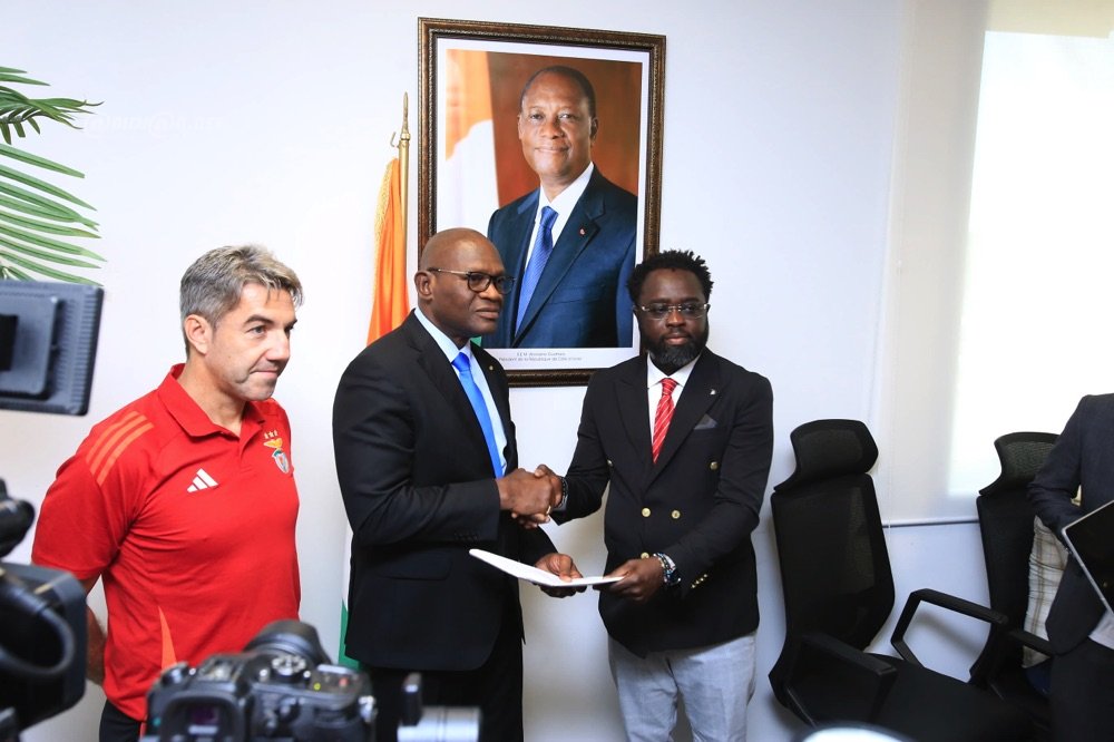 Image de Football. La Côte d’Ivoire vient de franchir une étape historique dans le développement de son football avec la sélection officielle de 136 jeunes talents pour intégrer le projet « Benfica Campus ». Ce programme, fruit d’un partenariat entre le gouvernement ivoirien, Sportify Capital et le club portugais Benfica Lisbonne, vise à former la prochaine génération de footballeurs ivoiriens aux standards internationaux. Décryptage d’une initiative qui pourrait bien transformer l’avenir du football en Afrique de l’Ouest. Une Sélection Rigoureuse à l’Échelle Nationale La sélection des 136 jeunes footballeurs pour le projet Benfica campus, âgés de 11 à 23 ans, a été le fruit d’un processus méticuleux mené par des techniciens du Benfica Lisbonne. Ces derniers ont sillonné les 31 régions de la Côte d’Ivoire pour identifier les perles rares du football ivoirien. Abidjan, la capitale économique, a vu 79 de ses jeunes talents retenus, suivie par Yamoussoukro (9), Bouaké (, Korhogo (7), et d’autres villes comme Grand-Bassam, San Pedro, Man, et Tiassalé. Cette répartition géographique équilibrée témoigne de la volonté d’inclure tous les territoires dans ce projet ambitieux. Les talents ivoiriens vont intégrer un centre de formation complet pour la suite de leur cursus. Ils intégreront l’Institut National de la Jeunesse et des Sports (INJS) de Marcory. Ce programme allie entraînement sportif de haut niveau et éducation scolaire, adaptée à chaque profil. Cette approche holistique vise à former des athlètes complets, capables de briller sur le terrain tout en poursuivant leurs études. Un Investissement Massif pour l’Avenir du Football Ivoirien Le gouvernement ivoirien a annoncé un investissement colossal de 2.375.000.528.725 FCFA sur quatre ans pour soutenir ce projet. Cet engagement financier servira à plusieurs objectifs : la création d’une cellule de détection permanente de jeunes talents, la mise en place d’une formation répondant aux standards internationaux, et l’aménagement d’un programme scolaire adapté. En outre, les jeunes bénéficieront d’un accompagnement personnalisé pour faciliter leur intégration dans des clubs professionnels, que ce soit au Benfica Lisbonne ou ailleurs. Lors de la cérémonie de remise des sélections, le ministre délégué Adje Silas Metch a souligné l’importance de ce projet pour l’avenir du football ivoirien. « Cette académie deviendra un véritable laboratoire d’entraînement aux standards internationaux », a-t-il déclaré. Il a également appelé les parents à s’impliquer activement dans l’encadrement de leurs enfants, afin de former des jeunes responsables et performants, tant sur le terrain que dans la société. Une Collaboration Stratégique avec le Benfica Lisbonne Le choix de la Côte d’Ivoire pour ce projet n’est pas anodin. Diomandé Lanciné, président de Sportify Capital-Benfica Campus, a rappelé les performances remarquables d’anciens joueurs ivoiriens comme Didier Zokora, ainsi que l’engouement récent autour de la CAN 2024. « Benfica, à travers ses campus, mène des actions pour le bonheur des jeunes. Au-delà du football, les jeunes talents bénéficieront d’une formation complète pour leur avenir », a-t-il assuré. Habib Sanogo, Directeur général de l’INJS, a quant à lui rassuré sur l’équilibre entre football et études. « Les jeunes auront le choix entre une formation académique classique et une formation professionnelle selon leur parcours. Ceux qui atteindront le top niveau auront l’opportunité de faire carrière dans le football professionnel », a-t-il précisé. Cette flexibilité permettra aux jeunes de choisir la voie qui leur convient le mieux, tout en maximisant leurs chances de succès. Le projet Benfica Campus en Côte d’Ivoire représente une opportunité unique pour le développement du football africain. En formant des jeunes talents aux standards internationaux, ce programme pourrait bien redéfinir les contours du football sur le continent. Mais une question demeure : cette initiative pourra-t-elle servir de modèle pour d’autres pays africains, afin de créer une nouvelle génération de footballeurs capables de rivaliser avec les meilleurs au monde ?