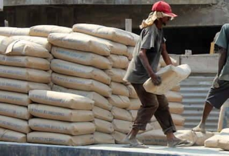 Image de Faits Divers. Dans une affaire qui mêle vol, justice et enjeux sociaux, BK, un jeune maçon burkinabé de 25 ans, a été condamné à trois mois de prison ferme pour le vol de six sacs de ciment sur un chantier à Bingerville. Alors que le chef du chantier réclamait une indemnisation pour la disparition de six tonnes de ciment, le juge a limité la condamnation aux six sacs avoués par l’accusé. Cette affaire, qui a fait grand bruit dans la région, soulève des questions plus larges sur la gestion des chantiers, les conditions de travail des ouvriers et les tensions intercommunautaires en Côte d’Ivoire. Retour sur un dossier qui interroge bien au-delà du simple vol de matériaux. Un vol qui révèle des tensions sur les chantiers BK, maçon de profession, travaillait sur un chantier à Bingerville, une commune située à l’est d’Abidjan. Soupçonné de voler des sacs de ciment, il avait été écarté du site. Malgré cela, il continuait à rendre visite à ses anciens collègues, restés sur place. C’est après l’une de ces visites que six sacs de ciment, d’une valeur unitaire de 5 000 FCFA, ont disparu. Alertée, la police a ouvert une enquête qui a rapidement abouti à l’arrestation de BK. Lors de son interrogatoire, BK a avoué avoir volé un sac de ciment et non 6 tonnes, qu’il aurait revendu à 3 000 FCFA au lieu des 5 000 FCFA prévus. Cependant, le chef du chantier a affirmé que les pertes étaient bien plus importantes. Selon lui, six tonnes de ciment avaient disparu depuis plusieurs mois, et il réclamait une indemnisation de 540 000 FCFA, soit 90 000 FCFA par tonne. Cette divergence entre les faits reprochés et les allégations du chef de chantier a complexifié l’affaire. Alors que BK était jugé pour le vol de six sacs, le chef du chantier insistait sur une perte bien plus conséquente. Cette situation met en lumière les difficultés de gestion des matériaux sur les chantiers ivoiriens, où les vols et les détournements sont souvent monnaie courante. Un verdict qui divise Lors du procès, le juge a tenu à clarifier les faits : BK était jugé pour le vol de six sacs de ciment, et non pour la disparition de six tonnes. Le jeune maçon, né en 1998 et de nationalité burkinabé, a été condamné à trois mois de prison ferme. En plus de cette peine, il a écopé de dix ans de privation de droits civiques, cinq ans d’interdiction de paraître sur le territoire ivoirien, et a été condamné à payer 30 000 FCFA pour les six sacs volés. Ce verdict a suscité des réactions mitigées. Pour certains, la peine est sévère, compte tenu de la modeste valeur des sacs volés. Pour d’autres, elle est justifiée, car elle vise à dissuader les vols sur les chantiers, un phénomène récurrent qui grève les coûts des projets de construction. Cependant, la condamnation de BK soulève également des questions sur les conditions de travail des ouvriers, souvent précaires et mal rémunérés. Dans un contexte où les salaires sont bas et les contrats précaires, certains travailleurs peuvent être tentés de commettre des délits pour subvenir à leurs besoins. Cette affaire met ainsi en lumière les défis sociaux et économiques auxquels sont confrontés les travailleurs du secteur informel en Côte d’Ivoire. Les enjeux sous-jacents : travailleurs étrangers et cohésion sociale Au-delà de l’aspect juridique, cette affaire révèle des tensions plus profondes, notamment liées à la présence de travailleurs étrangers en Côte d’Ivoire. BK, de nationalité burkinabé, a été condamné à une interdiction de cinq ans de paraître sur le territoire ivoirien. Cette décision interroge sur la place des travailleurs migrants dans le pays, où ils représentent une part importante de la main-d’œuvre dans des secteurs comme le bâtiment et l’agriculture. La Côte d’Ivoire, terre d’accueil historique pour les populations venues des pays voisins, doit aujourd’hui faire face à des défis de cohésion sociale. Les travailleurs étrangers, souvent perçus comme une concurrence pour les emplois locaux, sont parfois victimes de stigmatisation et de discrimination. Cette affaire pourrait alimenter les débats sur la régulation de l’immigration et les droits des travailleurs migrants dans le pays. Par ailleurs, elle met en lumière les lacunes dans la gestion des chantiers, où les vols de matériaux sont fréquents mais rarement sanctionnés. Une meilleure organisation et un suivi rigoureux des stocks pourraient contribuer à réduire ces pertes, tout en améliorant les conditions de travail des ouvriers. L’affaire BK, bien qu’apparemment anodine, soulève des questions essentielles sur la justice, les conditions de travail et la cohésion sociale en Côte d’Ivoire. Alors que le jeune maçon purge sa peine, les acteurs du secteur de la construction et les pouvoirs publics sont appelés à réfléchir aux moyens de prévenir de tels incidents à l’avenir. Mais au-delà des mesures dissuasives, c’est la question de l’équité et de l’inclusion qui reste posée. Comment garantir des conditions de travail décentes pour tous, qu’ils soient ivoiriens ou étrangers ? Et comment construire une société où la justice est perçue comme juste et équitable par tous ? Alors que la Côte d’Ivoire continue de se développer, cette affaire nous rappelle que la croissance économique ne peut se faire au détriment de la justice sociale. La question reste ouverte : comment concilier efficacité économique et solidarité nationale dans un contexte de diversité et de précarité ?