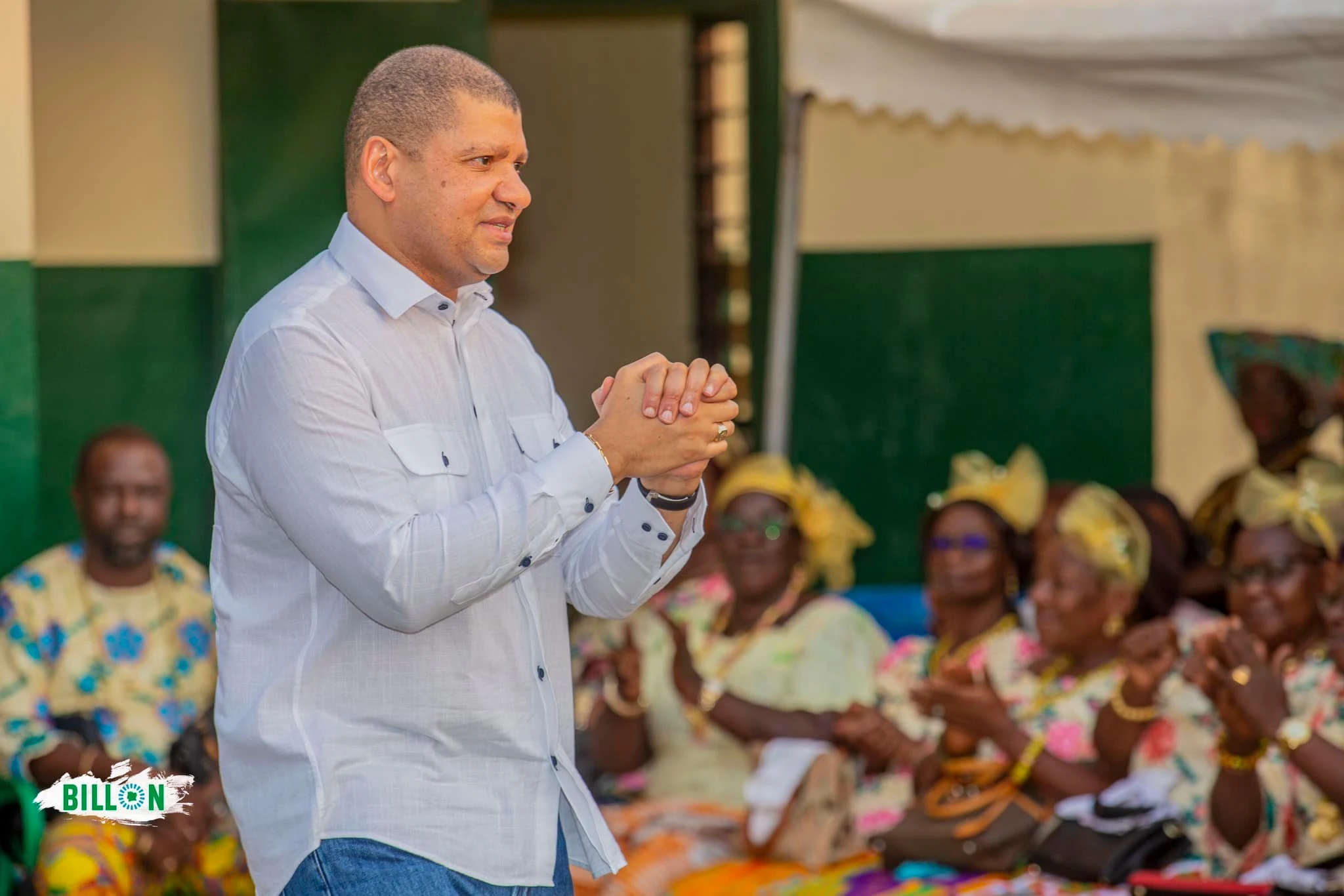 Image de Politique. Dans quelques mois, le 25 octobre 2025, la Côte d’Ivoire sera à un tournant décisif avec l’organisation de l’élection présidentielle. À l’approche de cette échéance électorale, les acteurs politiques affûtent leurs stratégies tandis que la société civile commence à prendre position. Dans ce contexte, le Collectif des mouvements et associations de la société civile a annoncé son soutien officiel à Jean-Louis Billon, candidat déclaré à cette élection. Ce choix, loin d’être anodin, repose sur plusieurs critères et reflète une volonté de changement et de renouveau politique dans le pays. Une décision mûrement réfléchie À l’approche de ce scrutin crucial, les débats s’intensifient autour des figures qui aspirent à la magistrature suprême. Si certains visages bien connus du paysage politique ivoirien réitèrent leurs ambitions, d’autres émergent avec la promesse d’un avenir différent. Face à ce paysage électoral en constante évolution, le Collectif des mouvements et associations de la société civile a mené une analyse approfondie des différentes candidatures avant de porter son choix sur Jean-Louis Billon. Ce collectif, composé de citoyens engagés, issus de divers horizons socio-professionnels et ethniques, se veut une force de proposition pour le développement du pays. Son soutien à Jean-Louis Billon repose sur des critères bien définis, notamment son âge, son dynamisme, ses compétences, son expérience politique et son engagement envers la réconciliation nationale. La Côte d’Ivoire, encore marquée par des tensions politiques et sociales, a besoin d’un leader capable d’incarner un projet de société inclusif, loin des clivages traditionnels. Jean-Louis Billon, un profil qui rassure Entrepreneur de renom et homme politique chevronné, Jean-Louis Billon incarne aux yeux de ses partisans une alternative crédible pour la Côte d’Ivoire. Son parcours, jalonné de responsabilités économiques et politiques, fait de lui un acteur majeur du développement national. À la tête du groupe SIFCA, il a contribué à la création de milliers d’emplois dans le pays, consolidant ainsi son image de bâtisseur et de bienfaiteur économique. Ancien ministre du Commerce, ex-président du Conseil régional du Hambol et député, il a su démontrer son engagement pour l’amélioration des conditions de vie des Ivoiriens. Ses prises de position, notamment sur la nécessité de privilégier « les Ivoiriens d’abord » dans les décisions économiques et sociales, ont renforcé sa popularité auprès des populations en quête d’un leadership capable de répondre aux attentes du peuple. Dans le cadre de cette mobilisation, le Collectif des mouvements et associations de la société civile prévoit un grand rassemblement à Yopougon, la plus grande commune du pays. Ce choix stratégique s’explique par la volonté de toucher un large public et de redonner espoir à une population qui, lors des dernières élections municipales, a largement boudé les urnes. En septembre 2023, le taux d’abstention y avait dépassé les 70 %, traduisant une désillusion profonde vis-à-vis de la classe politique traditionnelle. Ce meeting, prévu pour le 8 février 2025, vise à présenter officiellement Jean-Louis Billon comme l’homme du renouveau et du changement. Les organisateurs espèrent que cet événement marquera le début d’une dynamique forte en faveur de sa candidature et encouragera une participation massive des citoyens aux prochaines élections. Au-delà de cette mobilisation, cette prise de position de la société civile pose une question fondamentale : l’élection présidentielle de 2025 marquera-t-elle le début d’un véritable changement politique en Côte d’Ivoire, ou assisterons-nous à la perpétuation des pratiques politiques traditionnelles ?