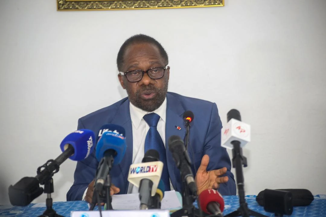 Image de Politique. Dans un contexte politique déjà tendu à l’approche de l’élection présidentielle de 2025, un incident survenu au siège du Parti des Peuples Africains – Côte d’Ivoire (PPA-CI) a suscité de vives réactions. Jeudi dernier, six agents des forces de l’ordre, déguisés en civils, ont été démasqués lors d’une conférence animée par Dr Justin Koné Katinan, vice-président du parti. Cette infiltration, qualifiée de « manœuvre troublante » par le PPA-CI, soulève des questions sur les limites de la surveillance politique et la préservation des libertés démocratiques en Côte d’Ivoire. Une infiltration démasquée : les faits L’incident s’est déroulé au siège du PPA-CI, situé à Riviera-Bonoumin, lors de la 34ᵉ tribune du parti. Quatre gendarmes et deux policiers, vêtus en civil, ont été repérés et identifiés au siège du PPA-CI par des membres du parti alors qu’ils assistaient à l’événement. Selon un communiqué signé par Sébastien Dano Djédjé, président exécutif du PPA-CI, l’un des agents s’est fait passer pour un journaliste avant d’être démasqué par un membre vigilant du parti. Ce dernier, soupçonnant une imposture, a immédiatement alerté les responsables, conduisant à l’identification de l’ensemble des agents infiltrés. Cette révélation a provoqué une onde de choc au sein du parti de Laurent Gbagbo. Dr Justin Koné Katinan, vice-président du PPA-CI, a exprimé son indignation : « Il est étonnant, pour ne pas dire préoccupant, que des membres des forces de l’ordre aient ressenti le besoin de dissimuler leur identité et de se faire passer pour des acteurs de la presse, alors que nos échanges sont accessibles à tous. Dans une démocratie, la transparence et la libre expression doivent primer sur toute forme de surveillance déguisée. » Un contexte politique tendu à l’approche des élections Cet incident survient dans un climat politique déjà volatile, alors que la Côte d’Ivoire se prépare pour l’élection présidentielle prévue dans neuf mois. Le PPA-CI, parti d’opposition dirigé par l’ancien président Laurent Gbagbo, joue un rôle clé dans le paysage politique ivoirien. La présence d’agents infiltrés lors d’une conférence publique soulève des interrogations sur les motivations derrière cette opération. Pourquoi les forces de l’ordre ont-elles choisi la dissimulation plutôt qu’une présence officielle et transparente ? Le président exécutif du PPA-CI, Sébastien Dano Djédjé, a rappelé l’importance du respect des libertés individuelles et du pluralisme politique pour la crédibilité de la démocratie. « Si la présence d’observateurs extérieurs est légitime dans une société ouverte, le choix de la dissimulation interroge. Quelle nécessité justifie une telle démarche ? Pourquoi ne pas assumer une présence officielle et transparente, conforme aux règles républicaines ? », s’est-il interrogé. Les enjeux démocratiques et la question de la surveillance politique Cet événement met en lumière les tensions croissantes entre les partis politiques et les institutions étatiques en Côte d’Ivoire. La surveillance politique, lorsqu’elle est menée de manière opaque, peut être perçue comme une tentative de museler l’opposition et de restreindre les libertés fondamentales. Dans un pays où la mémoire des crises politiques passées est encore vive, de tels incidents risquent d’alimenter la méfiance et de fragiliser le processus démocratique. Les partisans du PPA-CI voient dans cette infiltration une tentative d’intimidation, tandis que les autorités pourraient justifier cette opération par des impératifs de sécurité. Cependant, l’absence de communication officielle sur les raisons de cette infiltration laisse place à des interprétations divergentes et à des spéculations. L’incident du siège du PPA-CI pose des questions cruciales sur l’équilibre entre sécurité nationale et respect des libertés démocratiques. Alors que la Côte d’Ivoire s’apprête à vivre un nouveau scrutin présidentiel, la transparence et la confiance entre les acteurs politiques et les institutions sont plus que jamais essentielles. Cet événement rappelle que la démocratie ne se résume pas à des élections, mais repose également sur le respect des règles du jeu et des droits fondamentaux. Dans un contexte où les tensions politiques sont palpables, comment garantir que les prochaines élections se dérouleront dans un climat de transparence et de confiance mutuelle ? La réponse à cette question ouverte déterminera en grande partie l’avenir de la démocratie ivoirienne.