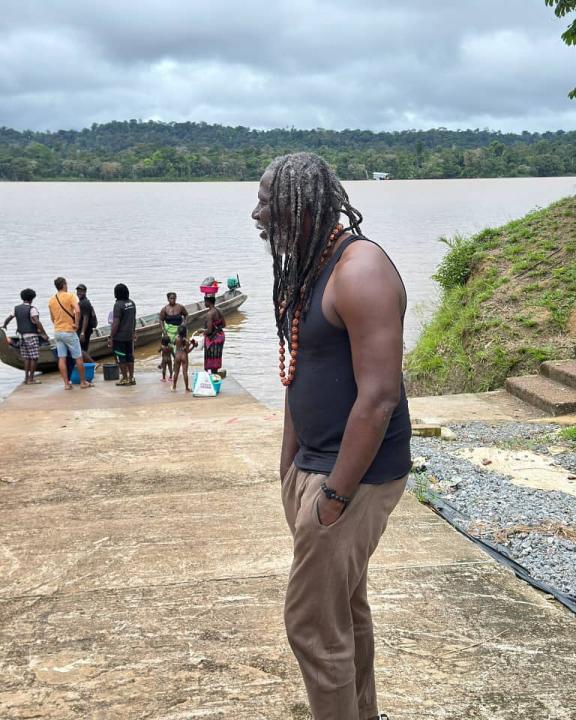 Image de Musique/Radio. Le 6 février 2024, le monde célèbre ce qui aurait été le 80ᵉ anniversaire de Bob Marley, légende incontestée du reggae et icône planétaire de la culture rastafari. Sur sa page Instagram, Tiken Jah Fakoly, l’un des plus grands ambassadeurs africains du reggae, a tenu à rendre un vibrant hommage à celui qu’il considère comme un guide spirituel et artistique. Dans un message empreint de respect et de gratitude, l’artiste ivoirien a salué l’héritage de Bob Marley, soulignant son enseignement sur la simplicité et le respect de la nature, valeurs fondamentales du mouvement rastafari. Cet hommage rappelle l’influence intemporelle de Bob Marley, dont la musique et les idéaux continuent d’inspirer des générations à travers le monde. Bob Marley : un héritage vivant et universel Bob Marley, né le 6 février 1945 en Jamaïque, est bien plus qu’un musicien. Il est devenu un symbole de paix, d’amour et de résistance face à l’oppression. À travers des chansons comme « One Love », « Redemption Song » ou « No Woman, No Cry », il a su transmettre des messages universels qui résonnent encore aujourd’hui. Son engagement pour la justice sociale, son amour pour la nature et sa spiritualité rastafari ont fait de lui une figure incontournable, bien au-delà des frontières de la musique. Tiken Jah Fakoly en rendant hommage à Bob Marley a rappelé l’importance de ces enseignements. « Une grosse pensée pour le prophète du reggae BOB MARLEY qui nous a appris la simplicité et le respect de la nature à travers le mouvement RASTAFARI. Il aurait eu 80 ans aujourd’hui », a-t-il écrit. Pour l’artiste ivoirien, Bob Marley reste une source d’inspiration majeure, tant sur le plan artistique que spirituel. Tiken Jah Fakoly : un héritier spirituel de Bob Marley Tiken Jah Fakoly, souvent surnommé le « Bob Marley africain », incarne lui aussi les valeurs portées par le mouvement rastafari. À travers ses chansons engagées, il dénonce les injustices, prône l’unité africaine et appelle à un retour aux racines et à la nature. Des albums comme « Françafrique » ou « Coup de gueule » ont fait de lui une voix puissante et respectée sur la scène internationale. En rendant hommage à Bob Marley, Tiken Jah Fakoly réaffirme son attachement à cet héritage. Il rappelle que la musique reggae n’est pas seulement un genre musical, mais aussi un vecteur de messages profonds et un outil de transformation sociale. Pour lui, comme pour beaucoup d’autres artistes, Bob Marley reste un modèle à suivre, un phare qui guide les consciences vers un monde plus juste et plus harmonieux. L’influence de Bob Marley en Afrique et dans le monde L’impact de Bob Marley en Afrique est immense. Dans les années 1970, sa musique a accompagné les luttes pour l’indépendance et la décolonisation. Son concert historique au Zimbabwe en 1980, lors de la célébration de l’indépendance du pays, reste gravé dans les mémoires. Aujourd’hui encore, ses chansons sont reprises et réinterprétées par des artistes africains, témoignant de la pérennité de son héritage. En Côte d’Ivoire, où Tiken Jah Fakoly est une figure majeure de la scène musicale, l’influence de Bob Marley se fait sentir dans les textes engagés et les rythmes envoûtants du reggae local. Les valeurs de paix, d’unité et de respect de la nature prônées par Marley trouvent un écho particulier dans un continent confronté à des défis environnementaux et sociaux majeurs. Alors que le monde célèbre le 80ᵉ anniversaire de Bob Marley, son héritage continue de vivre à travers des artistes comme Tiken Jah Fakoly et des millions de personnes inspirées par sa musique et ses idéaux. Mais dans un monde en pleine mutation, marqué par des crises environnementales, sociales et politiques, une question se pose : comment perpétuer et actualiser l’héritage de Bob Marley pour les générations futures ? Comment faire en sorte que ses messages de paix, d’amour et de respect de la nature restent pertinents dans un contexte mondial en constante évolution ? La réponse à cette question dépendra de l’engagement de chacun, artistes comme citoyens, à incarner ces valeurs au quotidien.