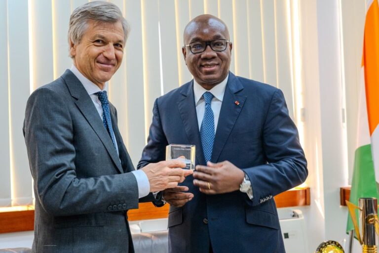 Image de Football. Le Président de la Fédération Ivoirienne de Football (FIF), Yacine Idriss Diallo, a reçu en audience l’Ambassadeur d’Espagne en Côte d’Ivoire, Son Excellence Monsieur Guillermo Marin Gorbea, pour des discussions centrées sur une collaboration renforcée entre les deux nations dans le domaine du football. Cette rencontre, qui s’inscrit dans le cadre d’une volonté commune de promouvoir le sport comme vecteur de développement culturel, éducatif et social, a également été l’occasion de présenter un projet innovant : un dictionnaire de football traduit en langues locales ivoiriennes. Cette initiative symbolise l’engagement des deux pays à utiliser le football comme outil d’unité et de partage. Une rencontre stratégique pour renforcer les liens footballistiques L’audience entre Yacine Idriss Diallo et Guillermo Marin Gorbea a marqué une étape importante dans le renforcement des relations entre la Côte d’Ivoire et l’Espagne dans le domaine du football. L’ambassadeur espagnol a exprimé sa satisfaction à l’issue de cette rencontre, soulignant l’importance du football comme pont entre les deux nations. « C’est un grand honneur, un grand plaisir pour moi et mon équipe d’effectuer cette visite de courtoisie au Président de la FIF. Nous avons discuté de ce qui rapproche le plus la Côte d’Ivoire à l’Espagne, c’est-à-dire le football », a-t-il déclaré. Les échanges ont porté sur plusieurs aspects de la collaboration footballistique, notamment la possibilité de partenariats entre les fédérations, les clubs et les institutions sportives des deux pays. L’Espagne, reconnue pour son excellence dans le domaine du football, avec des titres de champion du monde et d’Europe à son actif, représente un modèle pour la Côte d’Ivoire. De son côté, la Côte d’Ivoire, avec ses talents émergents et son engagement croissant dans le développement du football, offre un terrain fertile pour des échanges mutuellement bénéfiques. Un dictionnaire de football pour promouvoir la culture et l’éducation L’un des points forts de cette rencontre a été la présentation d’un dictionnaire de football en langues ivoiriennes, une initiative portée par l’Espagne et traduite en trois langues locales ivoiriennes : le Baoulé, le Bété et le Malinké. Ce projet, qui s’inscrit dans une démarche éducative et culturelle, vise à diffuser la connaissance du football auprès des jeunes générations et à renforcer l’attachement des communautés locales à ce sport. « On voudrait diffuser ce document dans les écoles parce que ça fait partie d’une façon d’unir, de fusionner le monde de la culture, le monde de l’éducation », a expliqué l’ambassadeur espagnol. Ce dictionnaire conçu sous l’égide de La Liga et de la FIF, la prestigieuse ligue espagnole de football, est bien plus qu’un simple outil linguistique. Il symbolise l’engagement des deux pays à utiliser le football comme levier de développement social et éducatif. En traduisant les termes techniques et les concepts du football dans des langues locales, ce projet vise à rendre le sport plus accessible et à renforcer son impact dans les communautés rurales et urbaines. Une cérémonie de lancement officiel est prévue, avec la participation des autorités sportives et éducatives des deux pays. Le football, un outil d’unité et de développement Au-delà des aspects techniques et sportifs, cette rencontre a mis en lumière le rôle du football comme outil d’unité nationale et internationale. « Le sport est bon à tout point de vue, pour la culture, pour la santé, pour l’esprit, la cohésion nationale, l’amitié internationale », a souligné Guillermo Marin Gorbea. Cette vision partagée par la FIF et l’Espagne ouvre la voie à des initiatives innovantes qui dépassent le cadre du sport pour toucher des domaines tels que l’éducation, la santé et le développement communautaire. Yacine Idriss Diallo, reconnaissant de cette collaboration, a salué l’engagement de l’Espagne en faveur du football ivoirien. « L’Espagne, pour nous, est un modèle de réussite dans tous les domaines : champion d’Europe en hommes A, champion du monde en filles, champion d’Europe en jeunes. Voilà, l’Espagne rafle tout. Donc, ça veut dire que c’est un pays qui a, non seulement, une grande culture de football, mais une grande connaissance et puis une grande compétitivité », a-t-il déclaré. Cette collaboration stratégique pourrait permettre à la Côte d’Ivoire de renforcer ses infrastructures, de former ses jeunes talents et de se positionner comme un acteur clé du football africain et international. La rencontre entre Yacine Idriss Diallo et Guillermo Marin Gorbea marque le début d’une nouvelle ère de collaboration entre la Côte d’Ivoire et l’Espagne dans le domaine du football. Avec des projets innovants comme le dictionnaire de football en langues locales et des échanges stratégiques entre les fédérations et les clubs, les deux pays s’engagent à utiliser le sport comme vecteur de développement culturel, éducatif et social. Et vous, pensez-vous que cette collaboration pourrait propulser le football ivoirien vers de nouveaux sommets, ou reste-t-il encore des défis majeurs à surmonter pour atteindre cet objectif ?