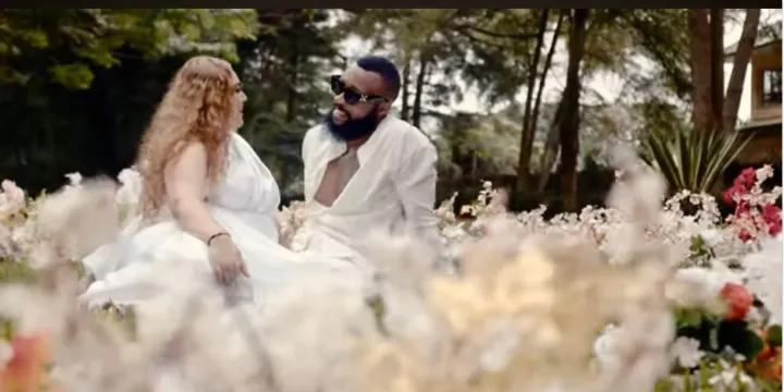 Image de Musique/Radio. À l’approche de la Saint-Valentin, Mike Alabi, artiste aux multiples talents, a dévoilé le clip de son titre *Invincible*, extrait de son album *Infiniti*. Ce morceau, véritable ode à l’amour, capte l’essence des relations indéfectibles à travers des paroles profondes et une mélodie envoûtante. Le clip, disponible sur YouTube depuis le 7 février 2025, offre une mise en scène élégante et immersive, renforçant l’unité artistique de Mike Alabi et consolidant sa place dans la scène musicale africaine. Une sortie qui tombe à point nommé pour célébrer la fête des amoureux. « Invincible » : un hymne à l’amour intemporel *Invincible* est bien plus qu’une simple chanson d’amour. C’est un hymne qui célèbre la force des liens amoureux, capables de résister aux épreuves du temps et aux défis de la vie. Mike Alabi, avec sa voix douce et mélodieuse, exprime une profonde sincérité dans ce titre, qui résonne avec tous ceux qui croient en la puissance de l’amour. Les paroles, poétiques et évocatrices, explorent les différentes facettes de l’amour : la passion, la complicité, la résilience et la tendresse. Ce titre, qui figure dans l’album *Infiniti* composé de 16 morceaux, se distingue par son minimalisme et son authenticité. Il reflète parfaitement la personnalité artistique de Mike Alabi, connu pour sa capacité à toucher les cœurs avec des mélodies simples mais profondes. Un clip élégant et immersif Le clip de Invincible de Mike Alabi à l'occasion de la Saint Valentin, dévoilé le 7 février 2025, est une véritable œuvre d’art visuelle. Tourné dans un jardin de fleurs, loin de l’agitation urbaine, il offre une mise en scène élégante et immersive qui sublime l’émotion du titre. Les images, soigneusement choisies, mettent en avant la beauté de la nature et la pureté des sentiments amoureux. Mike Alabi incarne parfaitement l’élégance et la sensibilité qui caractérisent sa musique. La réalisation du clip, minutieuse et réfléchie, renforce l’unité artistique de Mike Alabi. Chaque plan, chaque mouvement de caméra, est pensé pour capturer l’essence du morceau et transmettre l’émotion au public. Disponible sur YouTube, le clip a déjà suscité de nombreuses réactions positives, renforçant la notoriété de l’artiste dans la sphère musicale africaine et au-delà. Mike Alabi : un artiste aux multiples facettes Mike Alabi est bien plus qu’un chanteur. Artiste complet, il se distingue par sa capacité à fusionner différents styles musicaux pour créer des œuvres uniques et intemporelles. Son album *Infiniti*, dont *Invincible* est l’un des titres phares, témoigne de son talent et de sa créativité. Avec 16 morceaux, l’album explore une variété de thèmes, allant de l’amour à la résilience, en passant par l’espoir et la spiritualité. Connu pour sa voix douce et envoûtante, Mike Alabi a su se construire une place de choix dans l’industrie musicale africaine. Ses textes, souvent inspirés par des expériences personnelles, touchent une audience large et variée. Avec *Invincible*, il confirme son statut d’artiste incontournable, capable de capturer l’essence des émotions humaines et de les transformer en mélodies universelles. *Invincible* de Mike Alabi est bien plus qu’un simple hit de la Saint-Valentin. C’est une célébration de l’amour sous toutes ses formes, une invitation à croire en la force des liens qui unissent deux êtres. Avec son clip élégant et immersif, ce titre s’impose comme un incontournable de la scène musicale africaine en 2025. Et vous, pensez-vous que des chansons comme *Invincible* peuvent réellement inspirer et renforcer les relations amoureuses, ou sont-elles simplement des œuvres artistiques destinées à divertir ?