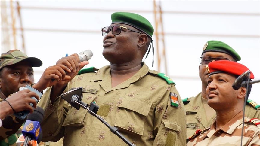 Image de Affaires Etrangères. Dix-huit mois après la prise de pouvoir du général Abdourahamane Tiani, le Niger s’apprête à vivre un moment clé de son histoire contemporaine. Du 15 au 19 février, des assises nationales réuniront 674 délégués chargés de définir les contours de la Transition. Ces discussions, supervisées par des figures emblématiques du pays, visent à élaborer une charte transitoire qui déterminera la durée et les orientations politiques du processus en cours. Dans un contexte marqué par des attentes populaires fortes et des défis socio-économiques majeurs, ces assises représentent une opportunité unique de refondation institutionnelle. Mais dans un pays où les partis politiques restent exclus du débat, peut-on vraiment parler d’un processus inclusif ? Une commission organisatrice sous le signe de la tradition et du pouvoir Le décret du 8 février, signé par le général Tiani a officialisé la mise en place d’une commission spéciale chargée d’organiser ces assises nationales . À sa tête, Mamoudou Harouna Djingarey, un chef traditionnel respecté, incarne la continuité avec les valeurs culturelles et historiques du Niger. À ses côtés, le colonel-major Maman Souley, secrétaire général du ministère de la Défense, représente l’armée, pilier incontournable du pouvoir actuel. Cette dualité entre tradition et militaire souligne la volonté du régime de s’appuyer sur des symboles forts pour légitimer ce processus. Cependant, la composition de cette commission a suscité des réactions mitigées. Bien que dominée par des figures de la société civile, comme l’ancien Premier ministre Ibrahim Assane Mayaki ou Abdoulaye Seyni du mouvement M62, elle exclut toute représentation des partis politiques. Pire encore, certains membres ont découvert leur nomination à la télévision, sans consultation préalable. Cette méthode interroge sur la transparence et l’inclusivité réelles du processus. Dans un pays où la confiance envers les institutions est fragile, ces choix risquent de nourrir le scepticisme d’une partie de la population. Des assises nationales sans les partis politiques : une transition démocratique ou un simulacre ? L’un des aspects les plus controversés de ces assises réside dans l’exclusion des 172 partis politiques officiels du Niger, toujours interdits d’activités. Cette décision soulève des questions fondamentales sur la nature même de la Transition. Comment envisager une refondation politique et institutionnelle sans inclure les principales forces politiques du pays ? Les délégués, bien que nombreux, ne représentent qu’une fraction de la diversité d’opinions et d’intérêts qui traversent la société nigérienne. Les travaux des cinq commissions prévues – économie, refondation politique et institutionnelle, justice et droits de l’homme – devront aboutir à un avant-projet de charte transitoire. Ce document devra notamment préciser la durée de la Transition et proposer des recommandations pour renforcer les institutions. Mais sans la participation des partis politiques, ces assises risquent de manquer de légitimité aux yeux de la communauté internationale et d’une partie de la population locale. Le défi est de taille : comment concilier stabilité politique et inclusivité dans un contexte aussi polarisé ? Une transition encadrée, mais vers quel avenir ? Les assises nationales pour la transition représentent une étape cruciale pour le Niger, mais elles ne sont qu’un début. La feuille de route qui en découlera devra être claire, réaliste et surtout acceptée par l’ensemble des acteurs politiques et sociaux. Les défis sont immenses : relancer une économie fragilisée par des années d’instabilité, renforcer les institutions pour garantir une gouvernance transparente, et rétablir la confiance des citoyens envers leurs dirigeants. Le rôle des délégués sera déterminant. Ils devront non seulement proposer des solutions concrètes, mais aussi s’assurer que ces propositions soient mises en œuvre de manière efficace. La présence de personnalités civiles proches du pouvoir, comme Ibrahim Assane Mayaki, pourrait faciliter ce processus. Cependant, l’absence de contre-pouvoirs politiques forts risque de limiter la portée des réformes envisagées. Enfin, la question de la durée de la Transition reste centrale. Une période trop longue pourrait être perçue comme une tentative de consolidation du pouvoir actuel, tandis qu’une Transition trop courte risquerait de ne pas permettre des réformes profondes et durables. Le Niger se trouve à un carrefour : ces assises peuvent soit ouvrir la voie à une véritable refondation démocratique, soit renforcer les divisions existantes. Alors que le Niger s’apprête à tourner une nouvelle page de son histoire, les assises nationales de février 2024 représentent à la fois un espoir et un défi. Espoir, car elles offrent une opportunité unique de repenser les fondements politiques et économiques du pays. Défi, car leur succès dépendra de la capacité des acteurs à surmonter les divisions et à construire un consensus inclusif. Mais une question cruciale demeure : dans un contexte où les partis politiques sont exclus et où la confiance envers les institutions reste fragile, ces assises peuvent-elles vraiment jeter les bases d’une transition démocratique et durable ?