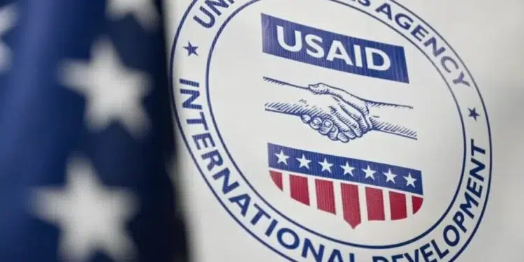 Image de Affaires Etrangères. L’annonce du démantèlement de l’Agence américaine pour le développement international (USAID) a provoqué un séisme dans le monde de l’aide humanitaire et du développement. Avec un budget annuel de plus de 40 milliards de dollars, l’USAID est un pilier essentiel du soutien aux populations vulnérables dans près de 120 pays. Sa restructuration, voire sa suppression, suscite des inquiétudes profondes, notamment au Vatican. L’Église catholique, par le biais de son agence d’aide aux États-Unis, a exprimé son alarme face aux conséquences potentielles de cette décision. Elle appelle le président américain à ne pas oublier les principes chrétiens d’assistance aux plus démunis. Mais dans un contexte de tensions budgétaires et de priorités politiques changeantes, l’aide internationale est-elle en train de perdre sa place dans l’agenda américain ? L’USAID, un acteur clé de l’aide humanitaire menacé de disparition L’USAID, créée en 1961 sous l’administration Kennedy, est depuis des décennies un symbole de l’engagement des États-Unis en faveur du développement et de l’aide humanitaire. Avec des programmes couvrant des domaines aussi variés que la santé, l’éducation, l’accès à l’eau potable et la lutte contre la pauvreté, l’agence a joué un rôle crucial dans l’amélioration des conditions de vie de millions de personnes à travers le monde. Son budget colossal en fait l’un des principaux contributeurs à l’aide internationale, dépassant de loin les efforts de nombreux autres pays réunis. Cependant, les récentes annonces de restructuration, voire de suppression de l’USAID ont jeté un froid parmi ses partenaires et bénéficiaires. Le Vatican, par la voix de son agence d’aide aux États-Unis, a été l’un des premiers à réagir. « L’USAID est un partenaire essentiel dans notre mission d’assistance aux plus démunis », a déclaré un représentant de l’Église catholique. « Sa disparition mettrait en péril des décennies de progrès et laisserait des millions de personnes sans soutien vital. » Les inquiétudes du Vatican sur la destructuration de l'USAID sont partagées par de nombreuses organisations non gouvernementales (ONG) et agences des Nations Unies. Pour elles, la suppression de l’USAID ne se résume pas à une simple question budgétaire. Elle représente une remise en cause des valeurs de solidarité et de coopération internationale qui ont guidé les politiques étrangères américaines depuis la fin de la Seconde Guerre mondiale. Les programmes Caritas en danger : un coup dur pour l’aide locale Les répercussions de la fermeture de l’USAID ne se limitent pas aux programmes directement gérés par l’agence. Les initiatives locales, notamment celles menées par Caritas, la branche humanitaire de l’Église catholique, sont également menacées. Présente dans de nombreux diocèses et nations, Caritas travaille en étroite collaboration avec l’USAID pour fournir une aide d’urgence et soutenir des projets de développement à long terme. « Les programmes Caritas sont souvent les premiers à intervenir sur le terrain, au plus près des besoins des populations », explique un responsable de l’organisation. « Sans le soutien financier et logistique de l’USAID, beaucoup de ces initiatives risquent de s’effondrer. » Les domaines les plus touchés seraient l’accès à l’eau potable, la santé maternelle et infantile, ainsi que l’éducation des enfants dans les régions les plus reculées. Le Vatican a appelé à une réflexion approfondie sur les conséquences de ces coupes budgétaires. « L’aide au développement n’est pas une option, c’est un devoir moral », a rappelé un haut responsable ecclésiastique. « Abandonner les plus vulnérables sous prétexte de restrictions financières serait une trahison des valeurs fondamentales de l’humanité. » Politique migratoire et aide internationale : un double défi pour l’Église catholique Outre la question de l’USAID, l’Église catholique aux États-Unis s’inquiète également des récentes mesures migratoires prises par l’administration américaine. Au cours de la première semaine du second mandat du président, environ 7 300 migrants sans papiers ont été expulsés. Cette politique, jugée sévère par de nombreux observateurs, a suscité de vives critiques de la part de l’Église. « Chaque personne, quelle que soit sa situation légale, mérite d’être traitée avec dignité et respect », a déclaré un évêque américain. « Les expulsions massives et les conditions souvent inhumaines dans lesquelles elles sont menées sont contraires aux principes chrétiens de charité et de compassion. » Pour l’Église catholique, ces deux enjeux – la suppression de l’USAID et la politique migratoire – sont étroitement liés. Ils reflètent une tendance inquiétante à privilégier les intérêts nationaux au détriment des valeurs humanitaires et des engagements internationaux. « Nous devons nous rappeler que notre responsabilité ne s’arrête pas aux frontières de notre pays », a souligné un représentant du Vatican. « La solidarité envers les plus démunis est un impératif universel. » La possible disparition de l’USAID et les coupes budgétaires qui l’accompagnent posent des questions fondamentales sur l’avenir de l’aide internationale. Dans un monde de plus en plus interconnecté, où les crises humanitaires et les inégalités économiques se multiplient, peut-on se permettre de réduire les efforts en faveur du développement et de l’assistance aux plus vulnérables ? Le Vatican, par sa voix, a rappelé l’importance de ne pas perdre de vue les valeurs de solidarité et de dignité humaine. Mais dans un contexte politique marqué par des priorités changeantes et des tensions budgétaires, ces valeurs risquent d’être reléguées au second plan. La question qui se pose aujourd’hui est la suivante : les États-Unis, longtemps considérés comme un leader en matière d’aide internationale, sont-ils en train de tourner le dos à leur héritage humanitaire ?