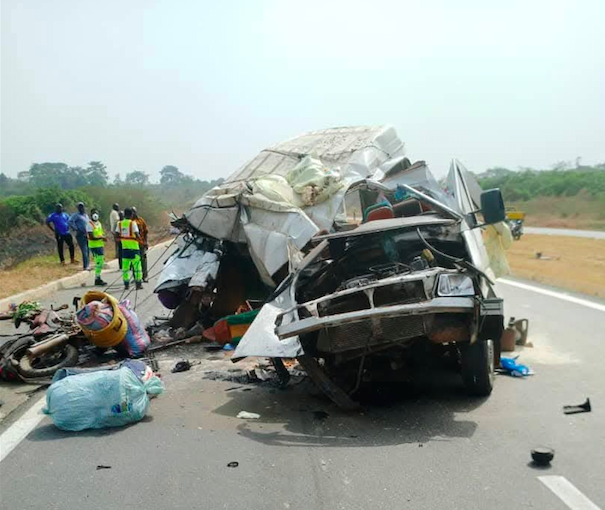 Image de Société. Un tragique accident de la route s’est produit ce dimanche 9 février 2025 sur l’axe Abidjan-Bouaké, au niveau du PK 328. Une collision violente entre un camion de remorque transportant des marchandises et un minicar de transport en commun (Massa) a fait 6 morts et 18 blessés, selon une note du Groupement des Sapeurs-Pompiers Militaires (GSPM). Les secours, dépêchés sur place en urgence, ont évacué les victimes vers le Centre Hospitalier et Universitaire (CHU) de Bouaké. Cet accident, qui rappelle un autre drame survenu le 31 janvier dernier sur la route de N’dotré, soulève des questions cruciales sur la sécurité routière en Côte d’Ivoire. Comment expliquer la récurrence de ces accidents et quelles mesures doivent être prises pour éviter de nouvelles tragédies ? Un drame sur l’axe Abidjan-Bouaké : les détails de l’accident L’accident s’est produit aux alentours de 13h54, selon les informations rapportées par le Groupement des Sapeurs-Pompiers Militaires (GSPM). Le camion de remorque, chargé de marchandises, et le minicar de transport en commun, communément appelé « Massa », sont entrés en collision de manière violente, provoquant un choc d’une rare intensité. Les images sur place montrent des véhicules déformés, des débris éparpillés sur la chaussée et des traces de freinage qui témoignent de la violence de l’impact. La 3ᵉ compagnie du GSPM de Bouaké est intervenue rapidement pour secourir les victimes. Au total, 24 personnes ont été touchées dans un accident de circulation sur l’axe Abidjan-Bouaké, dont 6 ont perdu la vie sur le coup. Les 18 autres, gravement blessées, ont été évacuées en urgence vers le Centre Hospitalier et Universitaire (CHU) de Bouaké pour une prise en charge médicale. Les opérations de secours ont été supervisées par l’officier adjoint de la 3ᵉ compagnie, avec l’appui de la Gendarmerie et du FER (Forces d’Élite Rapides). Les services des pompes funèbres ont également été mobilisés pour prendre en charge les dépouilles des victimes décédées. La sécurité routière en Côte d’Ivoire : un enjeu majeur Ce tragique accident n’est malheureusement pas un cas isolé. Le 31 janvier dernier, une collision entre un camion transportant du ciment et un véhicule particulier sur la route de N’dotré avait déjà fait 2 morts. Ces drames successifs mettent en lumière les lacunes persistantes en matière de sécurité routière en Côte d’Ivoire. Malgré les efforts des autorités pour améliorer les infrastructures et sensibiliser les conducteurs, les accidents mortels restent trop fréquents. Plusieurs facteurs expliquent cette situation. Tout d’abord, l’état des routes, souvent dégradé, constitue un danger pour les usagers. Ensuite, le non-respect du code de la route, notamment la vitesse excessive, le dépassement dangereux et l’état technique défaillant des véhicules, est une cause majeure d’accidents. Enfin, la surcharge des véhicules de transport en commun, comme les Massa, augmente les risques en cas de collision. Les autorités ivoiriennes ont pris des mesures pour améliorer la sécurité routière, notamment en renforçant les contrôles et en lançant des campagnes de sensibilisation. Cependant, ces efforts semblent insuffisants face à l’ampleur du problème. Une approche plus globale, incluant la réhabilitation des routes, la formation des conducteurs et la modernisation du parc automobile, est nécessaire pour réduire le nombre d’accidents. Les réactions et les défis à venir L’accident du 9 février a suscité de vives réactions parmi la population et les autorités. Les familles des victimes, plongées dans le deuil, réclament justice et des mesures concrètes pour éviter de nouveaux drames. Sur les réseaux sociaux, de nombreux Ivoiriens ont exprimé leur colère et leur tristesse, appelant à une prise de conscience collective sur les dangers de la route. Les autorités, quant à elles, ont promis de renforcer les contrôles et de prendre des mesures pour améliorer la sécurité routière. Cependant, les défis restent immenses. La Côte d’Ivoire, comme de nombreux pays en développement, doit faire face à une croissance rapide du nombre de véhicules, souvent mal entretenus, et à une infrastructure routière insuffisante pour absorber ce flux. Par ailleurs, la sensibilisation des conducteurs et des usagers de la route est un enjeu crucial. Les campagnes de prévention doivent être intensifiées pour changer les comportements et réduire les comportements à risque. Enfin, la modernisation des services de secours et des infrastructures médicales est essentielle pour améliorer la prise en charge des victimes d’accidents. L’accident du 9 février sur l’axe Abidjan-Bouaké est un rappel tragique des défis auxquels fait face la Côte d’Ivoire en matière de sécurité routière. Alors que le pays cherche à se développer et à moderniser ses infrastructures, la question de la sécurité des usagers de la route doit être une priorité absolue. Les autorités, les conducteurs et la société civile doivent travailler ensemble pour mettre en place des solutions durables et éviter de nouvelles tragédies. Mais dans un contexte de croissance rapide et de ressources limitées, comment la Côte d’Ivoire peut-elle concilier développement économique et sécurité routière ? La réponse à cette question déterminera l’avenir de milliers d’usagers de la route et la capacité du pays à préserver des vies humaines.