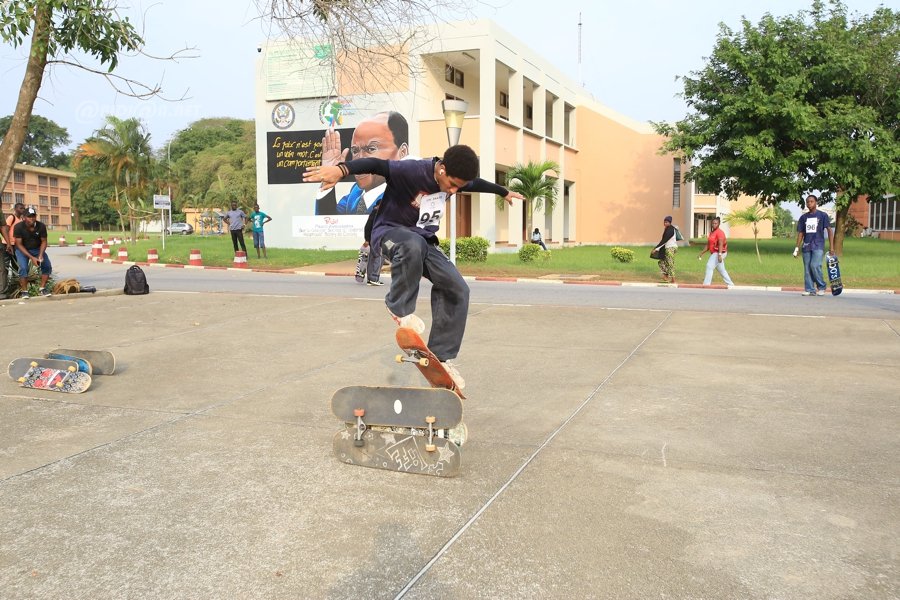 Image de Sport. Le samedi 8 février 2025, l’université Félix Houphouët-Boigny de Cocody a été le théâtre d’un événement marquant pour le sport ivoirien. Sous l’impulsion de Côte d’Ivoire Skate, une compétition de skateboard a réuni une vingtaine de jeunes athlètes déterminés à faire briller cette discipline encore émergente dans le pays. Entre figures techniques, ambitions olympiques et appels aux autorités, cette journée a posé les bases d’un avenir prometteur pour le skateboard en Côte d’Ivoire. Retour sur un événement qui pourrait bien changer la donne pour ce sport en pleine ascension. Une compétition historique pour le skateboard ivoirien L’université Félix Houphouët-Boigny de Cocody, habituellement connue pour son ambiance studieuse, a vibré ce samedi 8 février 2025 au son des roues de skate et des applaudissements du public. Organisée par Côte d’Ivoire Skate, cette compétition a marqué un tournant pour le skateboard dans le pays. Une vingtaine de jeunes skateurs, formés par la fédération, ont démontré leur talent à travers des figures emblématiques telles que le Ollie, le Pop Shuvit et le Heel Flip. Julien Konan, président de la fédération ivoirienne de skateboard, a salué cette initiative comme le top lancement des compétitions de skateboard à Abidjan. Il a également rappelé les objectifs ambitieux de la fédération : préparer les athlètes pour les Jeux Olympiques de la Jeunesse à Dakar en 2026 et, à plus long terme, pour les Jeux Olympiques de Los Angeles en 2028. « Nous avons présenté des figures amateurs avec les tout premiers ayant intégré l’entraînement, mais nous allons approfondir ces compétences pour atteindre des performances de haut niveau », a-t-il déclaré. Cette compétition n’est pas seulement une vitrine pour les talents locaux ; elle représente également un pas de plus vers la reconnaissance du skateboard comme un sport à part entière en Côte d’Ivoire. Avec des athlètes motivés et une fédération déterminée, le pays pourrait bien devenir un acteur clé de la scène skate africaine. Un appel aux autorités pour des infrastructures adaptées Si l’enthousiasme est palpable, les défis restent nombreux. L’un des principaux obstacles à l’essor du skateboard en Côte d’Ivoire est le manque d’infrastructures adaptées. Julien Konan a profité de l’événement pour lancer un appel aux autorités : « Nous demandons au ministère des Sports la construction d’un skatepark international en Côte d’Ivoire. Un dossier a été déposé et avance bien. Les athlètes sont motivés, mais il nous faut des infrastructures adaptées pour rivaliser avec les autres pays. » Un skatepark moderne et sécurisé permettrait non seulement d’attirer davantage de jeunes vers cette discipline, mais aussi de former des athlètes capables de rivaliser sur la scène internationale. En effet, sans lieux dédiés, les skateurs ivoiriens doivent souvent s’entraîner dans des conditions précaires, ce qui limite leur progression et expose à des risques de blessures. La construction d’un tel équipement serait également un signal fort envoyé aux jeunes générations, montrant que le skateboard est pris au sérieux et qu’il a sa place parmi les sports phares du pays. Cela pourrait également encourager des partenariats avec des marques internationales et des fédérations étrangères, ouvrant ainsi de nouvelles perspectives pour les athlètes ivoiriens. Konaté Ben Aziz : un coach engagé pour l’avenir du skateboard Parmi les figures clés de cette journée, Konaté Ben Aziz, athlète de haut niveau et coach national, a joué un rôle central. Tout au long de la compétition, il a encadré les jeunes skateurs, insistant sur l’importance des bases techniques. « Il faut débuter par le Ollie, une figure essentielle pour progresser dans ce sport. La patience et la persévérance sont indispensables pour atteindre un haut niveau de performance », a-t-il expliqué. Confiant dans l’avenir du skateboard en Côte d’Ivoire, Konaté Ben Aziz a également lancé un appel aux jeunes : « Les athlètes sont motivés et, avec des formations et des entraînements réguliers, nous pourrons atteindre des résultats significatifs. Je lance un appel aux jeunes pour qu’ils s’intéressent à ce sport et rejoignent notre groupe afin de maximiser leurs chances de devenir les champions de demain. » Son engagement et son expertise sont des atouts majeurs pour la fédération, qui compte bien structurer davantage cette discipline. Des formations régulières, des compétitions locales et des échanges internationaux sont déjà envisagés pour permettre aux skateurs ivoiriens de se mesurer aux meilleurs. La compétition du 8 février 2025 a clôturé sur une note d’optimisme, mais elle n’est qu’un début. Avec des athlètes talentueux, une fédération dynamique et des projets ambitieux, le skateboard en Côte d’Ivoire semble prêt à décoller. Reste à savoir si les autorités répondront à l’appel pour construire les infrastructures nécessaires et soutenir cette discipline en pleine ascension. Alors que le skateboard continue de gagner en popularité à travers le monde, la Côte d’Ivoire a l’opportunité de se positionner comme un acteur majeur de cette scène en Afrique. Mais pour y parvenir, il faudra surmonter les défis structurels et financiers, tout en continuant à inspirer les jeunes générations. Et vous, pensez-vous que le skateboard pourrait devenir l’un des sports phares de la Côte d’Ivoire dans les années à venir ?