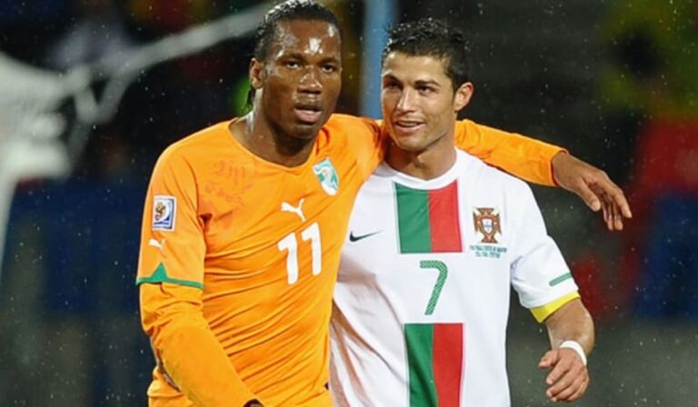 Image de Football. Didier Drogba et Cristiano Ronaldo, deux icônes du football mondial, ont marqué leur époque par leur talent, leur détermination et leurs exploits sur le terrain. Pourtant, malgré leurs carrières exceptionnelles, ces deux légendes n’ont jamais eu l’occasion de jouer ensemble. Dans une récente déclaration, Didier Drogba a révélé que l’une de ses plus grandes frustrations était de ne pas avoir partagé le terrain avec le Portugais. Une révélation qui a enflammé les réseaux sociaux et relancé les spéculations sur ce que ce duo mythique aurait pu accomplir. Retour sur un rêve inachevé et sur les carrières croisées de ces deux monstres sacrés du football. Le rêve inachevé de Didier Drogba : jouer aux côtés de Cristiano Ronaldo Dans une interview récente, Didier Drogba a partagé un regret qui a surpris et ému les fans de football : « Un rêve que je n’ai pas pu réaliser, c’est de jouer avec Cristiano Ronaldo dans la même équipe. J’aurais adoré partager un terrain avec lui et combiner pour marquer des buts. » Cette déclaration a rapidement fait le tour des réseaux sociaux, suscitant des réactions enthousiastes et nostalgiques. L’idée de voir ces deux légendes évoluer ensemble est un fantasme pour de nombreux amateurs de football. Drogba, avec sa puissance et son instinct de buteur, et Ronaldo, avec sa vitesse, sa technique et ses passes précises, auraient formé un duo redoutable. Leur complémentarité sur le terrain aurait pu donner naissance à des moments magiques, des buts spectaculaires et des victoires mémorables. Pourtant, malgré leurs carrières parallèles et leurs nombreux succès, leurs chemins ne se sont jamais croisés dans le même club. Une occasion manquée qui continue de hanter l’imaginaire des fans. Des duels mémorables entre Chelsea et Manchester United Bien qu’ils n’aient jamais joué ensemble, Didier Drogba et Cristiano Ronaldo se sont souvent affrontés sur le terrain, notamment lors des matchs intenses entre Chelsea et Manchester United. Ces confrontations, souvent décisives, ont marqué l’histoire du football anglais et européen. L’un des moments les plus mémorables de leur rivalité est sans doute la finale de la Ligue des champions en 2008. Ce jour-là, Cristiano Ronaldo a ouvert le score pour Manchester United, avant que Chelsea n’égalise grâce à Frank Lampard. Didier Drogba, alors en pleine forme, a été expulsé en prolongation, laissant son équipe en infériorité numérique. Manchester United a finalement remporté le trophée aux tirs au but, dans une finale qui reste gravée dans les mémoires. Ces duels entre Drogba et Ronaldo reflétaient leur talent et leur détermination. Chacun d’eux incarnait l’esprit de son club : Drogba, le symbole de Chelsea, et Ronaldo, la figure de proue de Manchester United. Leurs affrontements étaient toujours attendus avec impatience par les fans, qui y voyaient une bataille entre deux des meilleurs joueurs de leur génération. Des carrières exceptionnelles, mais des chemins différents Après leurs années en Premier League, Didier Drogba et Cristiano Ronaldo ont continué à dominer le football mondial, mais dans des directions différentes. Drogba a remporté la Ligue des champions avec Chelsea en 2012, marquant un but décisif en finale contre le Bayern Munich. Ce moment est resté comme l’un des plus grands de sa carrière, couronnant son héritage à Chelsea. De son côté, Cristiano Ronaldo a enchaîné les succès au Real Madrid, où il est devenu l’un des meilleurs buteurs de l’histoire du club. Il a remporté plusieurs Ligues des champions et a établi des records impressionnants, consolidant son statut de légende du football. Aujourd’hui, Didier Drogba s’est retiré des terrains et se consacre à des projets humanitaires et entrepreneuriaux. Cristiano Ronaldo, quant à lui, continue de jouer à un niveau élevé, évoluant en Arabie Saoudite tout en représentant encore la sélection portugaise. Les carrières de Didier Drogba et Cristiano Ronaldo ont marqué l’histoire du football, mais elles ont aussi laissé une question en suspens : que serait-il arrivé si ces deux légendes avaient joué ensemble ? Bien que ce rêve ne se réalisera jamais, il continue d’alimenter l’imaginaire des fans et des passionnés de football. Alors que le football évolue et que de nouvelles stars émergent, une question demeure : verrons-nous un jour un duo aussi complémentaire et charismatique que Drogba et Ronaldo auraient pu l’être ?