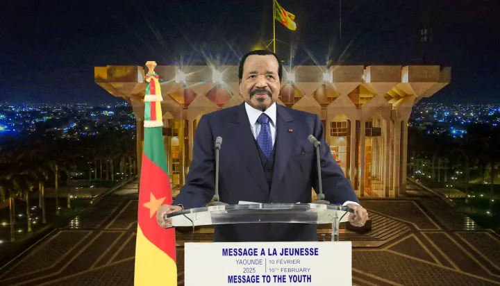 Image de Affaires Etrangères. À la veille de la 59e édition de la fête de la jeunesse, célébrée le 11 février 2025, le président camerounais Paul Biya a adressé un discours fort à la jeunesse de son pays. Dans un contexte marqué par des défis socio-économiques et des échéances électorales cruciales, le chef de l’État a réaffirmé sa détermination à servir le Cameroun, tout en multipliant les promesses en matière d’emploi, de formation et de développement national. Entre félicitations sportives, avertissements politiques et engagements renouvelés, ce discours a capté l’attention d’une jeunesse en quête de stabilité et d’opportunités. Retour sur les temps forts d’une allocution qui souligne la volonté de continuité du président Biya. Un hommage aux Lions Indomptables et à l’unité nationale Dès les premières minutes de son discours, Paul Biya a tenu à saluer la récente qualification des Lions Indomptables pour la prochaine Coupe d’Afrique des Nations (CAN), qui se déroulera au Maroc en fin d’année. « La dynamique positive dont nous nous félicitons aujourd'hui n'apportera tous les fruits espérés que si la concorde, la solidarité et l'esprit d'équipe règnent au sein et autour de notre équipe nationale », a-t-il déclaré. Ce passage, mêlant patriotisme et passion pour le football, a résonné particulièrement auprès des jeunes Camerounais, fervents supporters du ballon rond. En associant le succès sportif à l’unité nationale, le président Paul Biya a su capter l’attention d’une jeunesse souvent en quête de modèles et de symboles fédérateurs. Les Lions Indomptables, porteurs d’espoir et de fierté, incarnent cette aspiration à l’excellence et à la cohésion. Cette référence au football n’est pas anodine. Elle rappelle que le sport peut être un vecteur puissant de mobilisation et de rassemblement, surtout dans un pays où les défis sociaux et économiques sont nombreux. Emploi et formation : des promesses pour l’avenir de la jeunesse Au cœur de son discours, Paul Biya a consacré une large partie de son intervention aux questions d’emploi et de formation des jeunes, deux enjeux cruciaux pour la jeunesse camerounaise. Face à un taux de chômage élevé et à des défis socio-économiques persistants, le président a annoncé la mise en place d’un nouveau cadre destiné aux primo-demandeurs d’emploi. Paul Biya a promis de continuer d'être à leur côtés pour relever les défis auxquels ils sont confrontés, rappelant son engagement constant envers la jeunesse. Il a également insisté sur l’importance de l’investissement dans la formation professionnelle et l’éducation, considérant ces domaines comme des leviers essentiels pour le développement du pays. Cependant, ces promesses interviennent dans un contexte où les attentes des jeunes sont immenses. Beaucoup espèrent des actions concrètes et rapides pour améliorer leur accès à l’emploi et à des formations de qualité. Le président a donc appelé à la patience et à la responsabilité, tout en mettant en garde contre les « promesses fallacieuses et pour la plupart irréalisables » de certains opposants. Un avertissement contre les dérives politiques Dans un contexte électoral sensible, avec une présidentielle prévue en octobre 2025, Paul Biya a lancé un avertissement fort à ses opposants et à la jeunesse. « Je vous demande de ne pas prêter l'oreille aux sirènes du chaos que font retentir certains irresponsables. Ne les laissez pas se servir de vous pour assouvir leurs desseins pernicieux, à savoir créer le désordre dans notre cher et beau pays », a-t-il déclaré. Ce message, résolument politique, vise à encourager les jeunes à faire preuve de discernement et à se préparer aux échéances électorales « en toute responsabilité, dans le calme et la sérénité ». Le président a également rappelé son engagement à maintenir la stabilité du pays, malgré les critiques et les turbulences politiques. Cet appel à la vigilance s’inscrit dans une stratégie plus large de consolidation de son leadership. En se positionnant comme un garant de l’ordre et de la continuité, Paul Biya cherche à rassurer une jeunesse avide de stabilité, tout en marginalisant ses adversaires politiques. La continuité d’un engagement inébranlable Comme lors de son discours du Nouvel An, Paul Biya a réitéré sa « détermination à servir » et sa volonté de rester un pilier pour le Cameroun, quels que soient les défis à venir. Malgré une longue absence qui avait récemment suscité des inquiétudes et alimenté des rumeurs sur sa santé, le président a affirmé qu’il était prêt à relever les défis futurs avec la même énergie et la même fidélité envers son peuple. « Ma détermination est intacte, et je resterai à vos côtés pour relever les défis qui se présentent à nous », a-t-il déclaré. Cette promesse, bien qu’accueillie avec scepticisme par certains, rassure une partie de la population qui voit en lui un symbole de stabilité dans un contexte régional et international incertain. Le discours de Paul Biya à l’occasion de la fête de la jeunesse 2025 a une fois de plus mis en lumière sa volonté de continuité et son engagement envers le Cameroun. Entre promesses socio-économiques, avertissements politiques et hommages sportifs, le président a su capter l’attention d’une jeunesse en quête de perspectives d’avenir. Cependant, alors que les échéances électorales approchent, une question demeure : le Cameroun est-il prêt à poursuivre son développement sous le leadership de Paul Biya, ou la jeunesse camerounaise aspire-t-elle à un changement de cap ?