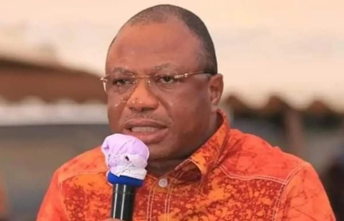 Image de Politique. Damana Pickass, vice-président du Conseil stratégique et politique du Parti des Peuples Africains – Côte d’Ivoire (PPA-CI) de Laurent Gbagbo, a été condamné à une peine de 10 ans de prison pour son implication dans l’attaque du camp militaire d’Anokoua Kouté, dans la commune d’Abobo. En plus de cette lourde peine, il écope d’une interdiction de séjour sur le territoire national, à l’exception de son village natal et d’Abidjan, ainsi que de cinq ans de privation de droits civiques. Cette condamnation, qui intervient à quelques mois de l’élection présidentielle, représente un coup dur pour le PPA-CI, qui comptait sur Damana Pickass pour mobiliser ses partisans. Mais au-delà de l’impact politique, cette affaire soulève des questions sur la justice, la liberté d’expression et le climat politique en Côte d’Ivoire. Comment cette condamnation influencera-t-elle le paysage politique à l’approche des élections ? Une Affaire aux Conséquences Politiques Majeures La condamnation de Damana Pickass intervient dans un contexte politique tendu, à quelques mois de l’élection présidentielle en Côte d’Ivoire. En tant que vice-président du Conseil stratégique et politique du PPA-CI, Pickass jouait un rôle clé dans la mobilisation des partisans de Laurent Gbagbo, ancien président ivoirien et figure emblématique de l’opposition. Sa condamnation représente donc un revers significatif pour le parti, qui devra désormais composer sans l’un de ses principaux leaders. Le PPA-CI, qui cherche à consolider sa base électorale et à s’imposer comme une force politique majeure, voit ainsi ses plans perturbés. Damana Pickass, connu pour son charisme et sa capacité à mobiliser les foules, était un atout précieux pour le parti. Son absence pourrait affaiblir la campagne électorale du PPA-CI, d’autant plus que la condamnation est perçue par certains comme une manœuvre politique visant à affaiblir l’opposition. Laurent Gbagbo, leader du PPA-CI, a d’ailleurs réagi vivement à cette condamnation, la qualifiant d’« arbitraire ». Lors d’une réunion, il a déclaré : « Nous sommes tous condamnés à 20 ans ! Ici, en Côte d’Ivoire, c’est le pays des condamnations à 20 ans. On est tous condamnés à 20 ans et on se promène. » Ces propos reflètent le sentiment d’injustice qui anime une partie de l’opposition, mais aussi la polarisation croissante du paysage politique ivoirien. Les Détails de l’Affaire et les Réactions Damana Pickass a été reconnu coupable dans une affaire liée à l’attaque du camp militaire d’Anokoua Kouté, un événement qui a marqué les esprits en Côte d’Ivoire. Cette attaque, considérée comme un acte de terrorisme et une atteinte à la sûreté de l’État, a conduit à une enquête approfondie et à plusieurs arrestations. Outre Pickass, trois autres accusés ont été condamnés dans ce dossier : Ipko Lagui et Justin Koua, écopant chacun de 10 ans de prison, et Babiliy Dembélé, condamné à 5 ans de prison. Comme Pickass, Lagui et Koua sont également interdits de paraître en dehors de leur territoire natal et de leur lieu de travail. L’avocat de la défense a toutefois annoncé son intention de faire appel, estimant que le verdict n’est pas définitif. « Nous allons interjeter appel afin de demander un réexamen du dossier par la Cour d’appel », a-t-il déclaré. Cette démarche pourrait ouvrir la voie à un nouveau procès, mais elle ne garantit pas une issue favorable pour les accusés. Les réactions à cette condamnation ont été vives, tant du côté des partisans de Damana Pickass que de ses détracteurs. Pour certains, cette peine est justifiée et reflète la gravité des faits reprochés. Pour d’autres, elle est perçue comme une manœuvre politique visant à éliminer un adversaire gênant à l’approche des élections. Cette divergence d’opinions illustre les tensions qui traversent la société ivoirienne, où les questions de justice et de politique sont souvent étroitement liées. Les Enjeux pour la Justice et la Démocratie en Côte d’Ivoire La condamnation de Damana Pickass proche de Laurent Gbagbo soulève des questions plus larges sur la justice et la démocratie en Côte d’Ivoire. Dans un pays où les affaires judiciaires sont souvent perçues comme étant influencées par des considérations politiques, il est essentiel que les institutions judiciaires fonctionnent de manière indépendante et impartiale. Cette affaire, comme d’autres avant elle, met en lumière les défis auxquels est confrontée la justice ivoirienne, notamment en termes de crédibilité et de transparence. Par ailleurs, cette condamnation intervient dans un contexte où la liberté d’expression et la liberté politique sont des enjeux majeurs. Les accusations de Laurent Gbagbo, qui estime que les condamnations sont utilisées pour museler l’opposition, reflètent les préoccupations de nombreux Ivoiriens quant à l’état de la démocratie dans leur pays. Comment garantir que les opposants politiques puissent s’exprimer librement sans craindre des représailles judiciaires ? Et comment s’assurer que la justice serve l’intérêt général plutôt que des intérêts particuliers ? Enfin, cette affaire soulève des questions sur l’avenir de la réconciliation nationale en Côte d’Ivoire. Après des années de crise politique et de divisions, il est essentiel que le pays trouve un équilibre entre la justice et la réconciliation, afin de construire une société plus inclusive et plus apaisée. La condamnation de Damana Pickass, si elle est perçue comme injuste par une partie de la population, risque d’exacerber les tensions et de compliquer ce processus. Alors que la Côte d’Ivoire se prépare pour les élections présidentielles, la condamnation de Damana Pickass à 10 ans de prison ferme représente un enjeu majeur pour le paysage politique. Comment cette affaire influencera-t-elle le débat politique et les choix des électeurs ? Pour le PPA-CI, cette condamnation est un coup dur, mais elle pourrait également galvaniser les partisans de Laurent Gbagbo qui voient en Pickass un martyr de la cause politique. Cependant, cette affaire pourrait également renforcer les divisions politiques et alimenter les tensions à l’approche des élections. Dans un contexte où la confiance envers les institutions est fragile, il est essentiel que les acteurs politiques et judiciaires agissent de manière à préserver la stabilité et la paix sociale. Alors que la Côte d’Ivoire se trouve à un carrefour politique crucial, une question demeure : comment garantir que les élections se déroulent dans un climat de transparence, de justice et de respect des droits de tous les citoyens ?