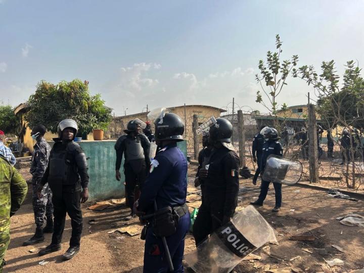 Image de Société. Ce mercredi 12 février 2025, le Camp pénal de Bouaké, l’un des plus grands centres de détention de Côte d’Ivoire, a été le théâtre d’une violente émeute. Le mouvement de protestation, déclenché par une opération de fouille ayant conduit à la saisie d’une importante quantité de drogue, a provoqué d’importants dégâts matériels au sein des cellules de détention. Face à cette situation critique, les autorités ont rapidement déployé un dispositif sécuritaire impressionnant, impliquant la police, la gendarmerie et les services pénitentiaires. Grâce à une intervention conjointe, le calme a été rétabli dans l’après-midi, mais cet incident soulève des questions cruciales sur la gestion des prisons ivoiriennes et la lutte contre le trafic de drogue en milieu carcéral. Les origines de l’émeute : une fouille qui met le feu aux poudres Selon des sources concordantes contactées par l’agence de presse Top News Africa, l’émeute a été déclenchée par une opération de fouille antidrogue menée la veille au sein du Camp pénal de Bouaké. Cette opération, orchestrée par les autorités pénitentiaires, a permis la saisie d’une importante quantité de drogue, révélant l’existence d’un réseau de trafic au sein même de la prison. Pour les détenus, cette fouille a été perçue comme une atteinte à leurs « privilèges » et à leur mode de vie en détention. En réaction, un mouvement de protestation s’est rapidement transformé en émeute, avec des détenus s’attaquant aux infrastructures de la prison, brisant des portes, des fenêtres et endommageant les cellules. Les tensions ont atteint leur paroxysme lorsque les émeutiers ont tenté de prendre le contrôle de certaines parties du camp, provoquant une situation de chaos. Cette émeute met en lumière les défis auxquels sont confrontées les autorités pénitentiaires ivoiriennes. La présence de drogue en prison soulève des questions sur la corruption et la complicité de certains agents pénitentiaires, ainsi que sur les conditions de détention qui favorisent de tels trafics. La réponse des autorités : une intervention rapide et coordonnée Face à l’ampleur de la situation, les autorités ont réagi avec célérité. Un poste de commandement opérationnel a été mis en place, impliquant la police, la gendarmerie et les services pénitentiaires. Cette coordination a permis une intervention efficace pour reprendre le contrôle du camp. Les forces de l’ordre, notamment un détachement du Groupement mobile d’intervention (GMI), de l’escadron de gendarmerie et du Centre de coordination des décisions opérationnelles (CCDO), ont été déployées sur place. Leur intervention a permis de disperser la majorité des émeutiers et de maîtriser la situation en quelques heures. Le calme a été rétabli dans l’après-midi, mais les forces de sécurité sont restées mobilisées sur place pour prévenir toute reprise des violences. Des réparations ont été immédiatement entreprises sur les infrastructures endommagées, afin de rétablir des conditions de détention minimales. Un blessé, un émeutier, a été conduit dans un centre de santé pour recevoir des soins médicaux appropriés. Aucun autre blessé n’a été signalé parmi les détenus ou les agents pénitentiaires, ce qui témoigne de la relative maîtrise de la situation par les forces de l’ordre. Les implications de l’émeute : un révélateur des failles du système pénitentiaire L’émeute du Camp pénal de Bouaké après la fouille antidrogue n’est pas un incident isolé. Elle s’inscrit dans une série de crises qui ont secoué les prisons ivoiriennes ces dernières années, mettant en lumière les failles du système pénitentiaire. Tout d’abord, la présence de drogue en prison soulève des questions sur la corruption et la complicité de certains agents. Comment des quantités importantes de substances illicites peuvent-elles entrer dans un établissement censé être hautement sécurisé ? Cette question met en évidence la nécessité de renforcer les contrôles et de lutter contre la corruption au sein des services pénitentiaires. Ensuite, les conditions de détention dans les prisons ivoiriennes sont souvent dénoncées par les organisations de défense des droits de l’homme. Surpopulation, manque d’hygiène, accès limité aux soins médicaux et à l’éducation sont autant de problèmes qui contribuent à créer un climat de tension et de violence. L’émeute de Bouaké est un rappel brutal de l’urgence de réformer le système pénitentiaire pour garantir des conditions de détention dignes et respectueuses des droits fondamentaux. Enfin, cet incident soulève des questions sur la gestion des détenus et la prévention des violences en milieu carcéral. Les autorités doivent-elles renforcer les mesures disciplinaires ou privilégier des approches plus sociales, comme la réinsertion et la réhabilitation ? L’émeute du Camp pénal de Bouaké est un signal d’alarme pour les autorités ivoiriennes. Elle met en lumière les défis auxquels est confronté le système pénitentiaire et la nécessité de réformes profondes pour prévenir de tels incidents à l’avenir. Parmi les mesures envisageables figurent le renforcement des contrôles aux entrées des prisons, la formation des agents pénitentiaires pour lutter contre la corruption, et l’amélioration des conditions de détention. Des programmes de réinsertion et de réhabilitation pourraient également contribuer à réduire la violence en milieu carcéral et à préparer les détenus à une réintégration réussie dans la société. Cependant, ces réformes nécessitent des investissements importants et une volonté politique forte. Les autorités ivoiriennes seront-elles prêtes à relever ce défi pour garantir la sécurité et la dignité des détenus, tout en protégeant la société contre les risques liés à la criminalité et au trafic de drogue ? Alors que le calme est revenu au Camp pénal de Bouaké, une question demeure : comment la Côte d’Ivoire peut-elle transformer cette crise en une opportunité pour réformer son système pénitentiaire et prévenir de futures émeutes ?