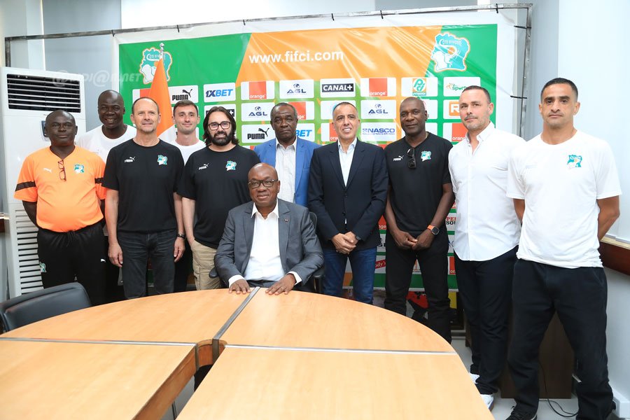 Image de Football. Ce jeudi 13 février 2025, la Fédération Ivoirienne de Football (FIF) a officiellement présenté ses nouveaux encadreurs techniques lors d’une cérémonie organisée dans ses locaux à Treichville. Sous la houlette du président Idriss Diallo, cette annonce marque un tournant stratégique pour le développement du football ivoirien. Parmi les figures clés de ce nouveau staff, on retrouve Lounes Hattab, nommé Directeur Technique National (DTN), Reynald Pedros, à la tête de l’équipe nationale féminine, et Younes Zerdouk, sélectionneur des U20. Ces nominations, révélées le mois dernier, s’inscrivent dans une vision ambitieuse visant à hisser le football ivoirien sur le devant de la scène internationale. Mais quels sont les défis qui attendent ces nouveaux techniciens, et comment leur arrivée peut-elle redéfinir l’avenir du football en Côte d’Ivoire ? Un staff technique de haut vol pour relever les défis La nomination de Lounes Hattab au poste de Directeur Technique National (DTN) est sans doute l’une des décisions les plus marquantes de cette restructuration. Ancien entraîneur reconnu pour son expertise tactique et sa capacité à développer les jeunes talents, Hattab aura pour mission de superviser l’ensemble des équipes nationales et de mettre en place une philosophie de jeu cohérente à tous les niveaux. Son expérience internationale et sa connaissance approfondie du football africain font de lui un atout majeur pour la FIF. Reynald Pedros, quant à lui, prend les rênes de l’équipe nationale féminine. L’ancien entraîneur de l’Olympique Lyonnais Féminin, double vainqueur de la Ligue des Champions, apporte un savoir-faire précieux pour redynamiser les Éléphantes. Avec un objectif clair : qualifier l’équipe pour les prochaines grandes compétitions internationales, dont la campagne débutera en octobre. Pedros devra également travailler à la détection et à la formation de nouvelles joueuses pour renforcer le vivier ivoirien. Enfin, Younes Zerdouk, nommé sélectionneur des U20, aura la lourde tâche de préparer la jeune génération à briller sur la scène mondiale. Son objectif principal sera de décrocher une qualification pour la prochaine Coupe du Monde U20. Zerdouk, connu pour son approche méthodique et son attention aux détails, devra également collaborer étroitement avec Hattab pour assurer une transition fluide entre les différentes catégories d’âge. Des ambitions claires et des attentes élevées Lors de la cérémonie de présentation officielle des nouveaux encadreurs techniques de la FIF, Idriss Diallo n’a pas caché ses ambitions pour le football ivoirien. « Vous avez des profils de top qualité, et à la fin des championnats, il faut avoir des résultats et des équipes de top qualité », a-t-il déclaré. Le président de la FIF a insisté sur l’importance de la performance, rappelant que le comité exécutif qu’il dirige a pour objectif d’envoyer le football ivoirien « très loin ». Pour l’équipe féminine, les attentes sont claires : se qualifier pour les prochaines compétitions internationales et s’imposer comme une force majeure du football africain. Reynald Pedros devra non seulement obtenir des résultats à court terme, mais aussi construire une équipe compétitive sur le long terme. Du côté des U20, Younes Zerdouk devra se concentrer sur la qualification pour la Coupe du Monde de la catégorie. Cette étape est cruciale pour offrir aux jeunes talents ivoiriens une vitrine internationale et préparer l’avenir du football national. Enfin, Lounes Hattab, en tant que DTN, aura un rôle transversal. Il devra s’assurer que les différentes équipes nationales partagent une identité de jeu commune et que les jeunes joueurs soient bien préparés pour intégrer les sélections seniors. Sa mission sera également de renforcer les structures de formation et de détection pour garantir un flux continu de talents. Un soutien médiatique renforcé pour une meilleure visibilité La FIF a également profité de cette cérémonie pour annoncer une innovation majeure : la mise en place d’officiers médias rattachés à chaque technicien. Ces professionnels auront pour mission d’assurer un suivi optimal des équipes et d’informer le public ivoirien sur les avancées du football national. Cette initiative vise à renforcer la transparence et à impliquer davantage les supporters dans le développement du football ivoirien. Grâce à ce dispositif, les fans pourront suivre de près les performances des équipes nationales, les stratégies des entraîneurs et les progrès des jeunes talents. Cette communication renforcée devrait également contribuer à créer un engouement autour du football ivoirien, tant au niveau national qu’international. La présentation de ce nouveau staff technique marque un tournant stratégique pour la FIF. Avec des profils expérimentés et des objectifs clairs, la fédération espère redynamiser le football ivoirien et le hisser au plus haut niveau. Cependant, les défis sont nombreux, et les attentes sont élevées. Les nouveaux encadreurs de la FIF présentés officiellement devront faire preuve de rigueur, de créativité et de détermination pour relever ces défis. Alors que la Côte d’Ivoire aspire à retrouver sa place parmi les grandes nations du football, une question demeure : ce nouveau staff technique parviendra-t-il à transformer les ambitions en réalisations concrètes, et à écrire un nouveau chapitre glorieux pour le football ivoirien ?