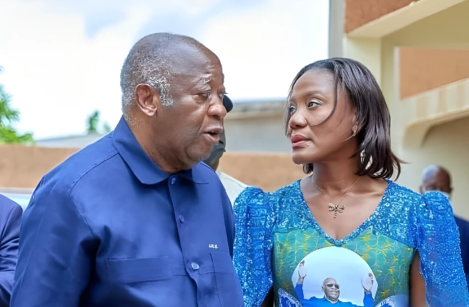 Image de Politique. Depuis son retour en Côte d'Ivoire après une décennie d'absence, Laurent Gbagbo, ancien président et figure controversée de la politique ivoirienne, tente de se réimposer sur l'échiquier politique national. Son objectif principal ? Conquérir le Nord, une région historiquement acquise à son rival, Alassane Ouattara. Mais cette ambition ne se heurte pas seulement à des résistances politiques : elle soulève des questions sur les stratégies à adopter pour séduire un électorat méfiant. Dans ce contexte, Nady Bamba, son épouse, émerge comme un atout majeur dans cette bataille pour la reconquête. Mais cette stratégie suffira-t-elle à inverser la tendance ? Le Nord, un bastion imprenable ? Le Nord de la Côte d'Ivoire représente bien plus qu'une simple région géographique. C'est un symbole politique, un bastion idéologique qui a joué un rôle central dans les crises successives qu'a traversées le pays. Depuis la rébellion de 2002, cette zone est restée largement fidèle à Alassane Ouattara, l'actuel président, grâce à des liens ethniques et religieux profondément enracinés. Pour Laurent Gbagbo, qui cherche à retrouver son influence après son acquittement par la Cour pénale internationale (CPI), le Nord est un terrain miné. Les tentatives précédentes d'implantation du Parti des peuples africains - Côte d'Ivoire (PPA-CI) dans cette région se sont soldées par des échecs retentissants. L'incident de Kani en février 2023, où des jeunes proches du Rassemblement des houphouëtistes pour la démocratie et la paix (RHDP) ont empêché une réunion du PPA-CI, illustre bien les résistances locales. Pourtant, certains cadres du parti restent optimistes. "Beaucoup veulent séparer Laurent Gbagbo du Nord, mais c'est peine perdue", affirme Sébastien Dano Djédjé, un cadre influent du PPA-CI. Pour marquer sa détermination, le parti a organisé sa première rentrée politique à Korhogo, les 2 et 3 mars 2024. Un choix symbolique, mais qui n'a pas encore porté ses fruits en termes d'adhésion populaire. La méfiance persiste, et les défis restent immenses. Dans ce contexte, Laurent Gbagbo semble avoir décidé de changer de stratégie en misant sur son épouse, Nady Bamba. Nady Bamba, une figure montante dans l'ombre de Gbagbo Nady Bamba, épouse de Laurent Gbagbo, est en train de devenir une pièce maîtresse dans la stratégie politique de son mari. Originaire du Nord-Ouest, précisément de Touba, et de confession musulmane, elle incarne un pont potentiel entre le PPA-CI et les populations du Nord. Bien qu'elle n'occupe aucune fonction officielle au sein du parti, son activisme sur le terrain ne passe pas inaperçu. Depuis plusieurs mois, Nady Bamba multiplie les déplacements dans les quartiers populaires d'Abidjan, de Yopougon à Attécoubé, en passant par Songon. Elle y mène des tournées de remerciement, répond aux polémiques et tente de rassurer les sympathisants. Son profil unique, combinant une origine ethnique et une appartenance religieuse qui résonnent avec celles des populations du Nord, en fait une alliée précieuse pour Laurent Gbagbo. "Nady Bamba est une chance pour le parti, car elle ouvre des portes que d’autres n’auraient jamais pu franchir", confie un député du PPA-CI. En effet, dans un pays où l'ethnicité et la religion jouent un rôle déterminant dans les choix électoraux, sa présence sur le terrain pourrait permettre de contourner les blocages traditionnels. Mais cette stratégie est-elle sans risque ? Une stratégie payante ou un pari risqué ? La montée en puissance de Nady Bamba dans l'entourage de Laurent Gbagbo soulève plusieurs questions. D'abord, celle de son rôle exact au sein du PPA-CI. Bien qu'elle ne dispose pas de titre officiel, son influence grandissante pourrait créer des tensions internes, notamment parmi les cadres historiques du parti. Ensuite, sa médiatisation croissante pourrait reléguer Laurent Gbagbo lui-même au second plan, ce qui n'est pas sans risque pour un homme qui a longtemps été au centre de la vie politique ivoirienne. Par ailleurs, la stratégie de Laurent Gbagbo de miser sur Nady Bamba pour conquérir le Nord repose sur l'hypothèse que son profil personnel suffira à surmonter les divisions politiques et les méfiances historiques. Mais est-ce réaliste ? Le Nord reste profondément marqué par les conflits passés et les alliances politiques actuelles. Les populations locales, bien que sensibles aux arguments identitaires, ne sont pas nécessairement prêtes à tourner le dos à Alassane Ouattara, qui a su consolider son pouvoir grâce à des réalisations économiques et sociales. Enfin, cette stratégie pose la question de l'avenir du PPA-CI. Si Nady Bamba parvient à séduire une partie de l'électorat du Nord, cela pourrait redynamiser le parti et lui offrir de nouvelles perspectives. Mais en cas d'échec, les conséquences pourraient être lourdes, tant pour Laurent Gbagbo que pour son épouse. Laurent Gbagbo et Nady Bamba semblent déterminés à relever le défi de la reconquête du Nord. Mais dans un contexte politique aussi complexe que celui de la Côte d'Ivoire, rien n'est jamais acquis. Les résistances sont nombreuses, les défis immenses, et les stratégies, bien que innovantes, restent incertaines. La question qui se pose aujourd'hui est la suivante : dans un pays encore marqué par les divisions du passé, une reconquête politique est-elle vraiment possible, ou assiste-t-on à un nouvel épisode d'une rivalité sans fin ?