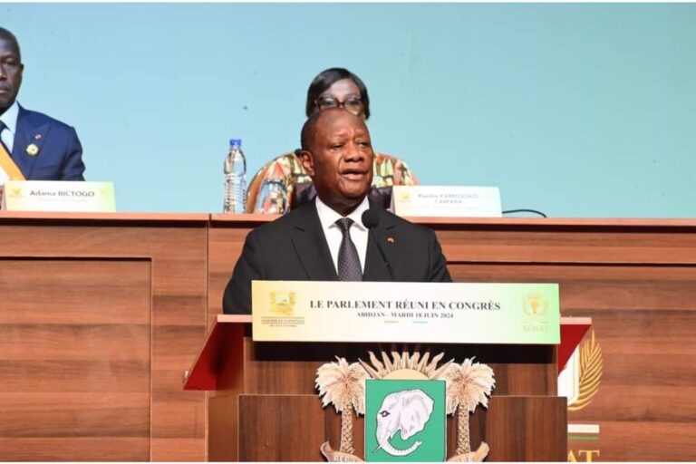 Image de Politique. Le gouvernement ivoirien affiche une ambition claire : faire de la Côte d'Ivoire une destination incontournable pour les investisseurs du secteur minier. Avec des ressources géologiques prometteuses et un environnement d'affaires de plus en plus attractif, le pays multiplie les initiatives pour attirer des capitaux et dynamiser son industrie extractive. À l'occasion du 31e Forum international "Investir dans l'industrie minière africaine", la délégation ivoirienne a mis en avant les avancées et les perspectives du secteur. Retour sur une stratégie ambitieuse et les enjeux qu'elle soulève. Un cadre propice pour les investisseurs miniers La Côte d'Ivoire a pris l'engagement à Cape Town de favoriser les investissements dans le secteur minier lors du sommet African Mining Indaba 2025. Sous la houlette de Souleymane Soro, directeur de Cabinet adjoint du ministère des Mines, du Pétrole et de l'Énergie, la délégation ivoirienne a présenté les multiples atouts du pays en matière d'exploitation minière. La politique minière du gouvernement repose sur plusieurs piliers clés : la modernisation des procédures administratives, l'amélioration des infrastructures et l'intégration des secteurs miniers et énergétiques. Ces initiatives visent à renforcer l'attractivité du pays pour les investisseurs étrangers, en leur offrant un cadre législatif stable et transparent. Jean-Claude Diplo, président du Groupement Professionnel des Miniers de Côte d'Ivoire (GPMCI), a ainsi souligné que la Côte d'Ivoire dispose aujourd'hui de la "meilleure législation minière d'Afrique de l'Ouest", un facteur déterminant pour les opérateurs étrangers en quête de sécurité juridique et économique. Une production aurifère en pleine expansion L'essor du secteur minier ivoirien s'illustre notamment par la croissance spectaculaire de la production d'or. Entre 2014 et 2024, celle-ci a triplé, passant de 18,6 tonnes à plus de 58 tonnes. Cette augmentation traduit à la fois l'entrée en exploitation de nouvelles mines et le renforcement des opérations de prospection, qui ont abouti à la découverte de gisements de classe mondiale. Seydou Coulibaly, directeur général des Mines et de la Géologie, a mis en avant les indicateurs-clés qui témoignent du dynamisme du secteur. La hausse du nombre de permis de recherche et d'exploitation illustre l'intérêt grandissant des investisseurs pour les ressources minières ivoiriennes. Outre l'or, la Côte d'Ivoire possède d'importants gisements de manganèse, de nickel et de bauxite, renforçant encore son potentiel extractif. L'ambition ivoirienne ne se limite pas à l'extraction des ressources minières. Le pays mise sur une transformation locale accrue afin de maximiser la valeur ajoutée de son industrie. La mise en place d'unités de raffinage et de transformation permettrait de réduire la dépendance aux exportations de minerais bruts et de favoriser la création d'emplois qualifiés. Dans cette optique, le Salon International des Ressources Extractives et Énergétiques (SIREXE) constitue un rendez-vous stratégique. Prévue en 2026, la deuxième édition de cet événement vise à renforcer la visibilité du secteur minier ivoirien et à attirer de nouveaux partenaires. Cependant, plusieurs défis demeurent. La gestion environnementale et sociale des activités minières suscite des interrogations, notamment en matière de respect des normes écologiques et de redistribution des richesses aux populations locales. La digitalisation des procédures administratives et l'amélioration de la gouvernance sont également des leviers essentiels pour renforcer la transparence et l'efficacité du secteur. Dans ce contexte, la Côte d'Ivoire parviendra-t-elle à conjuguer développement économique et durabilité environnementale pour faire de son secteur minier un modèle de croissance responsable en Afrique ?