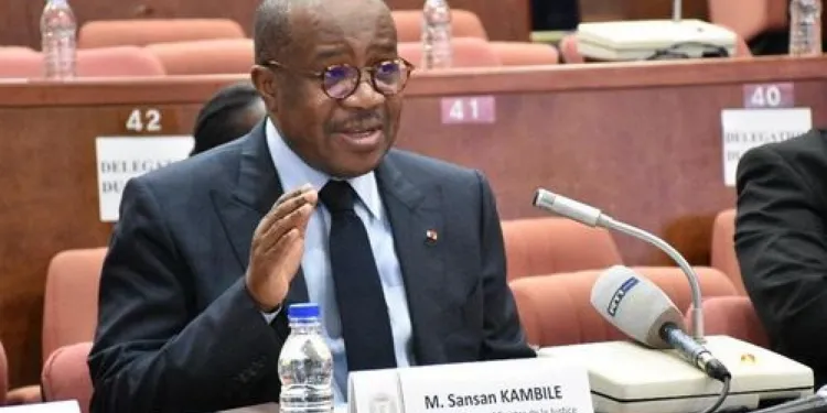 Image de Société. En Côte d’Ivoire, l’obtention du certificat de nationalité est un processus administratif essentiel pour des milliers de citoyens. Pourtant, des pratiques illégales et des malentendus persistent, entravant parfois l’accès à ce document crucial. Dans un communiqué publié le mardi 18 février 2025, le ministère de la Justice et des Droits de l’Homme a apporté des clarifications majeures pour rétablir la transparence et garantir la gratuité du retrait du certificat de nationalité. Cette annonce intervient après qu’un demandeur s’est vu réclamer indûment 2 000 FCFA lors du retrait de son document au Tribunal de Yopougon. Une situation qui a poussé les autorités à réagir rapidement et à rappeler les règles en vigueur. Un rappel nécessaire : gratuité du retrait après paiement des frais de dossier Le ministère de la Justice a tenu à rappeler que le retrait du certificat de nationalité est gratuit pour les demandeurs ayant déjà réglé les frais de dossier de 3 000 FCFA lors de la soumission de leur demande en ligne. Cette clarification vise à mettre fin aux abus et aux malentendus qui ont pu survenir dans certains tribunaux ou centres administratifs. L’incident survenu au Tribunal de Yopougon, où un demandeur s’est vu réclamer 2 000 FCFA supplémentaires, a été pris très au sérieux par les autorités. Le ministère a immédiatement demandé à la victime de l’aider à identifier l’auteur de cette extorsion, afin que des sanctions disciplinaires soient appliquées. Cette réaction rapide témoigne de la volonté du gouvernement de lutter contre la corruption et de garantir l’intégrité des services publics. Par ailleurs, le ministère a appelé tous les citoyens à dénoncer tout cas similaire d’extorsion de fonds. Une plateforme de signalement a été mise en avant pour permettre aux demandeurs de rapporter les abus et de contribuer à l’assainissement des pratiques administratives. Cette démarche participative vise à responsabiliser les citoyens tout en renforçant la confiance dans les institutions. La plateforme e-justice : un outil moderne pour simplifier les démarches Depuis son lancement, la plateforme e-justice a révolutionné les démarches administratives en Côte d’Ivoire. Conçue pour simplifier et accélérer les procédures, elle permet aux citoyens de soumettre leurs demandes de certificat de nationalité en ligne, évitant ainsi les longues files d’attente et les déplacements inutiles. Cependant, malgré les avantages évidents de cette plateforme, des défis subsistent. Certains demandeurs, notamment dans les zones rurales, rencontrent des difficultés d’accès à internet ou manquent de compétences numériques pour utiliser efficacement l’outil. Pour pallier ces obstacles, le ministère de la Justice a annoncé la mise en place de centres d’assistance dans les régions éloignées, ainsi que des campagnes de sensibilisation pour former les citoyens à l’utilisation de la plateforme. En outre, la plateforme e-justice s’inscrit dans une démarche plus large de modernisation de l’administration ivoirienne. En réduisant les interactions directes entre les citoyens et les agents administratifs, elle limite les risques de corruption et favorise une gestion plus transparente des dossiers. Transparence et lutte contre la corruption : une priorité gouvernementale La clarification apportée par le ministère de la Justice s’inscrit dans un contexte plus large de lutte contre la corruption et de promotion de la transparence dans les services publics. En Côte d’Ivoire, comme dans de nombreux pays africains, la corruption reste un frein majeur au développement et à la confiance des citoyens envers leurs institutions. Le gouvernement ivoirien a multiplié les initiatives pour renforcer l’intégrité dans l’administration. Parmi celles-ci, la création de l’Autorité Nationale de Lutte contre la Corruption (ANLC) et la mise en place de mécanismes de contrôle plus stricts dans les services publics. Ces efforts ont déjà porté leurs fruits, avec une amélioration notable de la perception de la corruption dans le pays, selon les indices internationaux. Cependant, des défis persistent. Les cas d’extorsion de fonds liés au retrait du certificat de nationalité comme celui au Tribunal de Yopougon, montrent que des efforts supplémentaires sont nécessaires pour éradiquer ces pratiques. La sensibilisation des citoyens, la formation des agents publics et la mise en place de sanctions dissuasives sont autant de leviers sur lesquels le gouvernement compte s’appuyer pour consolider ses acquis. Alors que la Côte d’Ivoire continue de moderniser son administration et de renforcer la transparence, une question se pose : comment garantir que ces efforts bénéficient à tous les citoyens, y compris ceux dans les zones les plus reculées ? La digitalisation des services publics est une étape cruciale, mais elle doit s’accompagner d’une véritable inclusion numérique pour éviter de creuser les inégalités. Par ailleurs, la lutte contre la corruption reste un combat de longue haleine. Si les initiatives actuelles sont prometteuses, elles devront être soutenues par une volonté politique constante et une implication active des citoyens. Et vous, que pensez-vous des efforts déployés par le gouvernement ivoirien pour moderniser l’administration et lutter contre la corruption ? Quelles autres mesures pourraient être mises en place pour garantir un accès équitable et transparent aux services publics ? La question reste ouverte.