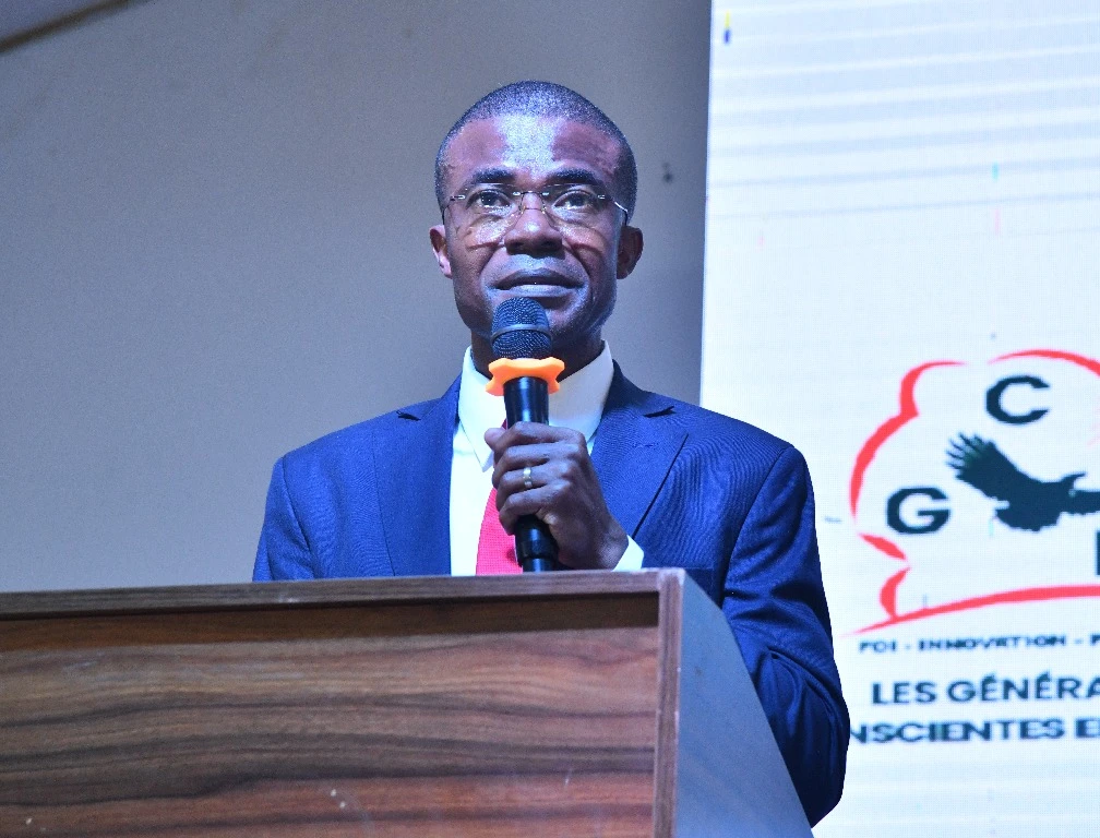 Image de Politique. Le 22 février 2025, Daniel Israël Kouassi, président du mouvement "Générations Conscientes en Marche" (GCM), a officiellement annoncé sa candidature à l’élection présidentielle ivoirienne lors d’un rassemblement à Dimbokro, sa ville natale. Porte-voix d’une jeunesse en quête de changement, il a détaillé les raisons de son engagement et présenté un programme axé sur la transparence électorale, la cohésion sociale et l’inclusion politique. Dans un contexte national marqué par des tensions et des défis socio-économiques, sa candidature suscite déjà des débats et des espoirs. Mais au-delà des discours, quelle vision propose-t-il réellement pour l’avenir de la Côte d’Ivoire ? Une candidature ancrée dans les aspirations de la jeunesse Daniel Israël Kouassi incarne une nouvelle génération de leaders politiques qui entendent bousculer les traditions et les pratiques établies. À 45 ans, cet ancien activiste et entrepreneur se présente comme le candidat des jeunes, une frange de la population souvent marginalisée malgré les promesses répétées des gouvernements successifs. « Depuis des décennies, toutes les politiques des gouvernements qui se sont succédé ont laissé entendre que la jeunesse est leur priorité. Cela résonnait comme un slogan. À l'heure du bilan, pas besoin de dessin pour dire que nous ne ressentons pas du tout cette place de choix qu’ils ont bien voulu nous accorder », a-t-il déclaré lors de son discours à Dimbokro. Avec un taux de chômage élevé parmi les jeunes et un sentiment croissant d’exclusion, la candidature de Kouassi pour la Présidentielle 2025 résonne comme un appel à l’action. Il promet de redonner une voix à cette génération souvent perçue comme désenchantée, en proposant des réformes structurelles pour améliorer l’accès à l’emploi, à l’éducation et à la formation professionnelle. Son mouvement, le GCM, se veut une plateforme inclusive, rassemblant des jeunes de tous horizons, diplômés ou non, pour construire ensemble un avenir meilleur. Transparence électorale et cohésion nationale : des priorités clés L’un des points forts du discours de Daniel Israël Kouassi réside dans son plaidoyer pour une réforme du système électoral ivoirien. Le GCM réclame un audit complet de la liste électorale, un redécoupage des circonscriptions et une révision approfondie du processus d’inscription des votants. Ces mesures, selon lui, sont essentielles pour garantir des élections libres, transparentes et apaisées. « Nous demandons pour la cohésion nationale et la stabilité de notre pays, pour préserver des vies humaines, pour plus d'équité et d'égalité, que nos aînés, en l'occurrence, le Président Laurent Gbagbo, l’ancien maire du Plateau Akossi Bendjo et nos frères, l’ex-président de l’Assemblée nationale, Soro Kigbafori Guillaume et le président du COJEP Blé Goudé Charles, soient réinscrits sur la liste électorale », a-t-il insisté. Cette proposition de Daniel Israël Kouassi qui vise à réintégrer des figures politiques comme Laurent Gbagbo et Soro soulève des questions sur la réconciliation nationale et la gestion des divisions passées. Kouassi défend l’idée que l’inclusion de tous les acteurs politiques, sans exclusion, est une condition sine qua non pour bâtir une démocratie durable et apaisée. Cependant, cette position ne fait pas l’unanimité et pourrait susciter des débats houleux dans les mois à venir. Un mouvement nationaliste tourné vers l’avenir Le GCM se présente comme un mouvement nationaliste, prônant l’amour de la patrie, la paix et la cohésion sociale. Daniel Israël Kouassi insiste sur la nécessité de transcender les clivages ethniques, régionaux et générationnels pour construire une Côte d’Ivoire unie et prospère. Son programme met l’accent sur la lutte contre la corruption, la modernisation des infrastructures et le développement économique inclusif. Par ailleurs, le candidat entend investir massivement dans les technologies numériques et l’innovation, considérées comme des leviers essentiels pour créer des emplois et stimuler la croissance. Il propose également des mesures pour renforcer la décentralisation et donner plus de pouvoir aux collectivités locales, afin de répondre aux besoins spécifiques des populations. La candidature de Daniel Israël Kouassi représente un vent de renouveau dans le paysage politique ivoirien. Porté par une jeunesse en quête de repères et de perspectives, il incarne une alternative aux figures traditionnelles du pouvoir. Cependant, son projet politique, bien que séduisant sur le papier, devra faire face à de nombreux défis, notamment celui de convaincre une population sceptique après des années de promesses non tenues. Alors que la campagne présidentielle s’annonce intense et compétitive, une question demeure : la Côte d’Ivoire est-elle prête à tourner la page du passé et à embrasser un avenir porté par une nouvelle génération de leaders ?