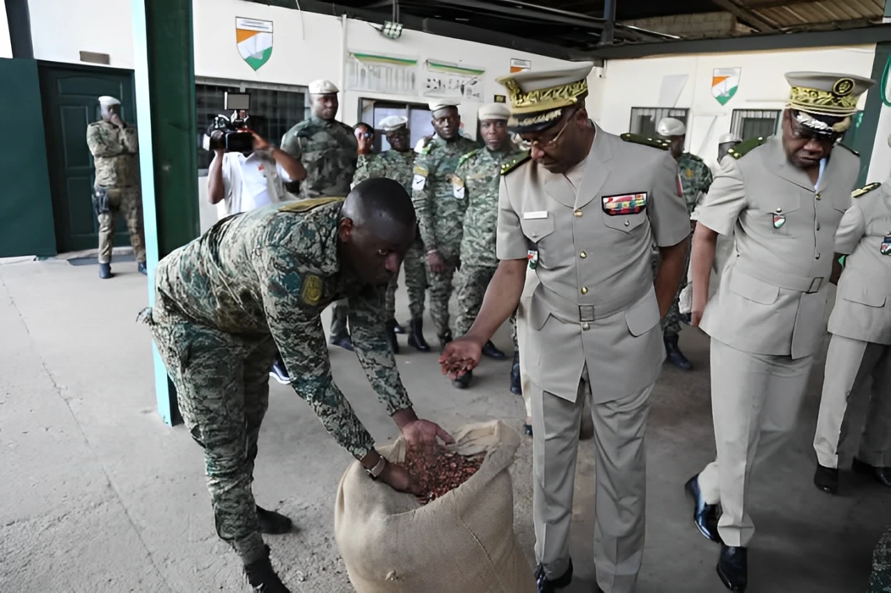 Image de Faits Divers. Dans une opération coup de poing, l’Unité Mobile d’Intervention Rapide (UMIR) a démantelé une fraude douanière d’une ampleur inédite au port d’Abidjan, mettant en lumière les failles d’un système gangrené par la contrebande et l’évasion fiscale. Au cœur de ce scandale : l’exportation frauduleuse de fèves de cacao, dissimulées sous de fausses déclarations de caoutchouc naturel. Avec 84,822 tonnes de cacao saisies et un préjudice financier colossal pour le Trésor public, cette affaire révèle les défis auxquels fait face la Côte d’Ivoire, premier producteur mondial de cacao. Mais au-delà des chiffres, une question se pose : comment protéger une filière vitale pour l’économie nationale face à des réseaux de fraude de plus en plus sophistiqués ? Une fraude sophistiquée : Du caoutchouc au cacao L’affaire a débuté par une enquête discrète de l’UMIR, qui a rapidement mis en évidence les agissements d’une entreprise officiellement agréée pour l’exportation d’hévéa. Sous couvert de légalité, cette société a orchestré un vaste système de fraude en déclarant des cargaisons de caoutchouc naturel, alors qu’elle exportait en réalité des fèves de cacao. Cette manipulation lui a permis de contourner le Droit Unique de Sortie (DUS), fixé à 14,6 % pour le cacao, en profitant d’une taxe réduite à 1,5 % pour l’hévéa. Lors d’une opération menée hors du port, six conteneurs suspects ont été interceptés et acheminés à la base de l’UMIR à Yopougon Gesco. L’ouverture de ces conteneurs a révélé une réalité accablante : 1 266 sacs de fèves de cacao, pesant au total 84,822 tonnes, étaient soigneusement dissimulés. Cette découverte a propulsé l’affaire au rang de l’un des plus grands scandales douaniers récents en Côte d’Ivoire. Le Directeur Général des Douanes, le Général DA Pierre Alphonsé, a immédiatement saisi le Procureur de la République près le Pôle Pénal Economique et Financier pour engager des poursuites judiciaires. Deux individus ont été placés en détention, mais les investigations se poursuivent pour déterminer l’étendue exacte de la fraude et identifier d’éventuels complices. Un manque à gagner colossal pour l’économie ivoirienne Cette fraude douanière de la contrebande de cacao au port d'Abidjan n’est que la partie émergée d’un iceberg bien plus vaste :, qui sévit depuis des années en Afrique de l’Ouest. La Côte d’Ivoire, premier producteur mondial de cacao, est particulièrement touchée par ce fléau, qui draine des milliards de francs CFA hors des caisses de l’État. En décembre 2023, une enquête de l’agence de presse Reuters a révélé que près de 8 500 tonnes de cacao ivoirien avaient été acheminées illégalement vers la Guinée, où les prix sont nettement plus élevés. En Guinée, le kilogramme de cacao peut atteindre 5 000 FCFA, contre 1 800 FCFA en Côte d’Ivoire. Cette différence de prix, accentuée par la flambée des cours mondiaux du cacao (atteignant un record historique de 12 931 dollars la tonne en 2023), incite de nombreux producteurs et trafiquants à se tourner vers ce marché parallèle. Les conséquences économiques sont désastreuses. Selon les estimations, le manque à gagner pour le Trésor ivoirien s’élève à 573 millions de dollars (365 milliards de FCFA) pour le seul dernier trimestre de 2023. Cette perte de revenus fragilise une filière déjà confrontée à des défis majeurs, tels que la rareté croissante des fèves et l’augmentation des coûts de production. Les autorités à l’offensive : Une lutte sans relâche contre la contrebande Face à l’ampleur de la menace, les autorités ivoiriennes ont intensifié leurs efforts pour endiguer la contrebande et sécuriser la filière cacao. En 2024, le Conseil du Café-Cacao (CCC) a mené plusieurs opérations d’envergure, aboutissant à la saisie de 33 camions transportant 1 100 tonnes de cacao en octobre, puis de 3 autres camions avec 1 500 sacs en février. Ces interventions, bien que significatives, ne suffisent pas à éradiquer un phénomène profondément enraciné. La contrebande de cacao est en effet favorisée par des réseaux transfrontaliers bien organisés, qui profitent de la porosité des frontières et de la complicité de certains acteurs locaux. Pour y faire face, les autorités misent sur une approche multidimensionnelle, combinant renforcement des contrôles, modernisation des infrastructures douanières et sensibilisation des populations. Le Général DA Pierre Alphonsé a lancé un appel solennel à la vigilance des citoyens et des exportateurs, les encourageant à dénoncer tout trafic illégal. La lutte contre la fraude et la contrebande est l’affaire de tous. Chacun doit jouer son rôle pour protéger notre économie et préserver les ressources vitales de notre pays, a-t-il déclaré. Alors que la Côte d’Ivoire s’efforce de préserver sa place de leader mondial du cacao, les défis ne manquent pas. Entre fraude douanière, contrebande transfrontalière et flambée des prix, la filière cacao est sous pression. Les autorités multiplient les initiatives pour sécuriser les revenus et garantir une rémunération équitable aux producteurs, mais les obstacles restent nombreux. Dans ce contexte, une question cruciale se pose : comment moderniser et sécuriser la filière cacao pour en faire un levier durable de développement économique ? La réponse passera sans doute par une collaboration renforcée entre les acteurs publics et privés, une meilleure traçabilité des fèves et une lutte implacable contre les réseaux criminels. Mais surtout, elle nécessitera une prise de conscience collective de l’importance de préserver cette ressource stratégique pour l’avenir de la Côte d’Ivoire. Alors, comment garantir que le cacao, or brun de la Côte d’Ivoire, continue de bénéficier à tous, des producteurs aux exportateurs, sans être siphonné par des intérêts illégaux ?