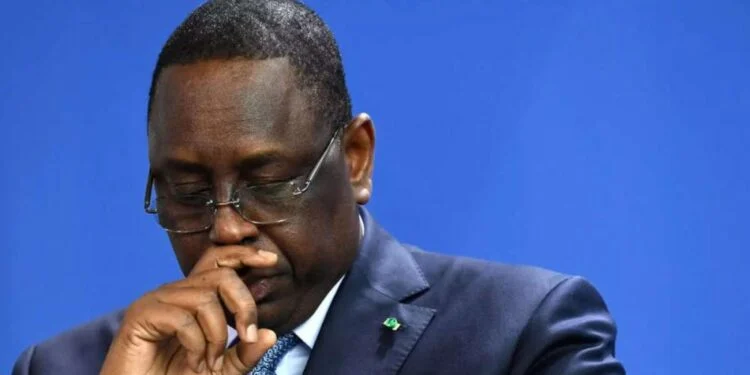 Image de Affaires Etrangères. Le Sénégal est en pleine tourmente politique et judiciaire. Le rapport explosif de la Cour des comptes a mis en lumière des irrégularités financières et des malversations présumées sous l’ancien régime de Macky Sall. Le gouvernement actuel, dirigé par Bassirou Diomaye Faye, a décidé de passer à l’offensive, promettant que personne ne sera épargné, pas même l’ancien président. Une page se tourne, mais à quel prix pour la stabilité politique et économique du pays ? Une chasse aux corrupteurs sans précédent Dès son arrivée au pouvoir, l’équipe de Bassirou Diomaye Faye a fait de la lutte contre la corruption et la mauvaise gestion une priorité absolue. Cette volonté s’est traduite par une série d’audits et d’enquêtes visant les dignitaires de l’ancien régime. Plusieurs figures emblématiques du gouvernement de Macky Sall ont été interpellées, voire interdites de quitter le territoire national. Ces actions témoignent d’une détermination sans faille à assainir les finances publiques et à rétablir la confiance des citoyens. Le rapport de la Cour des comptes, rendu public récemment, a servi de catalyseur à cette offensive. Il révèle des irrégularités financières massives, notamment une dette publique atteignant 99,67 % du PIB, bien supérieure aux chiffres annoncés par l’ancien gouvernement. Le déficit budgétaire pour 2023 a également été réévalué à 12,3 %, contre 4,9 % initialement déclarés. Ces écarts considérables soulèvent des questions sur la transparence et la gestion des fonds publics sous l’ancien régime. Le porte-parole du gouvernement, Moustapha Ndjekk Sarré, a été sans équivoque : « Je ne lui donne pas de circonstances atténuantes. Tout ce qui s’est passé s’est passé sous ses ordres. On peut même le considérer comme le chef de gang qui a commis des actes criminels. Des poursuites judiciaires contre Macky Sall ne sauraient être évitées. » Ces propos, d’une rare virulence, montrent que Macky Sall est directement dans le viseur des autorités. Macky Sall : entre déni et accusations de manœuvre politique Face à ces accusations, l’ancien président Macky Sall a adopté une stratégie de défense agressive. Il dénonce une « manœuvre politique » visant à le discréditer, lui et son héritage. Dans plusieurs interventions médiatiques, il a rejeté en bloc les conclusions du rapport de la Cour des comptes, affirmant ne pas se reconnaître dans les faits qui lui sont reprochés. Cependant, les preuves accumulées par la Cour des comptes semblent accablantes. Outre les chiffres sur la dette et le déficit budgétaire, le rapport met en lumière une « dette bancaire importante », contractée hors du cadre budgétaire et absente des comptes officiels de l’État. Ces pratiques, qualifiées de « gestion irrégulière » et potentiellement « criminelles », pourraient conduire à des poursuites judiciaires contre l’ancien président et plusieurs de ses collaborateurs. La situation est d’autant plus explosive que Macky Sall reste une figure influente au Sénégal. Ses soutiens dénoncent une justice partiale et une volonté de l’actuel gouvernement de régler des comptes politiques. Cette polarisation risque de fragiliser le climat social et politique, déjà tendu dans un contexte économique difficile. Les enjeux pour le Sénégal : entre justice et stabilité La détermination du gouvernement à poursuivre les responsables des malversations financières est louable, mais elle soulève des questions sur les conséquences à long terme pour le Sénégal. D’un côté, cette offensive judiciaire pourrait renforcer la transparence et la bonne gouvernance, en envoyant un message fort à ceux qui seraient tentés de détourner les fonds publics. De l’autre, elle risque de créer des tensions politiques et sociales, voire de diviser le pays. Le Sénégal, souvent cité en exemple pour sa stabilité démocratique en Afrique de l’Ouest, se trouve à un carrefour décisif. La manière dont cette crise sera gérée aura un impact significatif sur l’avenir du pays. Le gouvernement devra trouver un équilibre entre la recherche de justice et la préservation de la paix sociale. Par ailleurs, cette affaire met en lumière les défis structurels auxquels fait face le Sénégal. La gestion des finances publiques, la transparence des institutions et la lutte contre la corruption sont des enjeux majeurs pour le développement économique du pays. Les réformes engagées par le nouveau régime devront aller au-delà des poursuites judiciaires pour instaurer un système plus robuste et résilient. Le Sénégal traverse une période de transition tumultueuse, marquée par une volonté de rupture avec les pratiques du passé. Le rapport de la Cour des comptes et les actions judiciaires qui en découlent sont le symbole de cette nouvelle ère. Cependant, les défis sont nombreux, et les risques de déstabilisation ne doivent pas être sous-estimés. Alors que Macky Sall se prépare à affronter la justice sénégalaise| , une question cruciale se pose : le Sénégal parviendra-t-il à concilier justice et stabilité, ou cette quête de vérité risque-t-elle de plonger le pays dans une nouvelle crise politique ?