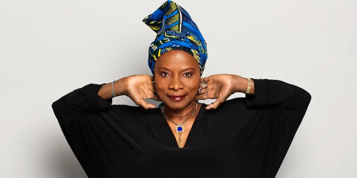 Image de Musique/Radio. Dans une récente interview, Angélique Kidjo, légende vivante de la musique africaine, a exprimé son admiration pour le rappeur ivoirien Didi B, qu’elle considère comme « son fils ». Entre similitudes artistiques et respect mutuel, cette rencontre entre deux générations de talents africains souligne l’universalité et la richesse de la musique du continent. Retour sur les propos de Kidjo, les parcours croisés de ces deux artistes et leur impact sur la scène musicale internationale. Angélique Kidjo et Didi B : des similitudes frappantes Angélique Kidjo, icône de la musique africaine et ambassadrice culturelle du Bénin, n’a pas hésité à comparer son parcours à celui du jeune rappeur ivoirien Didi B. Dans une interview récente, Kidjo a décrit Didi B comme « son fils », soulignant les nombreuses similitudes entre eux. « Didi B, c'est mon fils un peu comme moi-même : talent naturel, complet, universel, surtout courageux », a-t-elle déclaré. Cette comparaison n’est pas anodine. Angélique Kidjo, connue pour son tube planétaire « Agolo », a bâti une carrière internationale en mêlant traditions africaines et influences modernes. Elle a su conquérir des publics variés, tout en restant fidèle à ses racines. De son côté, Didi B, figure montante du rap ivoirien, a su s’imposer grâce à son talent brut, son énergie sur scène et sa capacité à toucher un public jeune et diversifié. Angélique Kidjo a également salué le courage de Didi B, notamment sa capacité à remplir des stades et à attirer des fans de différentes nationalités. « Ça ne m'étonne même pas de voir ces différents concerts aux stades. Il va les remplir, pas seulement par les Ivoiriens, mais aussi par les autres nationalités », a-t-elle ajouté, tout en espérant recevoir une invitation pour l’un de ses shows. Deux générations, une même passion pour la musique africaine Angélique Kidjo et Didi B représentent deux générations distinctes de la musique africaine, mais leur passion pour leur art et leur engagement envers leur public les rapprochent. Kidjo, avec plus de trois décennies de carrière, a ouvert la voie à de nombreux artistes africains en prouvant que la musique du continent pouvait rayonner à l’international. Didi B, quant à lui, incarne la nouvelle génération d’artistes africains qui repoussent les limites du rap et des musiques urbaines. Son succès fulgurant, marqué par des concerts à guichets fermés et des collaborations avec des artistes internationaux, témoigne de l’évolution et de la diversification de la musique africaine. Cette rencontre entre Kidjo et Didi B symbolise également la transmission et la continuité dans l’industrie musicale africaine. Alors que Kidjo continue d’inspirer les jeunes artistes, Didi B représente l’avenir, porteur d’une énergie nouvelle et d’une vision audacieuse. FEMUA 2025 : une scène pour célébrer la musique africaine Angélique Kidjo et Didi B se retrouveront sur la même scène lors du Festival des Musiques Urbaines d’Anoumabou (FEMUA) en 2025. Cet événement, qui se tiendra du 15 au 20 avril, est l’un des plus importants festivals de musique en Afrique de l’Ouest. Il réunit chaque année des artistes de renom et des talents émergents, offrant une plateforme unique pour célébrer la diversité et la richesse de la musique africaine. La participation de Kidjo et Didi B au FEMUA 2025 promet d’être un moment fort du festival. Alors que Kidjo apportera son expérience et son aura internationale, Didi B incarnera la vitalité et l’innovation de la nouvelle génération. Ensemble, ils illustrent la capacité de la musique africaine à transcender les frontières et à rassembler les générations. Les propos d’Angélique Kidjo sur Didi B mettent en lumière l’évolution dynamique de la musique africaine, où tradition et modernité se rencontrent pour créer des œuvres universelles. Alors que des légendes comme Kidjo continuent d’inspirer, des artistes comme Didi B repoussent les limites et explorent de nouveaux horizons. Cette rencontre entre deux générations soulève une question essentielle : comment la musique africaine peut-elle continuer à innover tout en préservant ses racines culturelles ? Alors que des événements comme le FEMUA 2025 offrent une plateforme pour célébrer cette richesse, l’avenir de la musique africaine semble plus prometteur que jamais.