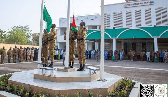 Image de Affaires Etrangères. Dans un geste symbolique fort, le Mali et le Burkina Faso ont officiellement remplacé le drapeau de la CEDEAO par celui de l’Alliance des États du Sahel (AES). Cette décision marque un tournant historique pour ces deux nations, qui affirment ainsi leur volonté de renforcer leur souveraineté et de construire un avenir commun en dehors du cadre de la Communauté économique des États de l’Afrique de l’Ouest (CEDEAO). Moins d’une semaine après la validation officielle du drapeau de l’AES, cette cérémonie solennelle illustre une nouvelle ère de coopération régionale, axée sur l’intégration politique, économique et sécuritaire. Alors que le Niger devrait bientôt suivre, cette initiative soulève des questions sur l’avenir de la coopération en Afrique de l’Ouest et les défis auxquels l’AES devra faire face. Une cérémonie symbolique pour une nouvelle ère La cérémonie de levée du drapeau de l’AES organisée simultanément au Mali et au Burkina Faso, a réuni les plus hautes autorités des deux pays. Au Mali, le président de la transition, le général Assimi Goïta, a présidé l’événement, soulignant que cet acte marquait « une nouvelle étape dans la construction et la consolidation de l’AES ». Il a également insisté sur l’importance de l’unité, de la fraternité et de la détermination des peuples malien, burkinabè et nigérien à œuvrer ensemble pour un avenir meilleur. Au Burkina Faso, le capitaine Ibrahim Traoré, chef de l’État burkinabè, a réaffirmé l’engagement de son pays à promouvoir le bien-être de ses citoyens, malgré les critiques externes. Dans un discours percutant, il a dénoncé « les esclaves de salon, des Africains qui suivent aveuglement l’impérialisme », appelant ses compatriotes à ne pas se laisser décourager par les défis actuels. Ces déclarations reflètent une volonté claire de rompre avec les influences extérieures et de privilégier une approche endogène pour résoudre les problèmes régionaux. Le Niger, troisième membre fondateur de l’AES, devrait organiser sa propre cérémonie dans les prochains jours, consolidant ainsi cette alliance naissante. Cette série d’événements symboliques s’inscrit dans une dynamique plus large de renforcement de la coopération entre les trois pays, qui ont quitté la CEDEAO il y a plus d’un an pour créer l’AES. Les raisons d’une rupture avec la CEDEAO La décision du Mali, du Burkina Faso et du Niger de quitter la CEDEAO pour former l’AES n’est pas anodine. Elle intervient dans un contexte marqué par des tensions croissantes avec l’organisation ouest-africaine, notamment sur des questions de souveraineté et de gestion des crises sécuritaires. Les trois pays, confrontés à des défis majeurs liés au terrorisme et à l’instabilité politique, ont critiqué la CEDEAO pour son manque de soutien concret et son alignement perçu sur les intérêts des puissances étrangères. L’AES se présente ainsi comme une alternative régionale, centrée sur les priorités des pays du Sahel. Depuis sa création, l’alliance a multiplié les initiatives pour renforcer la coopération dans divers domaines, notamment la sécurité, l’économie et la gouvernance. Par exemple, des accords ont été signés pour faciliter la libre circulation des personnes et des biens, ainsi que pour coordonner les efforts de lutte contre le terrorisme. Ces actions témoignent d’une volonté commune de relever les défis régionaux de manière autonome et solidaire. Cependant, cette rupture avec la CEDEAO soulève des questions sur l’avenir des relations entre les pays de l’AES et leurs voisins ouest-africains. Alors que la CEDEAO reste une organisation influente dans la région, l’émergence de l’AES pourrait redéfinir les dynamiques de coopération en Afrique de l’Ouest. Comment ces deux blocs coexisteront-ils ? Et quelles seront les implications pour l’intégration régionale à long terme ? Les défis et les perspectives de l’AES Si l’AES représente une opportunité pour le Mali, le Burkina Faso et le Niger de renforcer leur coopération, elle doit également faire face à des défis importants. Le premier d’entre eux est la situation sécuritaire. Les trois pays sont en proie à des attaques terroristes répétées, qui menacent leur stabilité et leur développement. La coordination des efforts militaires et de renseignement sera cruciale pour contrer ces menaces, mais elle nécessitera des ressources et une volonté politique soutenue. Sur le plan économique, l’AES devra également relever des défis majeurs. Les trois pays figurent parmi les plus pauvres du monde, avec des économies fragiles et dépendantes des matières premières. Pour réussir, l’alliance devra mettre en place des politiques économiques communes, favoriser les échanges commerciaux et attirer des investissements étrangers. La création d’une monnaie commune, évoquée par certains observateurs, pourrait être une étape clé, mais elle nécessitera une coordination étroite et des réformes structurelles profondes. Enfin, l’AES devra naviguer dans un environnement géopolitique complexe. Les relations avec les puissances étrangères, notamment la France et les États-Unis, restent tendues, tandis que les partenariats avec d’autres pays, comme la Russie et la Chine, suscitent des débats. Comment l’AES parviendra-t-elle à préserver son indépendance tout en établissant des relations mutuellement bénéfiques avec ses partenaires internationaux ? Le remplacement du drapeau de la CEDEAO par celui de l’AES marque un tournant historique pour le Mali et le Burkina Faso, et bientôt pour le Niger. Cette décision symbolise une volonté claire de renforcer la souveraineté et la coopération entre les pays du Sahel, tout en s’affranchissant des structures régionales traditionnelles. Cependant, l’AES devra faire face à des défis majeurs, notamment en matière de sécurité, d’économie et de diplomatie. Alors que l’alliance prend son envol, une question cruciale se pose : l’AES parviendra-t-elle à incarner une nouvelle ère de coopération régionale, capable de relever les défis du Sahel et de promouvoir un avenir prospère pour ses populations ? La réponse à cette question dépendra de la capacité des dirigeants et des peuples de l’AES à transformer cette vision en réalité, tout en surmontant les obstacles qui se dressent sur leur chemin.