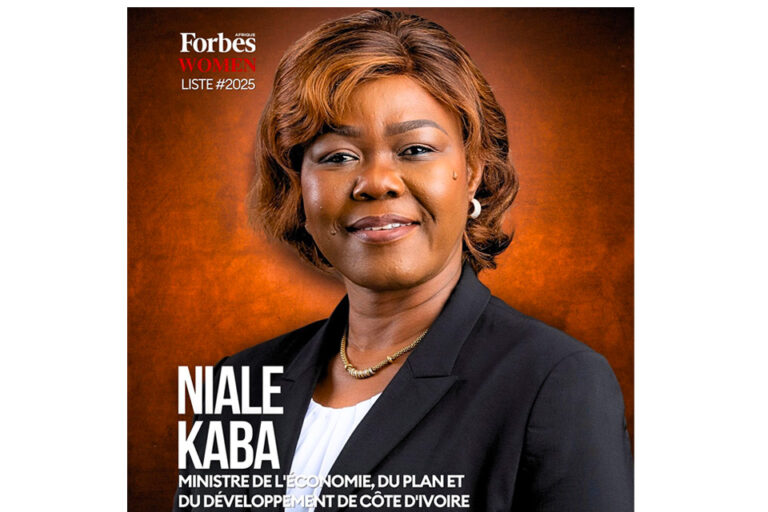 Deuxième Image de Politique. Dans une édition spéciale dédiée à la célébration des droits des femmes, le magazine Forbes a dévoilé son classement des 50 femmes africaines les plus influentes en 2023. Parmi ces figures emblématiques, Nialé Kaba, ministre ivoirienne de l’Économie, du Plan et du Développement, occupe une place de choix. Reconnue pour son expertise, sa persévérance et son leadership, elle incarne l’excellence et la détermination au service du développement économique de la Côte d’Ivoire. Ce classement prestigieux met en lumière des femmes qui, à travers divers secteurs, brisent les plafonds de verre et inspirent les générations futures. Mais qui est Nialé Kaba, et comment a-t-elle marqué l’histoire économique de son pays et du continent africain ? Une carrière au service du développement économique Nialé Kaba est une figure incontournable de l’économie ivoirienne. Diplômée de l’École nationale de la statistique et de l’administration économique (ENSAE) de Paris et de l’Université Panthéon-Sorbonne, elle a également acquis une expertise reconnue en gestion de la politique économique auprès de l’Institut du Fonds monétaire international (FMI). Ces formations prestigieuses ont forgé une femme visionnaire, dotée d’une compréhension approfondie des enjeux économiques et financiers. Depuis 2016, elle occupe le poste de ministre du Plan et du Développement, après avoir été la première femme ivoirienne à diriger le ministère de l’Économie et des Finances de 2012 à 2016. Sous son leadership, la Côte d’Ivoire a connu une croissance économique impressionnante, avec un taux moyen de 9 % par an, faisant du pays l’une des économies les plus dynamiques d’Afrique. Elle a piloté des réformes majeures, notamment l’assainissement des finances publiques, et a obtenu la première notation financière du pays par les agences Moody’s et Fitch. Ces réalisations ont permis à la Côte d’Ivoire de mobiliser des fonds sur les marchés internationaux, renforçant ainsi sa crédibilité financière. À l’échelle internationale, Nialé Kaba s’est illustrée en présidant le Conseil des gouverneurs de la Banque africaine de développement (BAD) entre 2019 et 2020. Durant cette période, elle a supervisé une augmentation historique de 125 % du capital de l’institution, portant celui-ci à 225 milliards de dollars. Cette performance a renforcé la capacité de la BAD à financer des projets de développement à travers le continent, consolidant ainsi son rôle clé dans la transformation économique de l’Afrique. Une femme inspirante parmi les leaders africaines Le classement de Forbes met en lumière des femmes africaines comme Nialé Kaba qui ont su briser les barrières et s’imposer dans des secteurs traditionnellement dominés par les hommes. Aux côtés de la ministre ivoirienne, on retrouve des personnalités telles que Bella Disu, star nigériane de la Tech et philanthrope, Shirley Billot, créatrice de la marque de cosmétiques Kadalys, et Kelly Massol, fondatrice des Secrets de Loly. Ces femmes, issues de divers horizons, partagent une ambition commune : transformer leurs sociétés et inspirer les générations futures. Pour Forbes, ces figures féminines sont des « rôles-modèles pour les jeunes femmes leaders de demain ». Elles incarnent la résilience, l’innovation et l’engagement, tout en contribuant à faire briller l’Afrique sur la scène internationale. Nialé Kaba, avec son parcours exceptionnel, en est un parfait exemple. Son leadership visionnaire et son dévouement au service du développement économique de la Côte d’Ivoire et de l’Afrique en font une source d’inspiration pour de nombreuses jeunes femmes. Les défis et les perspectives pour l’avenir Si Nialé Kaba a déjà accompli des réalisations remarquables, les défis à relever restent nombreux. La Côte d’Ivoire, bien que dynamique, fait face à des enjeux économiques et sociaux persistants, tels que la réduction des inégalités, la création d’emplois pour les jeunes et la diversification de son économie. En tant que ministre du Plan et du Développement, Nialé Kaba joue un rôle central dans la conception et la mise en œuvre des politiques publiques visant à relever ces défis. À l’échelle continentale, l’Afrique continue de lutter contre des problèmes structurels, notamment l’accès insuffisant aux financements, les infrastructures déficientes et les impacts du changement climatique. Les femmes leaders comme Nialé Kaba ont un rôle crucial à jouer pour promouvoir des solutions innovantes et inclusives. Leur expertise et leur vision sont essentielles pour construire un avenir prospère et durable pour le continent. Le classement de Nialé Kaba parmi les 50 femmes africaines les plus influentes par Forbes est une reconnaissance bien méritée de son travail et de son engagement. Elle incarne l’excellence, la persévérance et le leadership, tout en contribuant de manière significative au développement économique de la Côte d’Ivoire et de l’Afrique. Son parcours inspire non seulement les femmes, mais aussi tous ceux qui croient en la capacité de l’Afrique à se transformer et à prospérer. Alors que la Côte d’Ivoire et le continent africain continuent de faire face à des défis complexes, une question se pose : comment des leaders comme Nialé Kaba peuvent-elles inspirer et mobiliser les générations futures pour construire un avenir meilleur ? La réponse à cette question dépendra de leur capacité à transmettre leur vision, à encourager l’innovation et à promouvoir une croissance inclusive et durable.