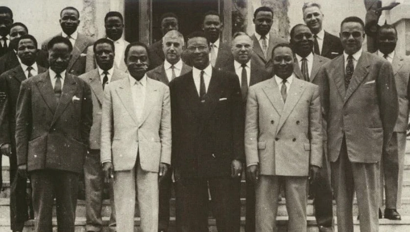 Image de Politique. Le 30 avril 1959, la Côte d’Ivoire franchit une étape décisive dans son histoire en formant son premier gouvernement, sous la direction de Félix Houphouët-Boigny. Moins d’un an avant l’indépendance du pays, ce gouvernement de 13 ministres et 6 secrétaires d’État a posé les bases politiques, économiques et sociales de ce qui allait devenir l’une des nations les plus dynamiques d’Afrique de l’Ouest. Qui étaient ces hommes qui ont accompagné Houphouët-Boigny dans cette aventure historique ? Et comment leur héritage continue-t-il d’influencer la Côte d’Ivoire aujourd’hui ? Félix Houphouët-Boigny : le père fondateur et architecte de l’indépendance Félix Houphouët-Boigny premier ministre de ce gouvernement historique, est une figure emblématique de l’histoire ivoirienne et africaine. Connu pour son engagement sans faille dans la lutte pour la décolonisation, Houphouët-Boigny a joué un rôle clé dans l’accession de la Côte d’Ivoire à l’indépendance, obtenue le 7 août 1960. Avant même cette date, il a su rassembler autour de lui une équipe de ministres compétents et dévoués, chargés de jeter les fondations d’un État moderne. Houphouët-Boigny n’était pas seulement un leader politique visionnaire ; il était aussi un habile négociateur. Son approche pragmatique, notamment en maintenant des relations étroites avec la France tout en revendiquant l’indépendance, a permis à la Côte d’Ivoire de bénéficier d’une transition relativement stable. Ce premier gouvernement, formé en 1959, était le reflet de sa volonté de construire une nation prospère et unie. Les piliers du premier gouvernement : des hommes de conviction et d’action Le premier gouvernement ivoirien était composé de 13 ministres et 6 secrétaires d’État, chacun jouant un rôle crucial dans la mise en place des institutions du pays. Parmi ces figures, on retrouve des noms qui ont marqué l’histoire politique et sociale de la Côte d’Ivoire. - Jean-Baptiste Mockey, vice-premier ministre et ministre de l’Intérieur, était un proche collaborateur de Houphouët-Boigny. Pharmacien de formation, Mockey a apporté une rigueur scientifique à son rôle, tout en s’impliquant activement dans la vie politique du pays. - Auguste Denise et Jean Delafosse, ministres d’État, ont joué un rôle clé dans la consolidation des relations entre les différentes communautés ivoiriennes, favorisant ainsi l’unité nationale. - Alphonse Boni, ministre de la Justice, a œuvré pour la mise en place d’un système judiciaire indépendant et impartial, essentiel pour garantir les droits des citoyens. - Raphaël Saller, aux Finances, aux Affaires économiques et au Plan, a posé les bases d’une économie solide, en mettant l’accent sur la diversification des ressources et la planification stratégique. - Joachim Boni, ministre de l’Éducation nationale, a initié des réformes éducatives visant à alphabétiser la population et à former une main-d’œuvre qualifiée. - Georges Monnet, ministre de l’Agriculture et de la Coopération, a mis en place des politiques agricoles qui ont fait de la Côte d’Ivoire un leader mondial dans la production de cacao et de café. Ces hommes, aux côtés d’autres ministres et secrétaires d’État, ont travaillé sans relâche pour créer un cadre institutionnel solide, capable de soutenir le développement économique et social du pays. L’héritage du premier gouvernement : un modèle pour les générations futures ? Le premier gouvernement de la Côte d’Ivoire, formé en 1959, a laissé un héritage durable. Les institutions qu’il a mises en place, les politiques qu’il a initiées et les valeurs qu’il a défendues continuent d’influencer la vie politique et économique du pays. Des figures comme Laurent Gbagbo et Alassane Ouattara, qui ont marqué l’histoire récente de la Côte d’Ivoire, ont puisé dans cet héritage pour façonner leur vision du pays. Cependant, cet héritage est aussi porteur de défis. La Côte d’Ivoire, comme de nombreux pays africains, est confrontée à des problèmes de gouvernance, de corruption et d’inégalités sociales. Les leçons du passé peuvent-elles inspirer les leaders actuels et futurs à surmonter ces défis ? Comment les nouvelles générations peuvent-elles s’approprier cet héritage pour construire une Côte d’Ivoire plus inclusive et prospère ? Le premier gouvernement de la Côte d’Ivoire, formé le 30 avril 1959, reste un moment fondateur dans l’histoire du pays. Sous la direction de Félix Houphouët-Boigny, ces hommes ont tracé les sillons d’une nation en devenir, posant les bases d’un État moderne et prospère. Leur travail, marqué par la rigueur, la vision et le dévouement, continue d’inspirer les générations futures. Alors que la Côte d’Ivoire fait face à de nouveaux défis, une question se pose : comment les leçons du passé peuvent-elles guider le pays vers un avenir meilleur ? La réponse à cette question dépendra de la capacité des leaders actuels et futurs à s’approprier cet héritage tout en innovant pour répondre aux besoins d’une société en pleine mutation.