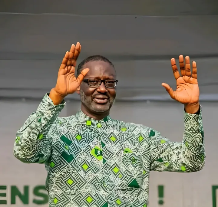 Image de Politique. En Côte d’Ivoire, la question de la nationalité reste un sujet sensible, souvent instrumentalisé à des fins politiques. Tidjane Thiam, président du PDCI-RDA, est aujourd’hui au cœur d’une polémique concernant sa double nationalité. Accusé par des membres du parti au pouvoir, le RHDP, de ne pas être pleinement ivoirien, Thiam a riposté avec fermeté, dénonçant une stratégie xénophobe visant à l’écarter de la course à la présidentielle de 2025. Ce débat, loin d’être anodin, ravive des tensions historiques et interroge sur l’avenir du vivre-ensemble en Côte d’Ivoire. Tidjane Thiam face aux accusations : une défense sans équivoque Tidjane Thiam, ancien dirigeant international et figure montante de la politique ivoirienne, a récemment rompu son silence face aux attaques répétées sur sa nationalité. Dans une interview accordée au journal Le Monde, il a réaffirmé avec force son attachement à la Côte d’Ivoire : « Je suis né à Abidjan et suis ivoirien. » Cette déclaration intervient dans un contexte où des membres du parti au pouvoir, notamment Célestin Doh Serey, ministre du président Alassane Ouattara, remettent en cause sa légitimité en tant que candidat potentiel à la présidentielle. Thiam, qui a également la nationalité française, a pris des mesures concrètes pour se conformer à la Constitution ivoirienne, qui exige que les candidats à la présidence soient exclusivement de nationalité ivoirienne. Il a ainsi engagé des démarches officielles pour renoncer à sa nationalité française, une décision qui témoigne de son engagement envers le pays. « Ce qui compte pour les Ivoiriens, c’est ce qu’ils pensent que je peux faire pour eux. Que je m’appelle Thiam leur est profondément indifférent », a-t-il déclaré, soulignant que les électeurs se soucient davantage des compétences et des projets que des origines ethniques ou familiales. Le néo-nationalisme, une stratégie politique controversée Les attaques contre Tidjane Thiam ne sont pas sans rappeler les accusations qui avaient visé Alassane Ouattara, actuel président de la Côte d’Ivoire, lors de ses premières candidatures. À l’époque, Ouattara avait été accusé d’être d’origine burkinabè, une polémique qui avait alimenté des tensions politiques et sociales. Aujourd’hui, c’est au tour de Thiam d’être la cible de ce que certains qualifient de « néo-nationalisme », une stratégie visant à exclure des candidats sur la base de leur origine ou de leur nationalité supposée. Célestin Doh Serey, lors d’un meeting, a déclaré : « Quelqu’un dont la maman est sénégalaise, dont le papa est sénégalais, parce qu’il a grandi chez Houphouët, on dit c’est notre frère. » Une affirmation qui a été démentie par les faits, puisque la mère de Thiam est bien la nièce de Félix Houphouët-Boigny, premier président de la Côte d’Ivoire. Ces propos, jugés diffamatoires par les partisans de Thiam, révèlent une volonté de diviser l’électorat en jouant sur les sentiments identitaires. Thiam, de son côté, a dénoncé cette stratégie comme étant non seulement xénophobe, mais aussi contre-productive pour le pays. « Il est regrettable que des leaders qui, pour arriver au pouvoir, se sont dits victimes de xénophobie tiennent aujourd’hui des propos xénophobes à mon égard », a-t-il déclaré. Il a également exprimé sa conviction que ces tactiques échoueront, rappelant que la majorité des Ivoiriens sont ouverts et accueillants. Les enjeux pour la présidentielle de 2025 La polémique autour de la nationalité de Tidjane Thiam s’inscrit dans un contexte électoral tendu, à moins de deux ans de la présidentielle d’octobre 2025. Alors que le PDCI-RDA cherche à se positionner comme une alternative crédible au RHDP, les attaques contre son leader risquent de polariser davantage le débat politique. Pour Thiam, l’enjeu est de taille : convaincre les Ivoiriens que son projet politique transcende les clivages ethniques et identitaires. Par ailleurs, cette controverse soulève des questions plus larges sur l’avenir de la démocratie en Côte d’Ivoire. Dans un pays marqué par des crises post-électorales violentes, notamment en 2010-2011, la manière dont les partis politiques abordent les questions de nationalité et d’identité pourrait avoir des répercussions majeures sur la stabilité du pays. Les Ivoiriens, qui aspirent à une paix durable, attendent de leurs leaders qu’ils privilégient le dialogue et l’unité plutôt que la division. Alors que Tidjane Thiam continue de défendre sa légitimité et son projet pour la Côte d’Ivoire, la question de la nationalité reste un sujet brûlant. Les prochains mois seront déterminants pour savoir si les Ivoiriens choisiront de tourner la page des divisions identitaires ou s’ils se laisseront entraîner dans un débat stérile sur les origines de leurs leaders. Dans un pays riche de sa diversité, la véritable question est peut-être celle-ci : la Côte d’Ivoire est-elle prête à embrasser une nouvelle ère politique, fondée sur les idées et les compétences plutôt que sur les origines ?