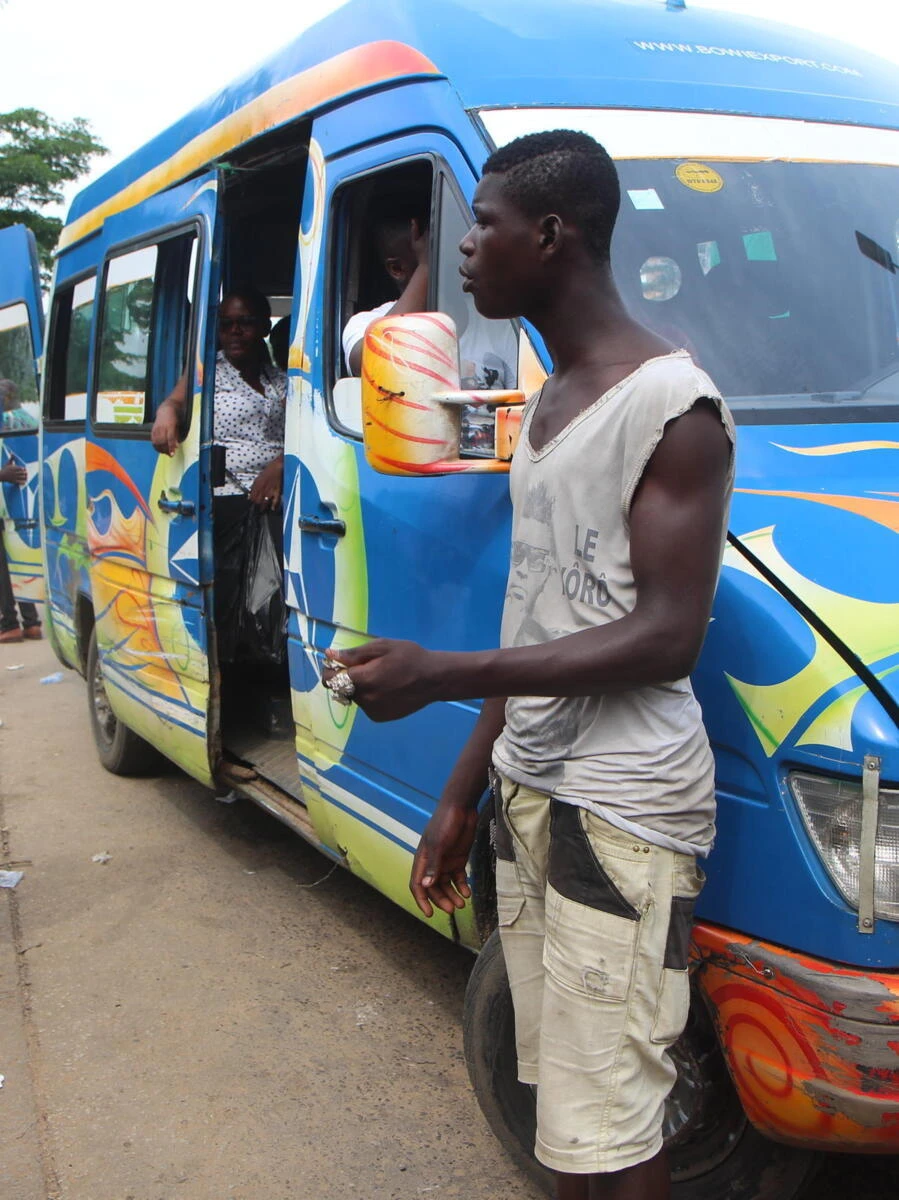 Image de Société. Dès le 6 mars 2025, les minicars de transport en commun, connus sous le nom de "Gbaka", ne pourront plus circuler à l’intérieur de la commune d’Adjamé. Cette décision prise par le District Autonome d’Abidjan vise à fluidifier la circulation et à réorganiser le transport intercommunal. Mais si certains y voient une mesure nécessaire pour moderniser la ville, d'autres redoutent des conséquences négatives pour les usagers et les transporteurs. Une nécessité pour désamorcer la congestion urbaine Depuis plusieurs années, Adjamé est un point nodal du transport urbain à Abidjan. Cette commune concentre une multitude de gares routières, tant officielles qu’informelles, où se croisent chaque jour des milliers de passagers. Malheureusement, cette densité de trafic s’accompagne d’une circulation chaotique, marquée par des embouteillages incessants et des incidents routiers récurrents. Les "Gbaka" sont souvent accusés d’être une source majeure de désordre dans cette effervescence urbaine. Leur stationnement anarchique et leur conduite agressive participent à l’encombrement du centre-ville, au grand dam des automobilistes et des piétons. Face à ce constat, les autorités ont décidé d’agir de manière ferme en restreignant l'accès des minicars Gbaka à Adjamé et en réorganisant leurs circuits. Un nouveau pôle de transport en gestation Dans le cadre de cette réforme, un nouveau site d’embarquement et de débarquement sera aménagé à l’ancienne casse d’Adjamé, près du pont ferraille. Ce hub de transport centralisera toutes les lignes intercommunales reliant Adjamé aux autres communes comme Abobo, Bingerville ou Yopougon. Selon Sansan Ludovic, Directeur du Transport et de la Mobilité Urbaine du District Autonome d’Abidjan, cette initiative s’inscrit dans une volonté de structuration globale des transports publics. L’objectif est de garantir un service plus efficace et plus sécurisé pour les usagers. Cette nouvelle gare ambitionne également d’offrir un meilleur confort aux voyageurs grâce à des infrastructures modernes et mieux organisées. Les responsables du District d'Abidjan ont déjà entamé l’aménagement du site, bien que la mesure ne soit pas encore officiellement en vigueur. Des efforts sont en cours pour optimiser l’accessibilité et assurer une transition fluide entre l’ancien et le nouveau dispositif de transport. Une réforme qui suscite des interrogations Si cette mesure présente des avantages en matière de fluidité et de sécurité routière, elle soulève également des préoccupations majeures parmi les transporteurs et les usagers. Les conducteurs de "Gbaka", qui dépendent fortement des flux de passagers à Adjamé, craignent une baisse de leurs revenus. Le déplacement de leurs terminus pourrait entraîner une réduction du nombre de clients, surtout si le nouveau site n’est pas facilement accessible. Les usagers, quant à eux, redoutent une augmentation des frais de transport. En effet, ceux qui dépendent des "Gbaka" devront peut-être ajouter une correspondance à leur trajet quotidien, engendrant des coûts supplémentaires et un temps de parcours plus long. Par ailleurs, la question de la sécurité et de l’organisation du nouveau site est cruciale. Une réforme de cette envergure ne saurait réussir sans un encadrement strict, afin d’éviter la recréation d’un chaos similaire à celui observé à Adjamé. Le District Autonome d’Abidjan devra donc veiller à une mise en place efficace de cette mesure, en consultant l’ensemble des acteurs concernés et en mettant en place des solutions alternatives pour minimiser l’impact sur les transporteurs et les usagers. Alors que la date butoir du 6 mars 2025 approche, une question demeure : cette réforme parviendra-t-elle à améliorer durablement la mobilité urbaine à Abidjan, ou créera-t-elle de nouveaux défis pour les habitants ?