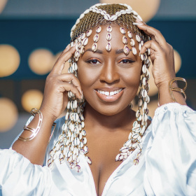 Image de Musique/Radio. La scène culturelle africaine est en ébullition avec une reconnaissance de taille pour l'artiste ivoirienne Amee Slam. Slameuse, chanteuse et actrice engagée, elle s'impose une fois de plus comme une figure incontournable du continent. Son talent et son impact lui valent aujourd'hui d'être classée parmi les 100 femmes les plus influentes d'Afrique en 2025, une distinction accordée par le magazine ABCD Africa. Retour sur le parcours inspirant d'une artiste qui transcende les frontières et les disciplines pour marquer son époque. Amee Slam : une ascension fulgurante sur la scène culturelle africaine Depuis ses débuts, Amee Slam s'est illustrée par une plume singulière et une voix capable de captiver les foules. Son engagement artistique va bien au-delà de la simple performance : elle porte un message fort sur les réalités sociales, la condition des femmes et l'identité africaine. Son style unique, mêlant slam et mélodies contemporaines, lui a permis de se faire un nom sur la scène musicale ivoirienne et au-delà. Lauréate de onze prix prestigieux, elle a su s'imposer comme une voix essentielle de sa génération. Récemment, elle a marqué les esprits en dévoilant une mixtape de 14 titres, un projet ambitieux qui met en lumière son évolution artistique et son audace créative. Son engagement ne se limite pas à la musique. Amee Slam est également actrice, utilisant son talent pour sensibiliser à des thématiques sociétales majeures. Elle incarne ainsi un modèle pour de nombreuses jeunes femmes africaines qui aspirent à faire entendre leur voix et à s'imposer dans des domaines souvent dominés par les hommes. Un concert attendu et une reconnaissance continentale Le succès d'Amee Slam ne se dément pas. Le public ivoirien et africain aura bientôt l'occasion de la retrouver en live lors d'un concert exceptionnel prévu le 10 mai 2025 au Wafou, à Abidjan. Cet événement s'annonce comme un moment fort de sa carrière, où elle pourra partager avec son public ses nouvelles compositions ainsi que ses classiques qui l'ont révélée. Cette nouvelle distinction, qui place Amee Slam parmi les 100 femmes les plus influentes d'Afrique, vient confirmer son statut d'icône culturelle. Le magazine ABCD Africa met ainsi en lumière son impact non seulement sur la scène artistique, mais aussi dans le combat pour une société plus juste et égalitaire. Une reconnaissance qui s'inscrit dans une dynamique plus large de valorisation des talents féminins sur le continent. Quel avenir pour les femmes dans l'industrie culturelle africaine ? La nomination d'Amee Slam parmi les femmes les plus influentes d'Afrique pose une question fondamentale : comment favoriser davantage l'émergence et la reconnaissance des artistes féminines sur le continent ? Si certaines parviennent à s'imposer, nombreuses sont encore confrontées à des obstacles liés aux inégalités de genre, au manque de soutien et à la précarité du secteur culturel. L'exemple d'Amee Slam prouve qu'avec du talent, de la détermination et une vision claire, il est possible de se faire une place et d'inspirer toute une génération. Mais au-delà des parcours individuels, quelles actions concrètes pourraient être mises en place pour renforcer la présence et l'influence des femmes dans les industries culturelles africaines ?