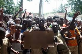 Image de Études/Devoirs. Cela fait plus de trois semaines que les écoliers du groupe TSF à Marcory se plaignait d'une situation provoqué par semble-t-il des agents du service technique de la mairie. En effet, ceux-ci auraient abattu et abandonné dans la cour de l'école un arbre sur le lequel nichait des abeilles. Ainsi, les bestioles en colère sèment la peur sur le territoire. Dans l'attente qu'on vienne débarrasser ces débris, les élèves ont du rester 3 semaines a la maison. Vu que rien n'est fait jusqu'à la, les élèves ont décidé de descendre dans la rue afin qu'une solution soit trouvé au problème. Selon la mairie, il reviendrait au comité de gestion scolaire de débarrasser ces tas de débris et non au service de la mairie. En entendant que quelque chose soit fait, les écoliers attendent toujours a la maison. Triste constat pour l'école ivoirienne!