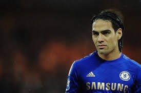 Image de Football. Selon certaines informations, Falcao aurait pour projet de quitter le club de José Mourinho pour semble-t-il avoir un peu plus de temps de jeu. Car il est vrai que depuis son arrivée à Chelsea Fc, le joueur a passé tout le temps sinon presque sur le banc de touche (4 match dont une seule titularisation depuis son arrivée en 2013). C'est une situation qui n'arrange pas les affaires du serial buteur alors qu'il était au Atletico de Madrid en 2013. Plusieurs club seraient déjà intéressé mais la piste du FC Barcelone semble la plus probable.