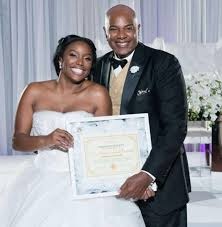 Image de Faits Divers. C'était le jour de son mariage. Brelyn Bowman, fille d'un pasteur a voulu faire une surprise à son père le jour de son mariage et l'idée qu'elle eut a été de lui faire savoir qu'elle était toujours vierge en lui remettant un certificat de pureté établi par un médecin qui prouverait qu'elle est encore vierge. Le père a été ravi de la surprise faite par sa fille. Mais que pensez-vous de cela ? Auriez-vous faire pareille à sa place ?