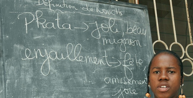 Image de Culture. Trouvez et demandez le sens des mots et expressions nouchi dans ce dictionnaire. Le Nouchi, car c’est de lui qu’il s’agit, né dans les années 80, c’est un langage familier particulier qui se base sur la langue française en intégrant la multiplicité de langues vernaculaires disponibles dans notre pays. Les jeunes abidjanais mal scolarisés ne maîtrisant pas bien le français ont dû coder une langue qui intégrait leurs différents patois. Cette langue était collée à l’image des délinquants. Son étymologie pourrait bien l’expliquer. « Nou », en Malinké, ethnie du Nord de la Côte d’Ivoire signifie « le nez », tandis que « chi » veut dire poil. Cela donne en un mot, « poil de nez » donc « moustache » pour designer le voyou de qui tout le monde a peur. Aujourd’hui encore un Nouchi signifie à Abidjan, un voyou. Longtemps restée l’apanage des enfants de la rue, la langue Nouchi a réussi à étendre son influence, à telle enseigne qu’aujourd’hui elle est parlée par toutes les franges de la population. Le Président de la République lui-même ne faisant pas exception. Elle a également su s’exporter grâce au Zouglou, musique ivoirienne par excellence, et ainsi gagner le monde entier. Il est bon de signifier que le Nouchi est une langue extrêmement vivante qui n’est soumise à aucun contrôle dans l’expansion de son lexique. Toutes les tendances partent généralement du Black Market, célèbre marché noir d’Abidjan et se propagent progressivement dans la ville. Certains ambassadeurs de la langue, les artistes chanteurs comme les RAS, Ismaël Isaac, NASH, ont atteint un niveau quasi inégalable et difficilement décodable pour le commun des abidjanais. Toutefois, il existe des expressions consacrées. Pour rester dans la dynamique des Top 10 initiés par Ziad Maalouf sur la plate-forme Mondoblog, je vous propose ce Top 10 des expressions les plus usuelles (sues de tous les ivoiriens). Si vous comptez venir faire un tour à Abidjan, pour des vacances, ou pour le boulot voici donc les 10 expressions que vous devez connaître par cœur si vous ne les savez pas déjà).