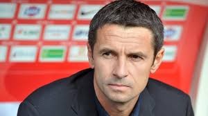 Image de Football. L'ancien coach de Lyon Rémi Garde a été présenté ce lundi comme le nouvel entraîneur du club de Birmingham, qui lutte pour le maintien en Premier League. Le Français a signé un contrat de trois ans et demi.